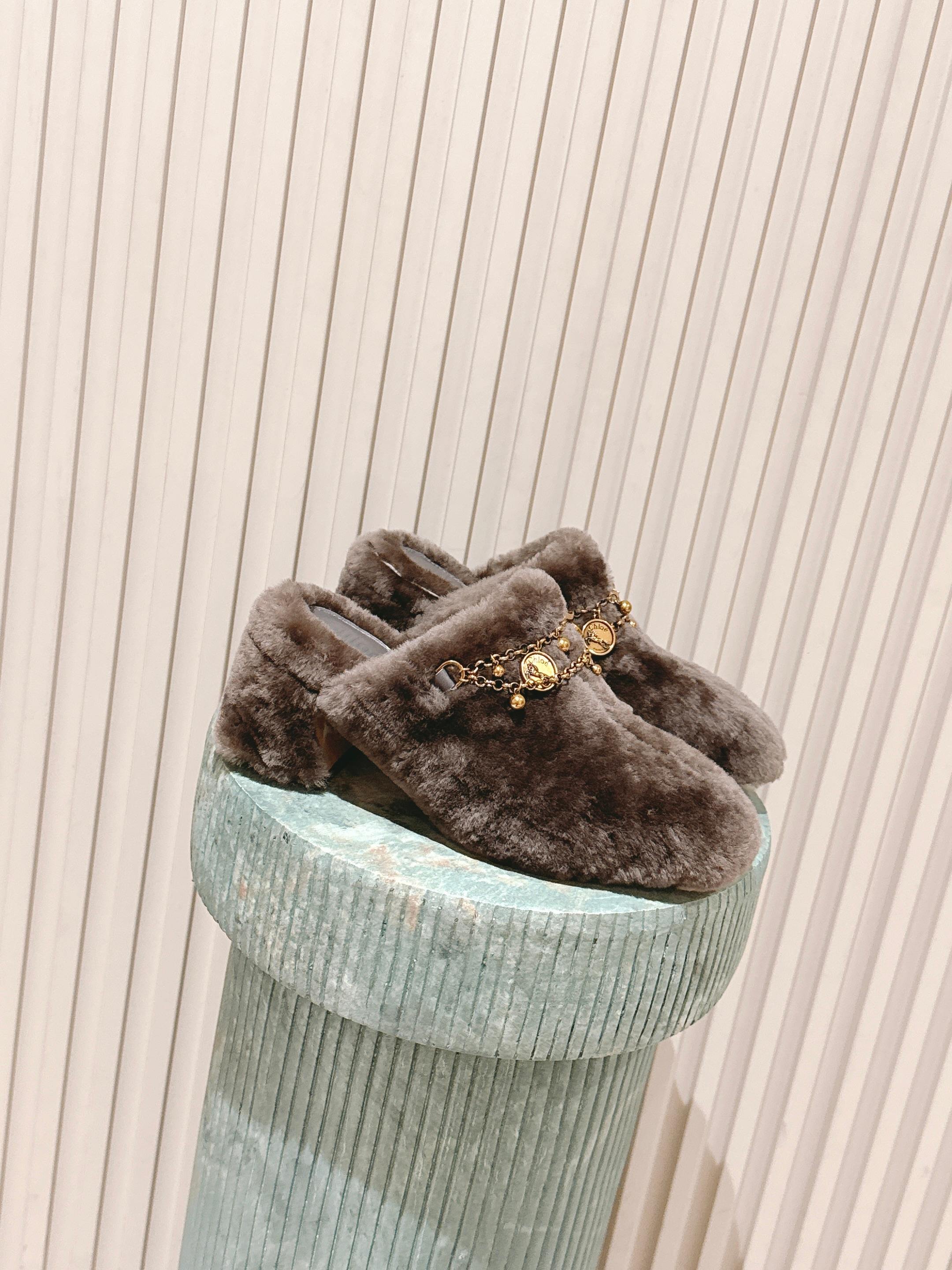 NO:559623,Top version: Chloe/Chloe's classic autumn and winter new toe-toe fur slippers, Chloe fur shoes and cotton shoes, with slotted and stuffed cowhide pads in the back palm. All the positions are just right. It is a hot item on the Internet. Big celebrities in the top leisure and vacation series are unanimously pursuing this model, and it is even out of stock. It is an indispensable single item in midsummer. The slippers are very attractive and fashionable and sporty. They can show your elegance, lightness, slimming, and white feet in your own way.  Fabric imported lamb wool Original original sole Heel height about 5.5cm Size 35-39. (40, customized non-refundable, semi-slip fur shoes, chloe, loewe, slippers, cowhide19860909顶级版本:Chloe 克洛伊/蔻依经典秋冬新款包头毛拖克洛伊毛毛鞋棉鞋,配上后掌位置挖槽填充牛皮小垫 所有的位置刚刚好 ,网红爆款,顶级休闲度假系列大咖网红一致追求此款,更是断货一度难求 盛夏不可缺少的单品拖鞋,上脚极具吸引时髦运动风尚,以你的方式彰显你的优雅、轻便、显瘦、显脚白 面料进口羊羔毛 原版原版鞋底  跟高约5.5cm 尺码35-39.（40,定制不退不,半拖毛毛鞋,chloe,loewe,slippers,cowhide,Women's Shoes