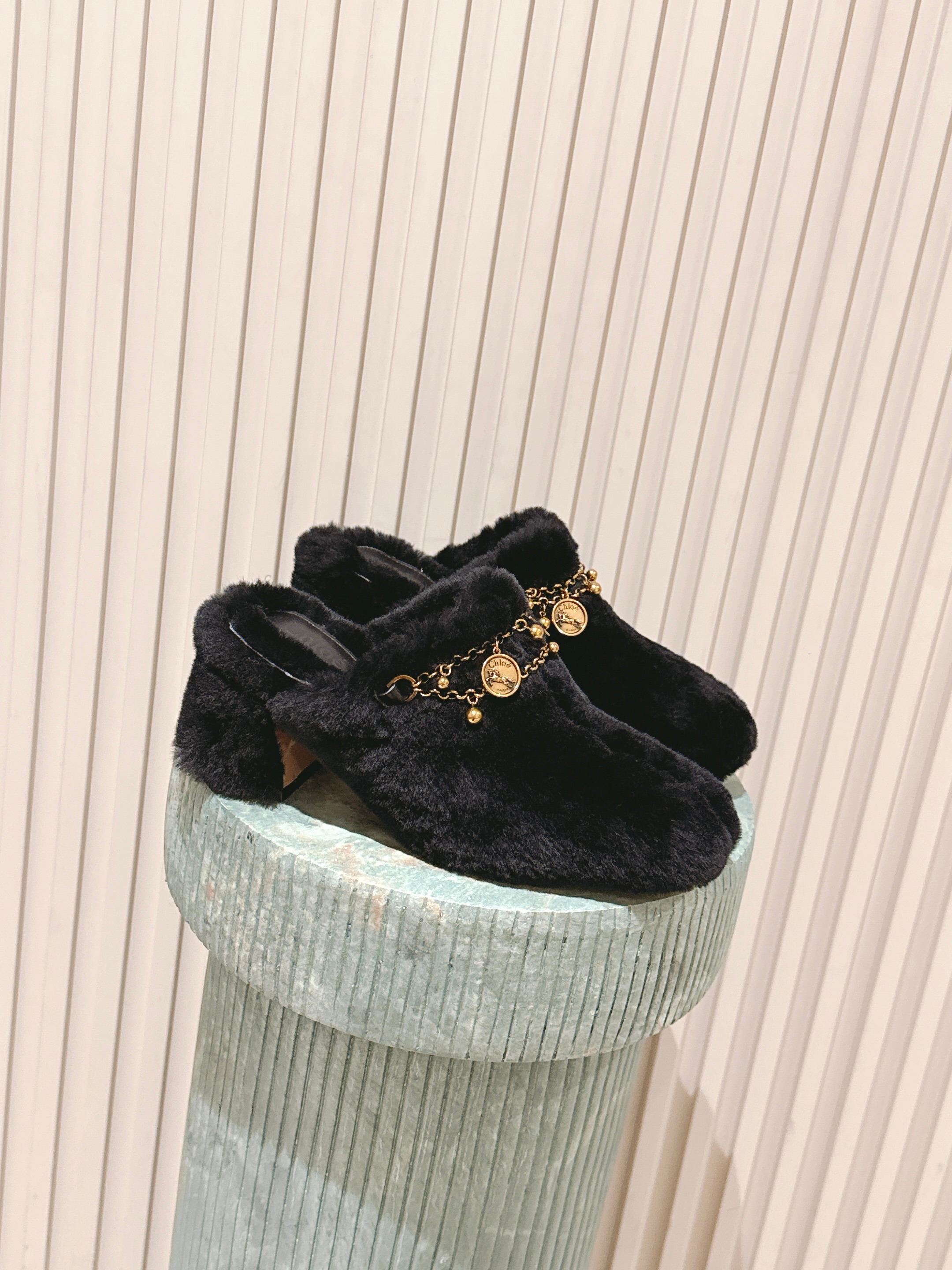 NO:559625,Top version; Chloe/Chloe's classic autumn and winter new toe-toe fur slippers. Chloe fur shoes and cotton shoes, with slotted and stuffed cowhide pads in the back palm. All the positions are just right. Internet celebrity hot style. The top casual vacation series. Big celebrities and Internet celebrities unanimously pursue this style. It is even out of stock. An indispensable single item slippers in midsummer. It is very attractive and fashionable sports style. Show your elegance, lightness, slimming and white feet in your way. Fabric imported from lamb wool  Original original sole, heel height about 5.5cm, size 35-39. (40, customized, non-refundable, semi-slippers, slippers, cowhide19860909顶级版本； 克洛伊/蔻依经典秋冬新款包头毛拖克洛伊毛毛鞋棉鞋,配上后掌位置挖槽填充牛皮小垫 所有的位置刚刚好 ,网红爆款,顶级休闲度假系列大咖网红一致追求此款,更是断货一度难求 盛夏不可缺少的单品拖鞋,上脚极具吸引时髦运动风尚,以你的方式彰显你的优雅、轻便、显瘦、显脚白 面料进口羊羔毛 原版原版鞋底  跟高约5.5cm 尺码35-39.（40,定制不退不,半拖毛毛鞋,slippers,cowhide,Women's Shoes