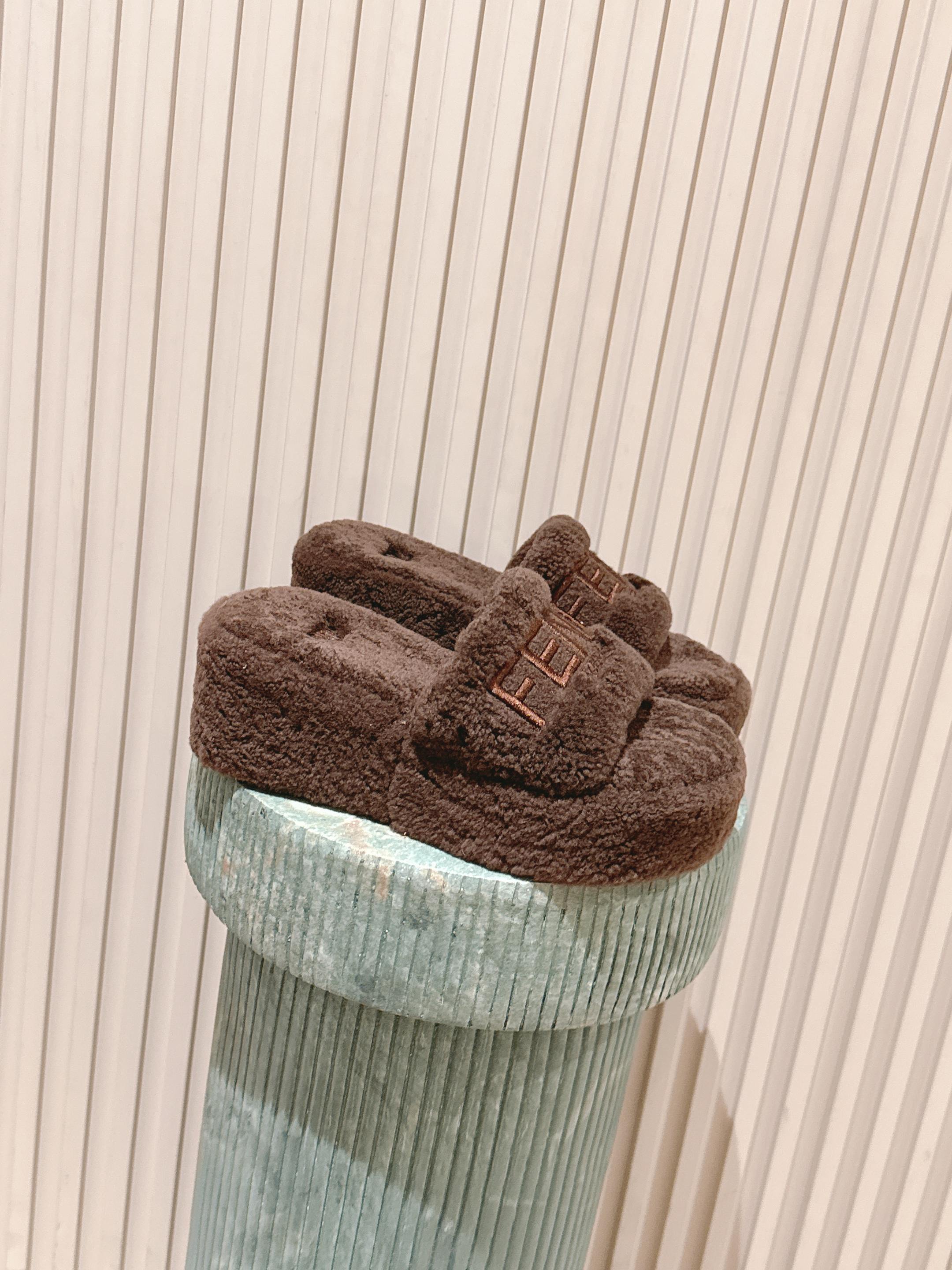 NO:559620,Top version Top version Fendi fur drag show main series, new products are online, the design of Fendi table legs is inspired by the main series of shoes in this year's show. New slippers of the season. As we all know, shoes are always designed to be full of high-end, high-end and classy and versatile and never go out of style. The pace of following fashion trends cannot fall behind. Fabric Original wool Lining wool Outsole Original molded sole Size:#  35-41 (41 is custom-made and cannot be returned or exchanged), furry shoes and slippers, fendi, fendi, slippers19860909顶级版本顶级版本Fendi 芬迪毛拖走秀主推系列,新品上线,芬具桌脚设计灵感改创于今年秀场的主推系列鞋履 当季新品拖鞋,众所周知,鞋子永远设计为高级感满满的,高端大气上档次且百搭永不过时,时尚潮流追随的脚步却无法落下 面料原版羊毛 内里羊毛 大底原版开模鞋底 Size:# 35-41（41定做不退不换）,毛毛鞋拖鞋,fendi,fendi,slippers,Women's Shoes