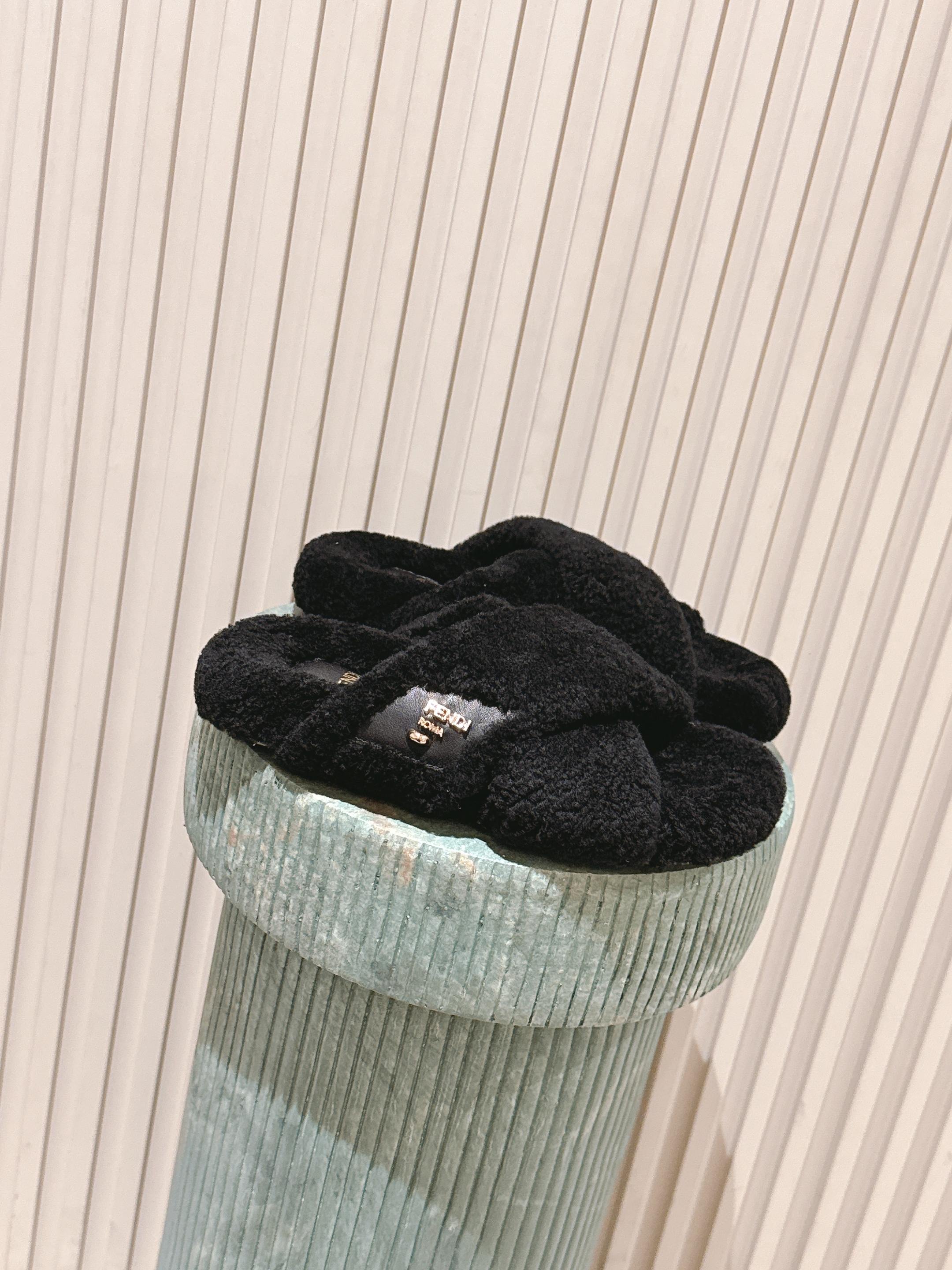 NO:559619,Top version:: Fendi Fendi fur drag show main series, new products are online, the design of Fendi table legs is inspired by the main series of shoes in this year's show. Fur slippers are the new season slippers. As we all know, shoes are always designed to be full of high-end, high-end and high-end and versatile and never go out of style. The pace of following fashion trends cannot be left behind. Fabric Original wool Lining wool Outsole Original molded sole Size:#  35-41 (41 is custom-made and cannot be returned or exchanged), furry shoes and slippers, fendi, fendi, slippers19860909顶级版本::Fendi 芬迪毛拖走秀主推系列,新品上线,芬具桌脚设计灵感改创于今年秀场的主推系列鞋履 毛拖毛毛鞋 当季新品拖鞋,众所周知,鞋子永远设计为高级感满满的,高端大气上档次且百搭永不过时,时尚潮流追随的脚步却无法落下 面料原版羊毛 内里羊毛 大底原版开模鞋底 Size:# 35-41（41定做不退不换）,毛毛鞋拖鞋,fendi,fendi,slippers,Women's Shoes