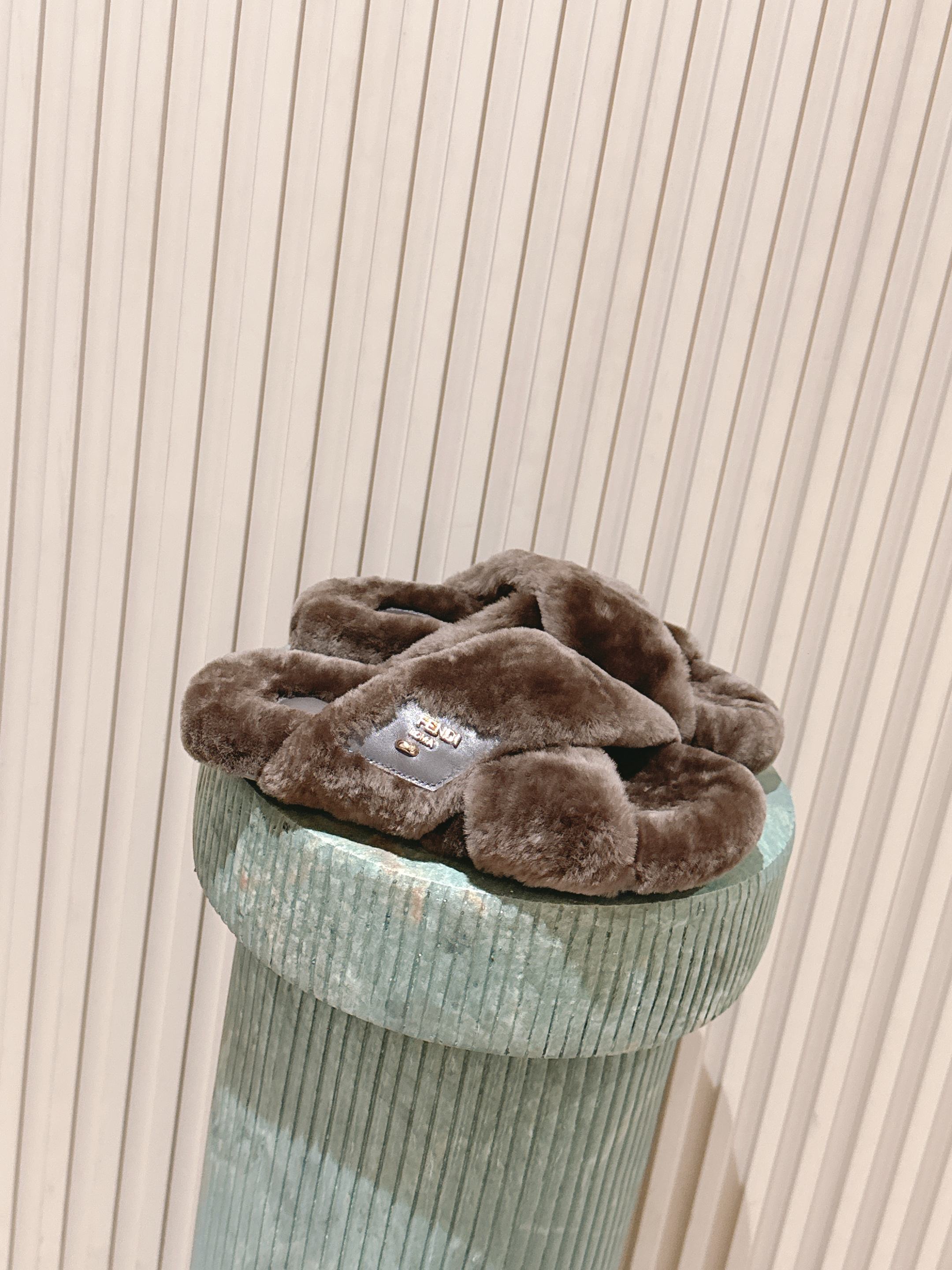 NO:559621,Top version: Fendi Fendi fur drag show main series, new products are online, the design of Fendi table legs is inspired by the main series of shoes in this year's show. Fur slippers are the new season slippers. As we all know, shoes are always designed to be full of high-end, high-end and high-end and versatile and never go out of style. The footsteps of following fashion trends cannot be left behind. Fabric original wool Lining wool Outsole original molded sole Size:#  35-41 (41 is custom-made and cannot be returned or exchanged), furry shoes and slippers, fendi, fendi, slippers19860909顶级版本:Fendi 芬迪毛拖走秀主推系列,新品上线,芬具桌脚设计灵感改创于今年秀场的主推系列鞋履 毛拖毛毛鞋 当季新品拖鞋,众所周知,鞋子永远设计为高级感满满的,高端大气上档次且百搭永不过时,时尚潮流追随的脚步却无法落下 面料原版羊毛 内里羊毛 大底原版开模鞋底 Size:# 35-41（41定做不退不换）,毛毛鞋拖鞋,fendi,fendi,slippers,Women's Shoes