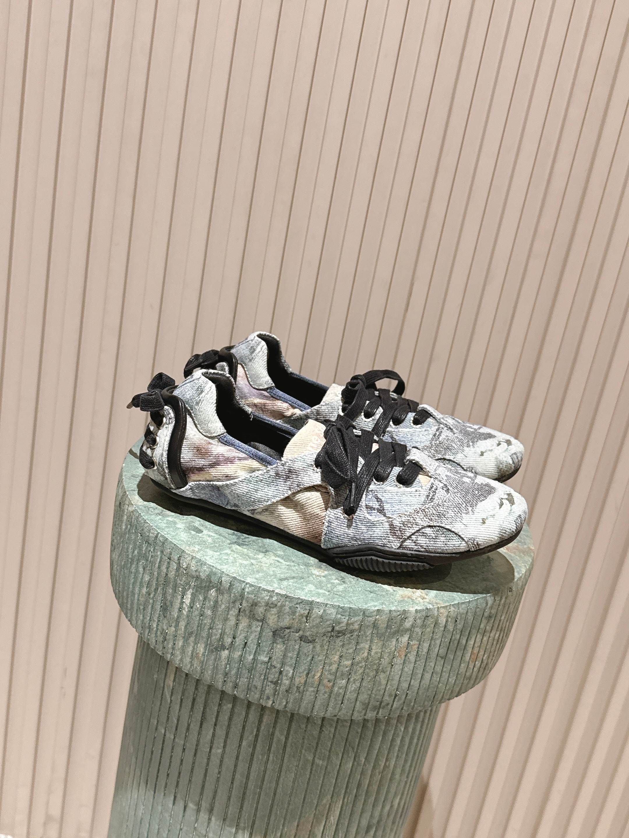 NO:559617,Purchasing agent Acne Studios 25ss new spring and summer catwalk ballet shoes. It can be said that every pair is a shoe that can be treasured. This year's ballet shoes are really beautiful. The design and ballet shoes are instantly stunning!  The details are completely compared to the original ones. The original molded outsole is very comfortable. Size#35-40 (40 orders are not returnable), casual shoes/sports shoes, Acne studios, dior, sneakers19860909代购级 Acne Studios 25ss 春夏季新款走秀款芭蕾鞋 可以说每一双都是可以珍藏的鞋子 今年这款芭蕾鞋真的是太美了 设计搭配芭蕾舞鞋瞬间仙儿到爆！ 细节完全对比原版做的相当精细 原版开模大底 舒适度拉满 Size#35-40(40订做不退换),休闲鞋/运动鞋,acne studios,dior,sneakers,Women's Shoes