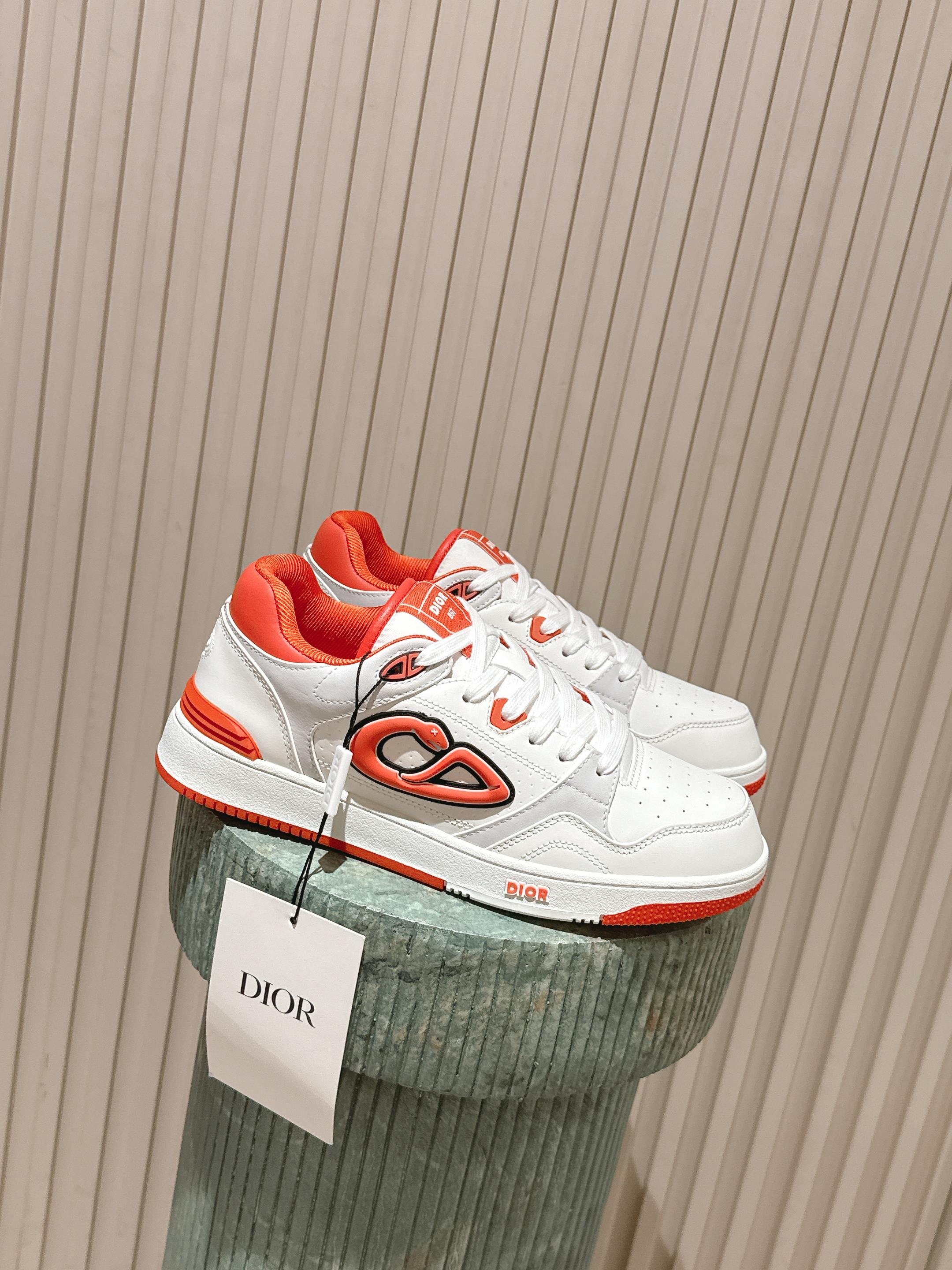 NO:559608,The top version for couples in Dongguan. DIOR AND KAWS B57 Dribble low-top sneakers - limited numbered edition (same style as the star Jay Chou) Original version 42, buy ceiling-level quality After more than 5 months of debugging, every small detail has been kept up, and it is very comfortable and versatile. My vs original version is as big as the shoe size and the accessories packaging is 1.1. The original version is the same as the private model. This B57 Dribble sneaker is from DIOR AND KAWS.  Exclusive limited series. The upper is made of imported cowhide + nubuck leather, with white suede and DIOR AND KAWS on the side.   The logo enhances the style, with a colorful snake reinterpreting the brand's signature. A variety of classic details decorate the tongue, sole and backside to enhance the style, while eyelet details, topstitching and rubber panels highlight the dynamic charm of its sporty style. With a two-tone rubber sole, it can be matched with a variety of clothing to create a sophisticated look. Main body: cow leather lining Mesh fabric Three-color DIOR AND KAWS logo on the side Dior B57 logo on the tongue Dior B57 logo on the heel CD  Logo low top, padded upper, white lace-up closure with two-tone CD logo eyelets, toe eyelet details, insole decorated with DIOR AND KAWS logo, two-tone rubber outsole with Dior logo side stitching structure, foot pads using the original Uniform PU injection molding process (the original Uniform shoes have chip sensors on both left and right feet).   One pair of white cotton shoelaces (with original luxury airplane box packaging) Size 35-45, casual shoes/sports shoes, dior, sneakers, cowhide19860909顶级版本东莞情侣款.DIOR AND KAWS B57 Dribble低帮运动鞋 -限量编号版（明星周杰伦同款） 原版42,买入 天花板级别质量 经历5个多月调试,一个小细节也跟上,上脚非常非常舒服、百搭. 我家vs原版大到鞋型小到配件包装都是1.1原版一致开私模开对上 这款 B57 Dribble 运动鞋来自DIOR AND KAWS 尊享限定系列.采用鞋面才有进口牛皮+磨砂皮,搭配白色绒面皮,侧面饰以 DIOR AND KAWS 标志提升格调,以彩色蛇形重新诠释品牌标志.鞋舌、鞋底和后侧饰以各种经典细节提升格调,而孔眼细节、缉面线和橡胶镶片则突显其运动风格的动感魅力.带有双色橡胶鞋底,可搭配各式服饰,打造精致造型. 主体:牛皮革里料 网眼织物 侧面饰以三色 DIOR AND KAWS 标志鞋舌饰以 Dior B57 标志鞋跟饰以CD 标志低帮 加垫鞋帮 白色系带开合搭配双色CD标志孔眼鞋头孔眼细节 内底饰以 DIOR AND KAWS 标志双色橡胶外底搭配Dior 标志侧面缝线拼接结构 垫脚采用原版一致pu注塑一体工艺（原版一致鞋子左右脚都有芯片感应） 另附 白色棉质鞋带一副（配原版一致豪华飞机盒包装） 码数35-45,休闲鞋/运动鞋,dior,sneakers,cowhide,Women's Shoes