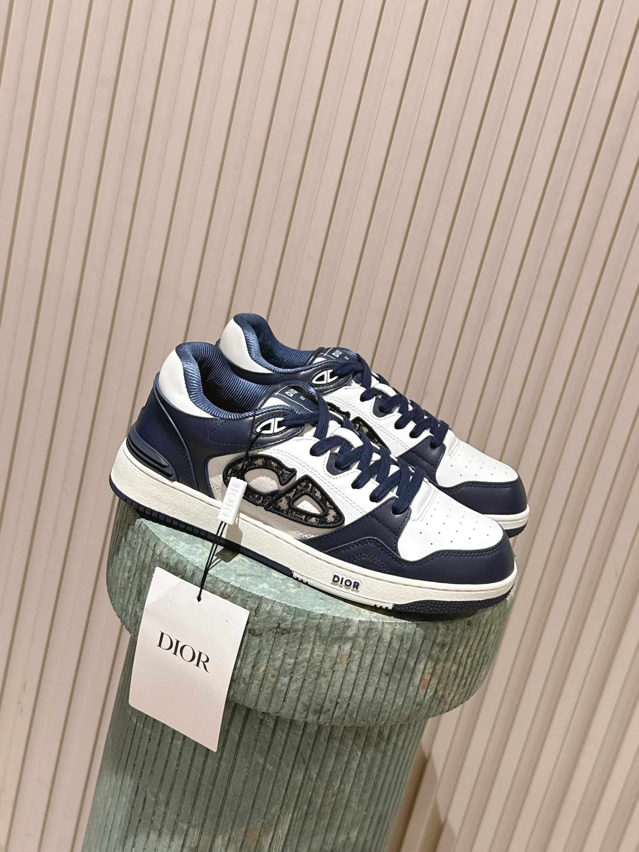 NO:559611,Top version Dongguan men's model. DIOR AND KAWS B57 Dribble low-top sneakers - limited numbered edition (same style as star Jay Chou) Original version 42, buy ceiling-level quality After more than 5 months of debugging, every small detail has been kept up, and it is very comfortable and versatile. My vs original version is as big as the shoe size and the accessories packaging is 1.1. The original version is the same as the private model. This B57 Dribble sneaker is from DIOR AND KAWS.  Exclusive limited series. The upper is made of imported cowhide + nubuck leather, with white suede and DIOR AND KAWS on the side.   The logo enhances the style, with a colorful snake reinterpreting the brand's signature. A variety of classic details decorate the tongue, sole and backside to enhance the style, while eyelet details, topstitching and rubber panels highlight the dynamic charm of its sporty style. With a two-tone rubber sole, it can be matched with a variety of clothing to create a sophisticated look. Main body: cow leather lining Mesh fabric Three-color DIOR AND KAWS logo on the side Dior B57 logo on the tongue Dior B57 logo on the heel CD  Logo low top, padded upper, white lace-up closure with two-tone CD logo eyelets, toe eyelet details, insole decorated with DIOR AND KAWS logo, two-tone rubber outsole with Dior logo side stitching structure, foot pads using the original Uniform PU injection molding process (the original Uniform shoes have chip sensors on both left and right feet).   A pair of white cotton shoelaces (with original luxury airplane box packaging), size 38-45. (customized at 38.45), casual shoes/sports shoes, dior, sneakers, cowhide19860909顶级版本东莞男款.DIOR AND KAWS B57 Dribble低帮运动鞋 -限量编号版（明星周杰伦同款） 原版42,买入 天花板级别质量 经历5个多月调试,一个小细节也跟上,上脚非常非常舒服、百搭. 我家vs原版大到鞋型小到配件包装都是1.1原版一致开私模开对上 这款 B57 Dribble 运动鞋来自DIOR AND KAWS 尊享限定系列.采用鞋面才有进口牛皮+磨砂皮,搭配白色绒面皮,侧面饰以 DIOR AND KAWS 标志提升格调,以彩色蛇形重新诠释品牌标志.鞋舌、鞋底和后侧饰以各种经典细节提升格调,而孔眼细节、缉面线和橡胶镶片则突显其运动风格的动感魅力.带有双色橡胶鞋底,可搭配各式服饰,打造精致造型. 主体:牛皮革里料 网眼织物 侧面饰以三色 DIOR AND KAWS 标志鞋舌饰以 Dior B57 标志鞋跟饰以CD 标志低帮 加垫鞋帮 白色系带开合搭配双色CD标志孔眼鞋头孔眼细节 内底饰以 DIOR AND KAWS 标志双色橡胶外底搭配Dior 标志侧面缝线拼接结构 垫脚采用原版一致pu注塑一体工艺（原版一致鞋子左右脚都有芯片感应） 另附 白色棉质鞋带一副（配原版一致豪华飞机盒包装） 码数38-45.（38.45定做）,休闲鞋/运动鞋,dior,sneakers,cowhide,Women's Shoes