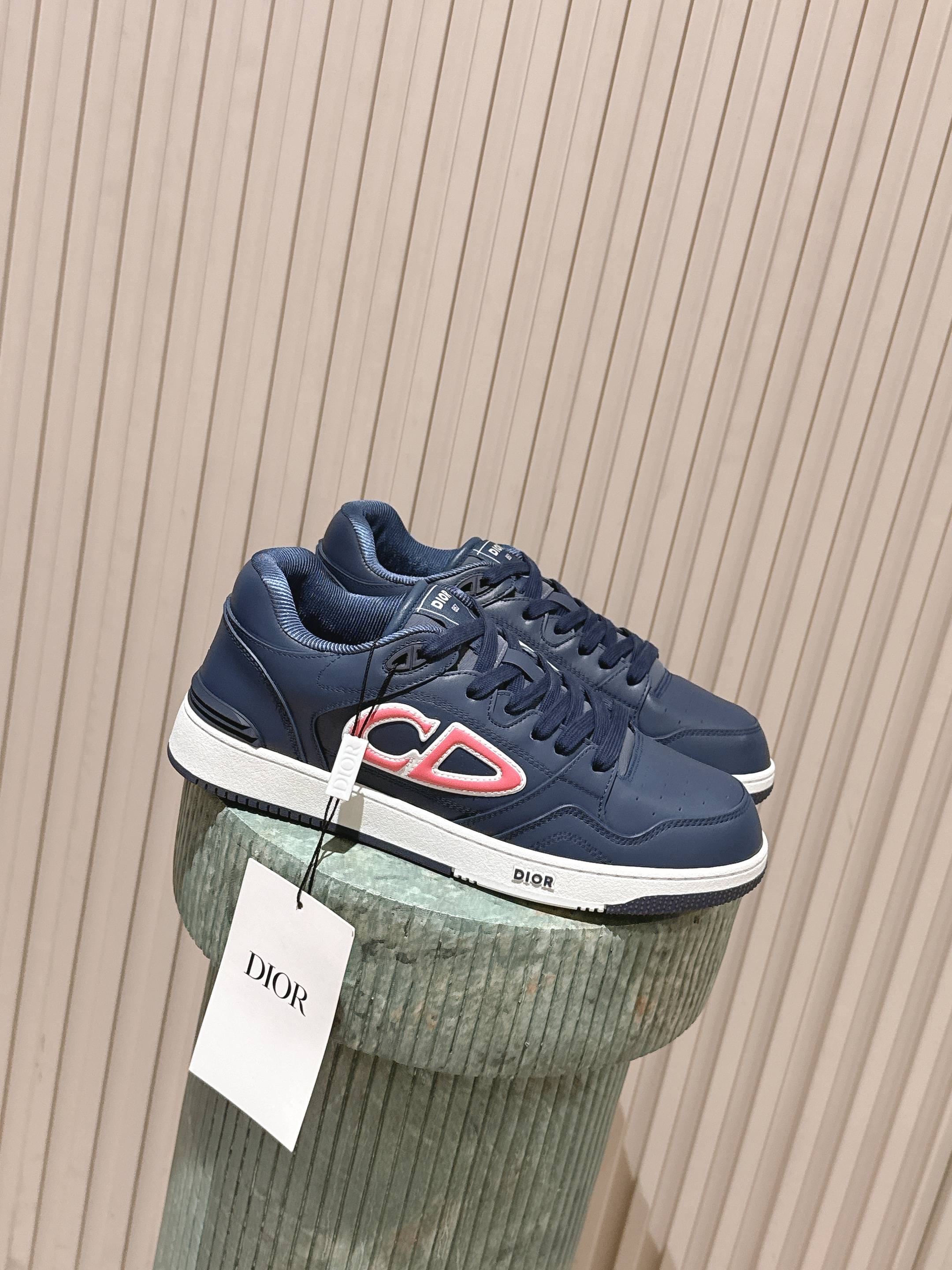 NO:559614,Top version Dongguan men's model. DIOR AND KAWS B57 Dribble low-top sneakers - limited numbered edition (same style as star Jay Chou) Original version 42, buy ceiling-level quality After more than 5 months of debugging, every small detail has been kept up, and it is very comfortable and versatile. My vs original version is as big as the shoe size and the accessories packaging is 1.1. The original version is the same as the private model. This B57 Dribble sneaker is from DIOR AND KAWS.  Exclusive limited series. The upper is made of imported cowhide + nubuck leather, with white suede and DIOR AND KAWS on the side.   The logo enhances the style, with a colorful snake reinterpreting the brand's signature. A variety of classic details decorate the tongue, sole and backside to enhance the style, while eyelet details, topstitching and rubber panels highlight the dynamic charm of its sporty style. With a two-tone rubber sole, it can be matched with a variety of clothing to create a sophisticated look. Main body: cow leather lining Mesh fabric Three-color DIOR AND KAWS logo on the side Dior B57 logo on the tongue Dior B57 logo on the heel CD  Logo low top, padded upper, white lace-up closure with two-tone CD logo eyelets, toe eyelet details, insole decorated with DIOR AND KAWS logo, two-tone rubber outsole with Dior logo side stitching structure, foot pads using the original Uniform PU injection molding process (the original Uniform shoes have chip sensors on both left and right feet).   A pair of white cotton shoelaces (with original luxury airplane box packaging) Size: 39-45 (customized at 38.45), casual shoes/sports shoes, dior, sneakers, cowhide19860909顶级版本东莞男款.DIOR AND KAWS B57 Dribble低帮运动鞋 -限量编号版（明星周杰伦同款） 原版42,买入 天花板级别质量 经历5个多月调试,一个小细节也跟上,上脚非常非常舒服、百搭. 我家vs原版大到鞋型小到配件包装都是1.1原版一致开私模开对上 这款 B57 Dribble 运动鞋来自DIOR AND KAWS 尊享限定系列.采用鞋面才有进口牛皮+磨砂皮,搭配白色绒面皮,侧面饰以 DIOR AND KAWS 标志提升格调,以彩色蛇形重新诠释品牌标志.鞋舌、鞋底和后侧饰以各种经典细节提升格调,而孔眼细节、缉面线和橡胶镶片则突显其运动风格的动感魅力.带有双色橡胶鞋底,可搭配各式服饰,打造精致造型. 主体:牛皮革里料 网眼织物 侧面饰以三色 DIOR AND KAWS 标志鞋舌饰以 Dior B57 标志鞋跟饰以CD 标志低帮 加垫鞋帮 白色系带开合搭配双色CD标志孔眼鞋头孔眼细节 内底饰以 DIOR AND KAWS 标志双色橡胶外底搭配Dior 标志侧面缝线拼接结构 垫脚采用原版一致pu注塑一体工艺（原版一致鞋子左右脚都有芯片感应） 另附 白色棉质鞋带一副（配原版一致豪华飞机盒包装） 码数:39-45（38.45定做）,休闲鞋/运动鞋,dior,sneakers,cowhide,Women's Shoes