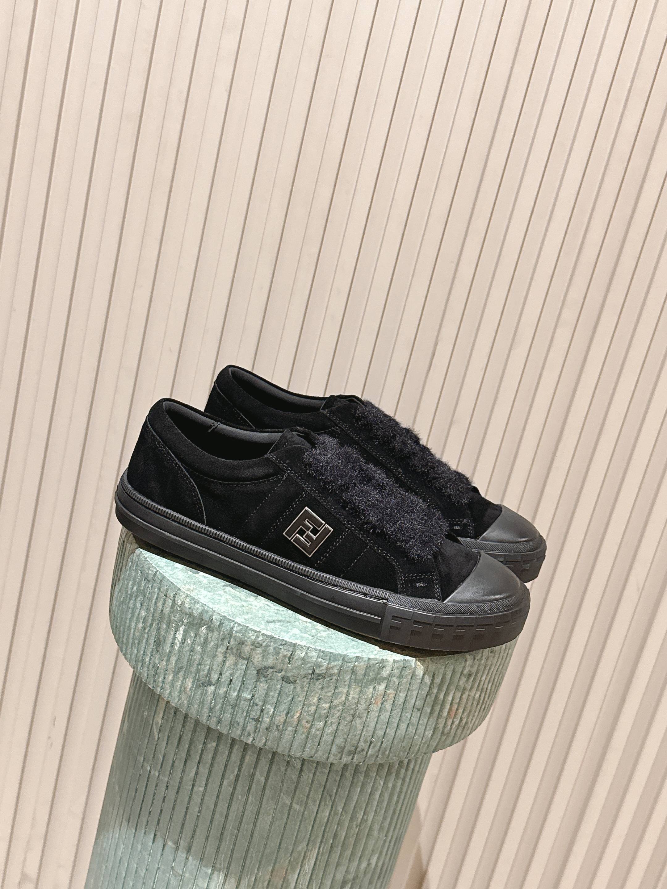 NO:559588,Top version Febdi Fendi's new low-top biscuit shoes sneakers, rubber sole. Suede material, sheepskin lining, decorated with stitched FF pattern embroidery. White sole decorated with contrasting bottom, equipped with embossed texture combination, toe superimposed FF pattern, heel with FENDI Roma logo. Size35-45 (female 40, male 45 customized), casual shoes/sneakers, fendi, fendi, sneakers, sheepskin, chamois leather19860909顶级版本 Febdi芬迪新款低帮饼干鞋运动鞋,橡胶鞋底.麂皮材质 羊皮内里 饰有缝线FF图案刺绣.白色鞋底饰有撞色底部,配有压花纹理组合、鞋头叠加FF图案,鞋跟带有FENDI Roma标志.Size35-45（女40 男45定制）,休闲鞋/运动鞋,fendi,fendi,sneakers,sheepskin,chamois leather,Women's Shoes