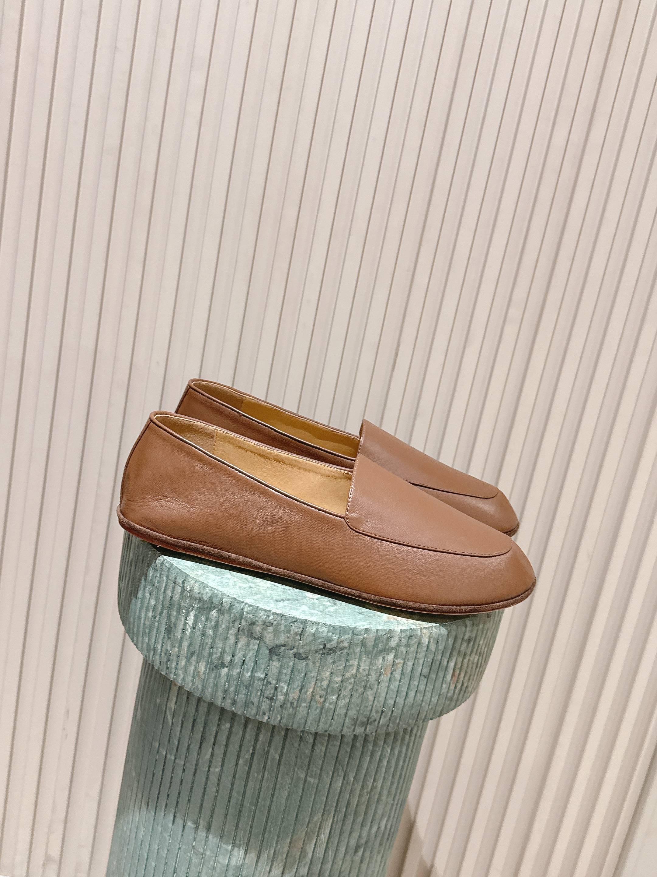 NO:559605,Purchasing-level male Loro Piana LP 55/British style couple style loafers. Purchased from the original version, developed and produced. After more than a year of repeated adjustments, good products are never too late. Made in Dongguan. Purchasing-level quality. Daily wear for a long time without getting tired. Who can resist a pair of versatile and good-looking loafers?  Don't be too elegant at all. The feel and texture of the feet are all right. The key is to make the legs look longer and not tire the feet. The main thing is that it is just right!  Full set of counter-level packaging. Material: Original top-grade sheepskin. Original water-dyed sheepskin lining. Original outsole. Highly elastic and wear-resistant beef tendon sole. Size#35-45, loafers, loro piana, loro piana, loafers, sheepskin, sheep.19860909代购级 男 Loro Piana 诺悠翩雅 LP 55/ 英伦风 情侣款 乐福鞋 原版购入开发 做货 历经一年多反复调整 好货不怕晚 莞产 代购级品质 日常通行久穿不累哦 谁能拒绝得了一双百搭又好看的乐福鞋呢？简直不要太气质,脚感和质感都拿捏,关键是显腿长不累脚,主打的就是一个刚刚好！ 全套专柜级包装 材质原版顶级羊猄皮 内里原版水染羊皮内里 大底原版高弹耐磨牛筋底 Size#35-45,乐福鞋,loro piana,loro piana,loafers,sheepskin,sheep,Women's Shoes