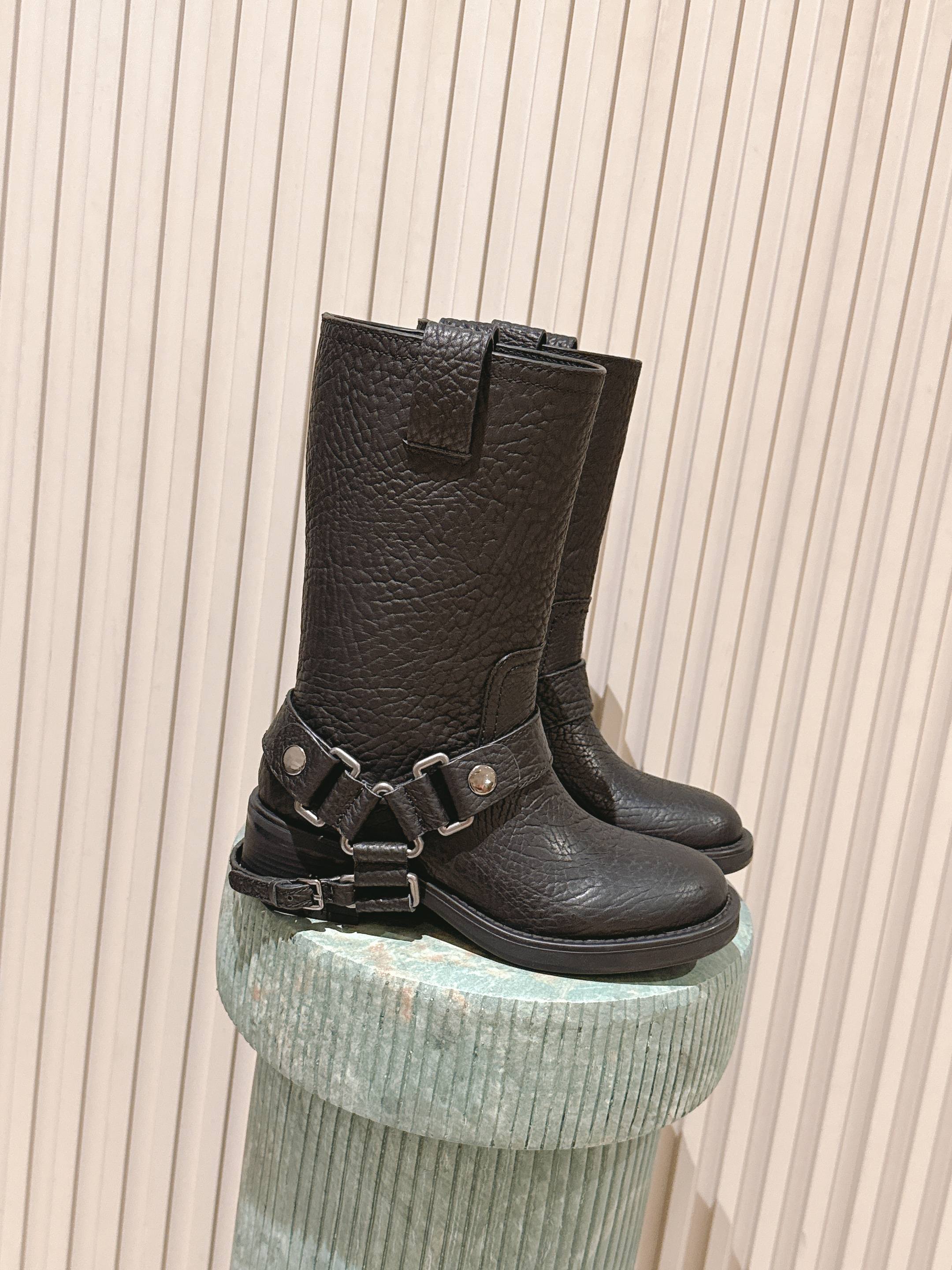 NO:559602,Purchasing agent-level short boots and high boots miu miu fw25 new arrival~ Miu Miu 25ss new autumn and winter thick-soled short boots and knight boots. Simple upper embellishment, full of high-end feeling, super stylish on the feet~ cool, very handsome, fashionable and versatile!  Miu Miu is having fun this year. A must-have item for autumn and winter matching~ Material Imported calfskin, cowhide lining/foot, original molded rubber outsole Size: #35-39 (40 made to order, non-refundable), boots, miumiu, boots, cowhide19860909代购级短靴 高靴 miu miu fw25 new arrival～ 缪缪 25ss 秋冬新款厚底 短靴 骑士靴 简约鞋面点缀 高级感满满 上脚超级有型～酷酷的非常帅气好看,时尚百搭！ Miu Miu今年开挂啦 秋冬季搭配必入的决绝子～ 材质 进口小牛皮 牛皮内里/垫脚 原版开模橡胶大底 Size: #35-39（40 定做不退换）,靴子,miumiu,boots,cowhide,Women's Shoes