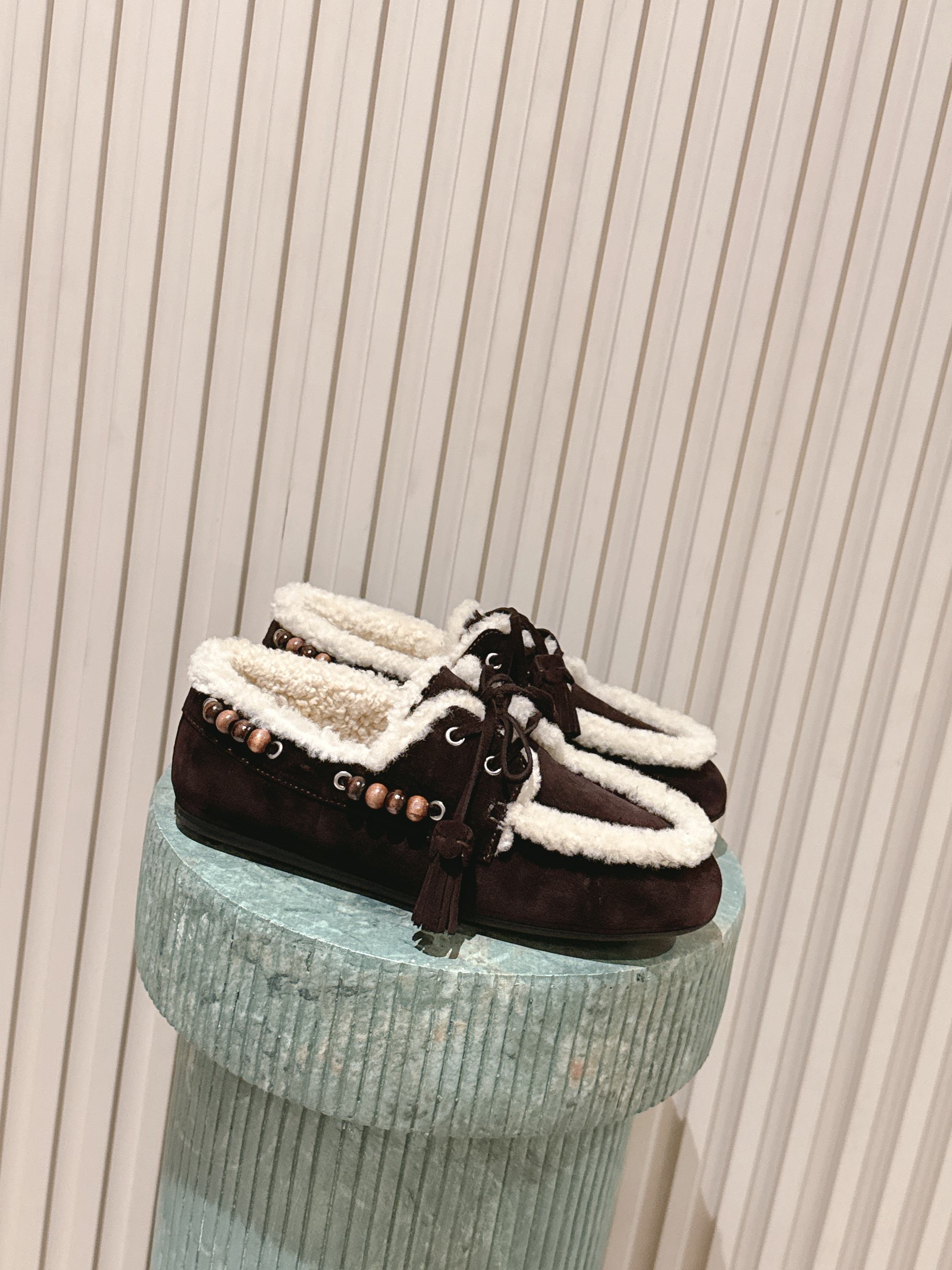 NO:559599,Purchasing agent MiuMiu Miu Miu 2025ss autumn and winter pure wool Loaf Beanie shoes, new catwalk style, good news for driving ladies, retro fashion, simple and advanced, casual matching, very comfortable on the feet. The upper is made of embossed logo and logo to show the unique classic style. The fabric is original cow suede and the lining is sheep curly wool. The outsole is the original open-molded rubber outsole.  Size35-40 (40 is custom-made and cannot be returned or exchanged), loafers, fur shoes, miumiu, loafers19860909代购级 MiuMiu 缪缪2025ss秋冬 纯羊毛乐福豆豆鞋 走秀新款 开车小姐姐的福音复古时尚 简约高级 随意搭配 上脚非常舒适 鞋面采用和压花徽标logo彰显别具一格的经典格调, 面料原版牛反绒 内里羊卷毛 大底原版开模橡胶大底 Size35-40（40订做不退换）,乐福鞋毛毛鞋,miumiu,loafers,Women's Shoes