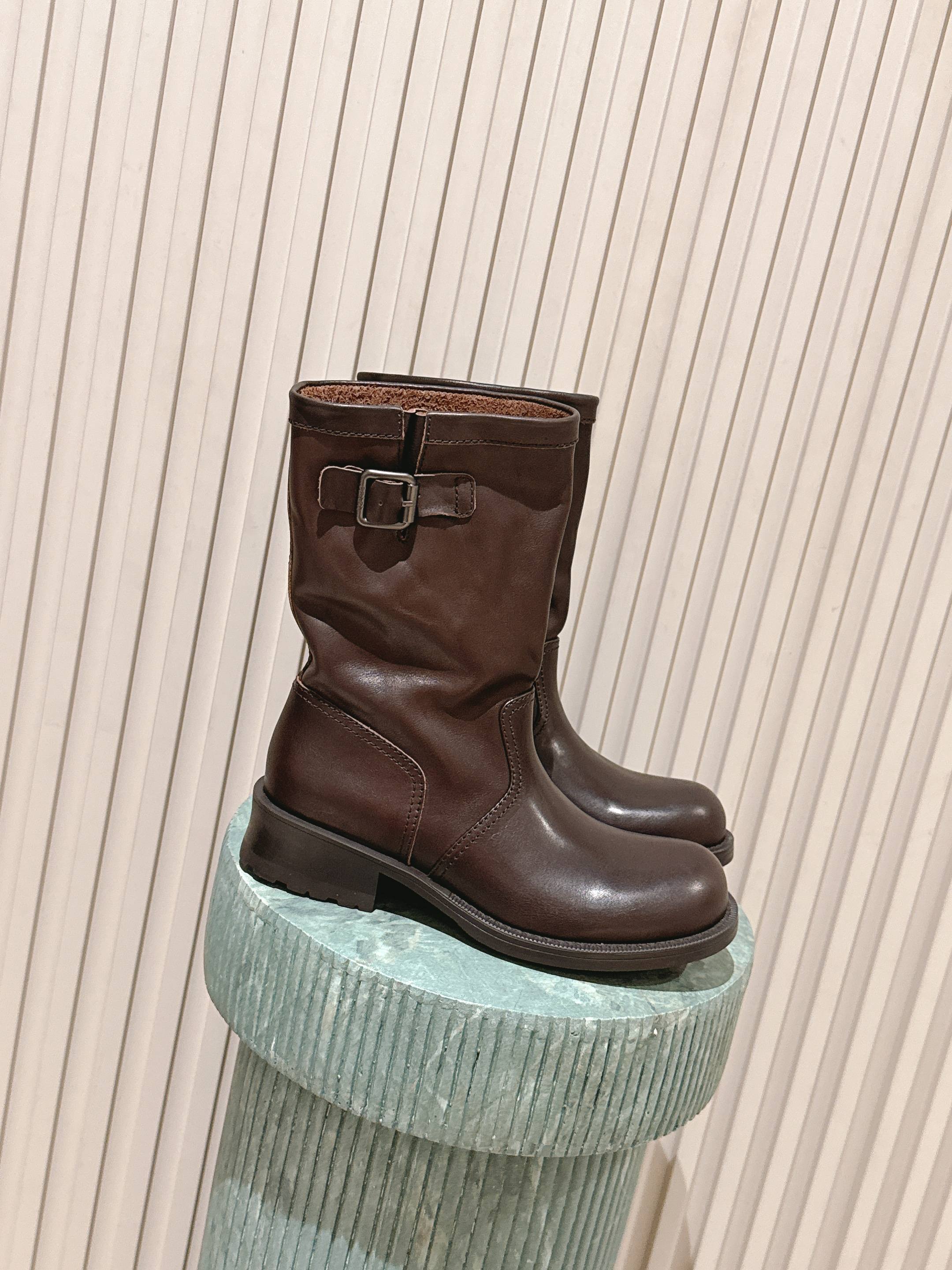 NO:559597,Top version leather sole: Rubber outsole: Prada 25ss autumn and winter thick-soled knight boots, fashionable thick-soled casual boots, unique taste, everyone loves and easy to control, and explodes every year. There is also a versatile classic shoe last, which is enough to conquer you, wear it, increase the height and casualness, simple and handsome on the foot. The upper is calf oil, the lining is water-dyed cowhide, and the outsole is made of genuine leather with non-slip sole.  Size35-40 (40 is custom-made and cannot be returned or exchanged), boots, prada, prada, boots, cowhide19860909顶级版本皮底:橡胶大底:Prad* 普拉达 25ss 秋冬 厚底骑士靴长靴 时尚厚底休闲长靴 ,独到味道,人人都爱也轻松驾驭 每年都会爆.还有就是百搭经典的鞋楦,足以征服你,穿上它,增高休闲两不失误,上脚简单帅气 鞋面树膏油脂小牛 内里水染牛皮 大底真皮组合防滑底 Size35-40（40订做不退换）,靴子,prada,prada,boots,cowhide,Women's Shoes