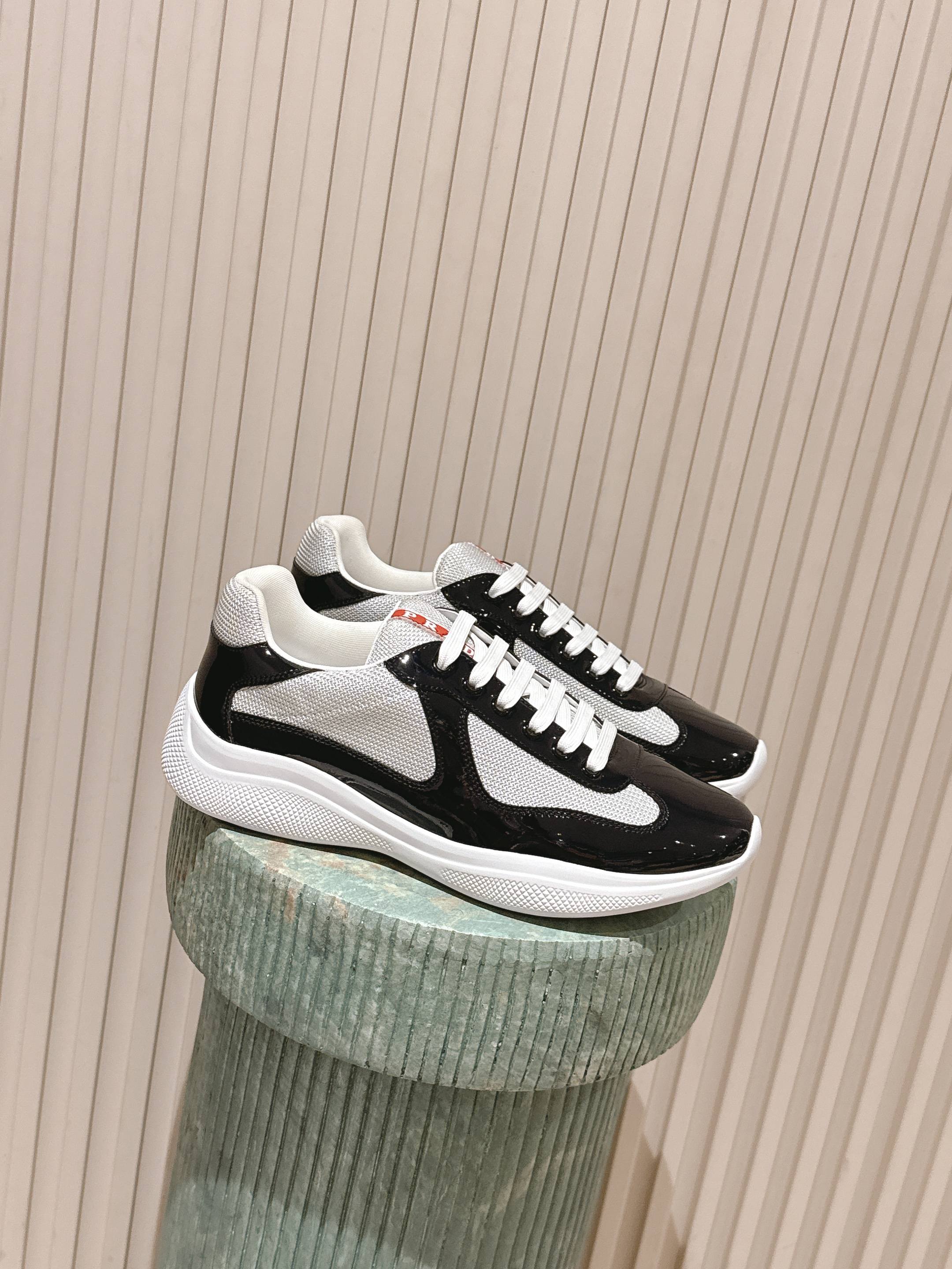 NO:559595,Top version Prada Prada 25/ America’s Cup series patent leather mesh casual sneakers purchased from the original, developed and made. This patent leather sneaker is embedded with Bike fabric, inspired by the classic aesthetic concept. The tongue and sole are decorated with the recognizable Prada Linea Rossa logo to further enhance the style. Exquisite packaging at the delivery counter. Fabric: Original customized imported first-layer cowhide. Lining: Original imported breathable mesh lining. Outsole:  Original open mold non-slip TPU material Size: #Men's 38-46 (38/45/46 customized), casual shoes/sports shoes, prada, prada, sneakers, cowhide19860909顶级版本 Prada普拉达 25/ America’s Cup系列 漆皮 网面 休闲 运动鞋 原版购入开发 做货 这款漆面皮革运动鞋内嵌Bike织物,灵感源自经典美学理念. 鞋舌和鞋底饰以富有辨识度的Prada Linea Rossa标识,进一步提升格调 配送专柜精美包装 面料: 原版定制进口头层牛皮 内里: 原版进口透气网里 大底: 原版开模防滑TPU材质 Size: #男款38-46（38/45/46定做）,休闲鞋/运动鞋,prada,prada,sneakers,cowhide,Women's Shoes