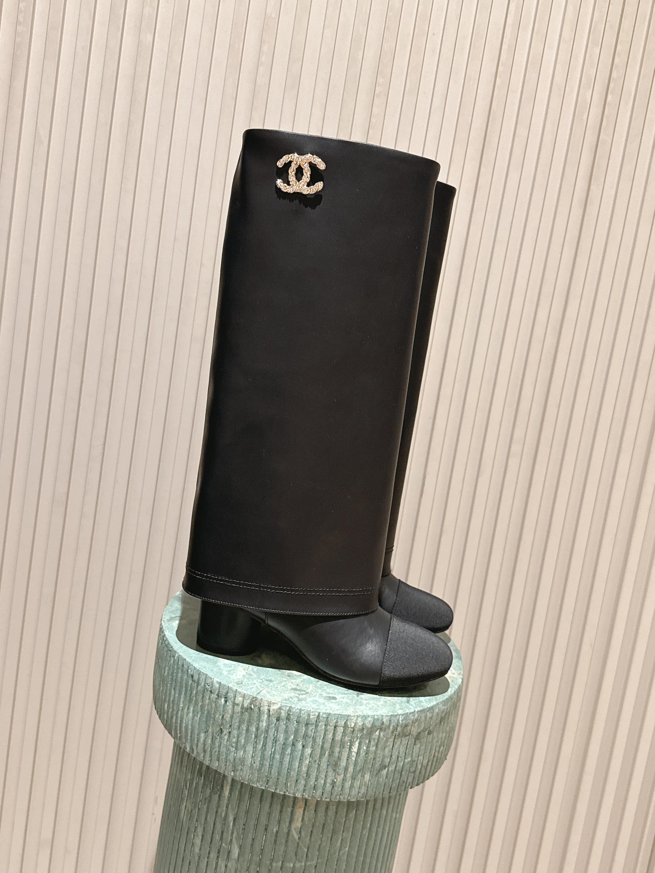 NO:498717,Top version Chanel Xiaoxiang 25/ The latest in autumn and winter, catwalk style, knight, trousers and boots, is so beautiful. It’s so popular recently that I’m really eager to see, and the more I like it the more I look at it!  This Martin boot is really suitable for autumn and winter. The thick sole is super comfortable to wear, and the lengthening of the legs is no problem!  !  !  I will become a leg when I wear it. The supermodel is 1.8 meters tall and it is super textured!  None of my favorite shoes recently!  Please!  Is it really a must-have for humans? I will be sad if anyone doesn’t have it!  You can wear it with a high-end feel when you match it randomly. Original material 1:1 customized cowhide fabric, inner cowhide inner mat, large sole imported from Italy, genuine leather sole Size#35-41 (40.41 custom-made, non-return and exchange), boots, chanel, boots, cowhide19860909顶级版本 Chanel 小香 25/ 秋冬最新 走秀款 骑士 裤筒靴 美的太超过了 最近非常爆真的是很耐看越看越喜欢！这款马丁靴真的太适合秋冬了 厚底上脚超级舒服,拉长腿型不在话下！！！穿上就变腿精绝不是我吹 瞬间超模一米八 超有质感！近期最爱的鞋子没有之一！拜托！真的是人手必备好吗～谁没有我都会桑心的！随意的搭配都能穿出高级感 材质原版1:1订制牛皮面料 内里牛皮内里垫 大底意大利进口真皮底 Size#35-41（40.41定制不退换）,靴子,chanel,boots,cowhide,Women's Shoes