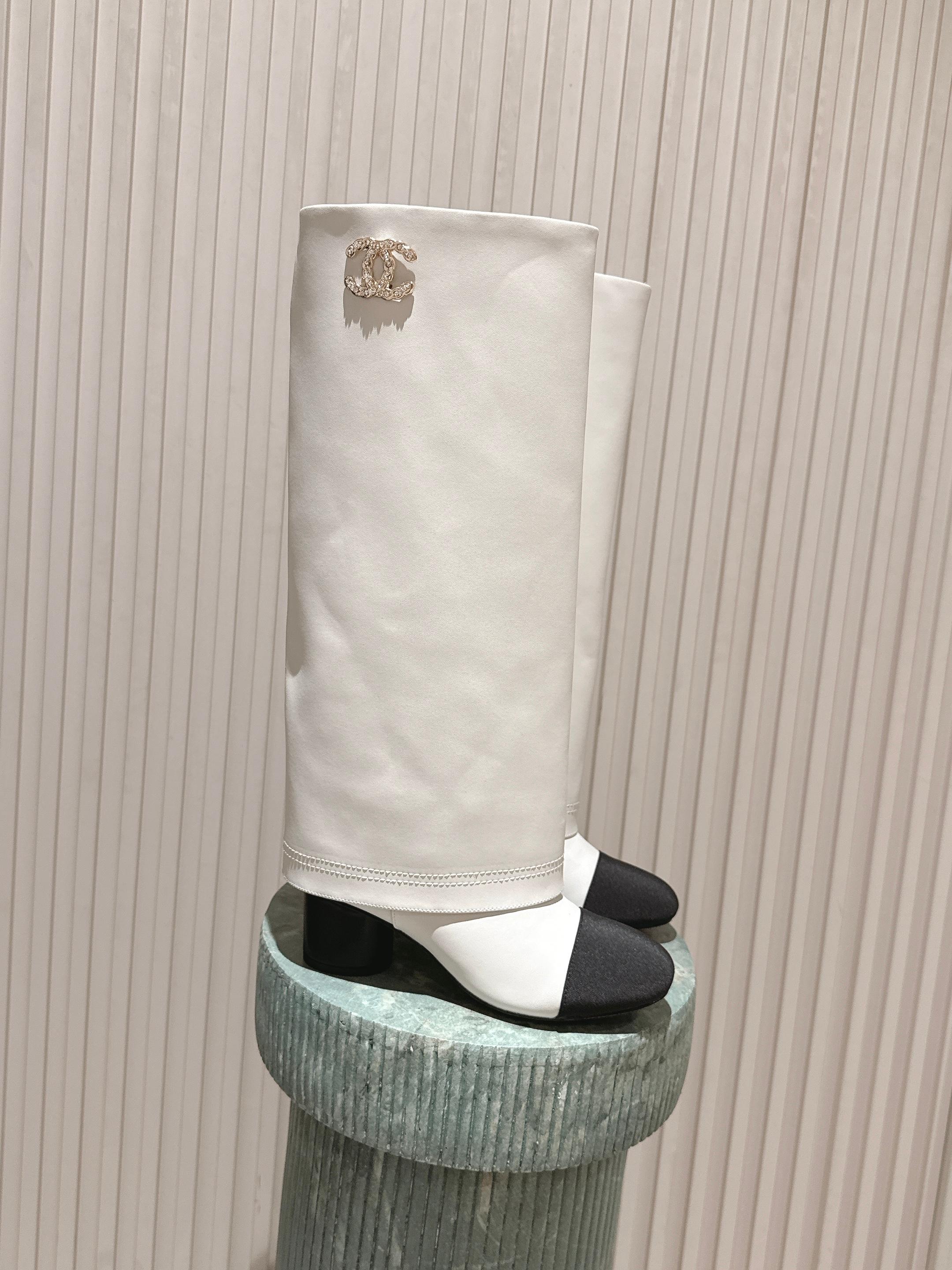 NO:498723,Top version: Chanel Xiaoxiang 25/ The latest in autumn and winter, catwalk style, knight, trousers and boots, so beautiful. I am very popular recently. I am really eager to watch and like it more and more!  This Martin boot is really suitable for autumn and winter. The thick sole is super comfortable to wear, and the lengthening of the legs is no problem!  !  !  I will become a leg when I wear it. The supermodel is 1.8 meters tall and it is super textured!  None of my favorite shoes recently!  Please!  Is it really a must-have for humans? I will be sad if anyone doesn’t have it!  You can wear it with a high-end feel when you match it randomly. Original material 1:1 customized cowhide fabric, inner cowhide inner mat, large sole imported from Italy, genuine leather sole Size#35-41 (40.41 custom-made, non-return and exchange), boots, chanel, boots, cowhide19860909顶级版本:Chanel 小香 25/ 秋冬最新 走秀款 骑士 裤筒靴 美的太超过了 最近非常爆真的是很耐看越看越喜欢！这款马丁靴真的太适合秋冬了 厚底上脚超级舒服,拉长腿型不在话下！！！穿上就变腿精绝不是我吹 瞬间超模一米八 超有质感！近期最爱的鞋子没有之一！拜托！真的是人手必备好吗～谁没有我都会桑心的！随意的搭配都能穿出高级感 材质原版1:1订制牛皮面料 内里牛皮内里垫 大底意大利进口真皮底 Size#35-41（40.41定制不退换）,靴子,chanel,boots,cowhide,Women's Shoes