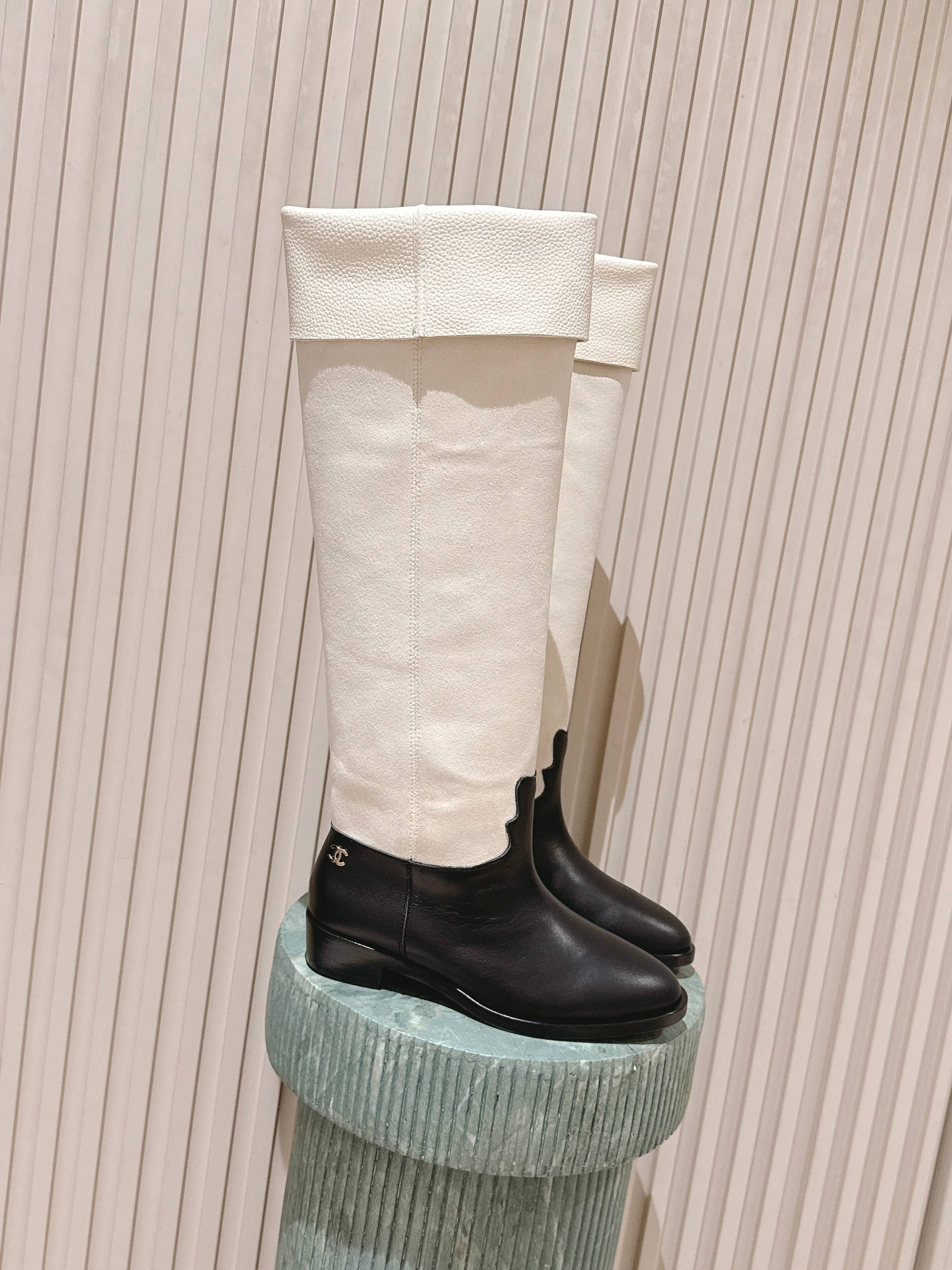 NO:498733,Top version: Chanel 25 autumn and winter small suede color-blocking Knight's mid-boot high boots!  Retro style boots western cowboy boots!  Unique western boot design with smooth curves, irregular edges like free lines in the wilderness!  With a casual and free taste, let every step be unrestrained and refined!  Whether it is paired with capable suit pants to create a cool urban style or matching with flowing dresses to create a beautiful combination of hardness and softness. Or it is paired with jeans to interpret the authentic western style!  Upper calfskin + imported double-sided leather inner water dyed cowhide, outsole genuine leather sole Size35-40 (40 custom made without return or exchange), boots, chanel, chanel, boots, skirts, jeans, business suit, cowhide, chamois leather19860909顶级版本:Chane* 香奈儿25秋冬小香麂皮拼色一脚蹬骑士中靴高靴！复古风靴子西部牛仔靴！ 独特的西部靴筒设计 流畅的曲线,不规则的边缘如同旷野中的自由线条！带着随性洒脱的味道.让每一步都踏出不羁与精致！ 无论是搭配干练的西装裤 打造都市酷飒风 还是与飘逸的连衣裙相配 碰撞出刚柔并济的美感.亦或是配上牛仔裤 演绎原汁原味的西部风情！ 鞋面小牛皮+进口双面皮 内里水染牛皮 大底真皮底 Size35-40（40定做不退换）,靴子,chanel,chanel,boots,skirts,jeans,business suit,cowhide,chamois leather,Women's Shoes