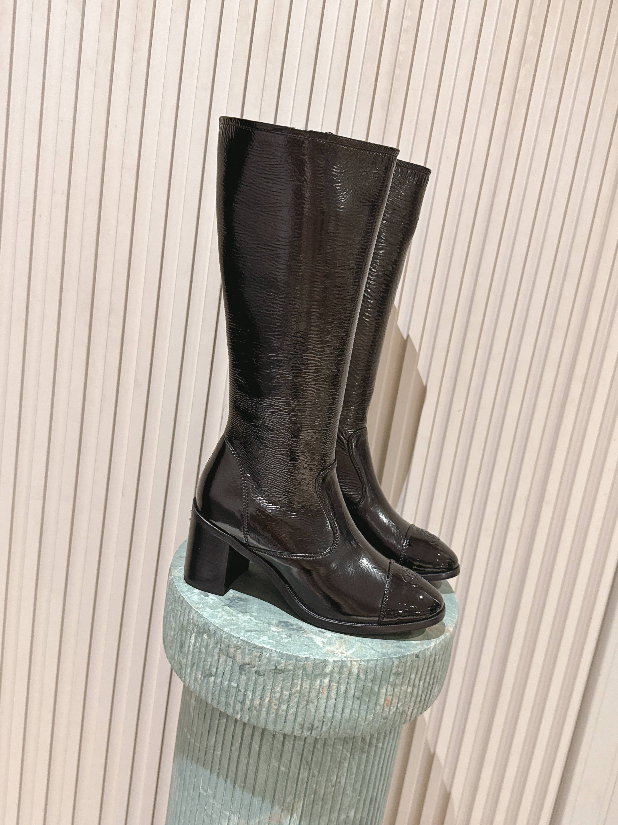 NO:498711,Top version: Chane* 25b Black leather boots This is a pair of black shiny boots with zippers on the side, exquisite decoration of the toe, paired with thick heels, overall fashionable and retro. Black shiny mid-tub boots, exquisite toe paired with thick heels, side zipper design, retro and fashionable, easily improving the texture of the outfit~ Look at this pair of black shiny boots, the exquisite toe design is very special, the thick heels walk stably and make the legs look longer, the side zippers are super easy to put on and off, retro and fashionable, and they look good with skirts and pants, worth buying~ Cowhide upper cowhide inner cowhide Italian leather sole Size35-41 (40.41 custom-made without return or exchange), boots, chanel, boots, skirts, cowhide, Leather soles19860909顶级版本:Chane* 25b 黑色真皮长筒靴 这是一双黑色亮面长筒靴,侧边有拉链,鞋头有精致装饰,搭配粗跟,整体时尚又具复古感.黑色亮面中筒靴,精致鞋头搭配粗跟,侧边拉链设计,复古又时尚,轻松提升穿搭质感～ 看这双黑色亮面长筒靴,精致鞋头设计很特别,粗跟走路稳还显腿长,侧边拉链穿脱超方便,复古又时髦,搭配裙子、裤子都好看,值得入手～ 鞋面牛皮 内里牛皮 大底意大利真皮大底 Size35-41（40.41定制不退换）,靴子,chanel,boots,skirts,cowhide,Leather soles,Women's Shoes