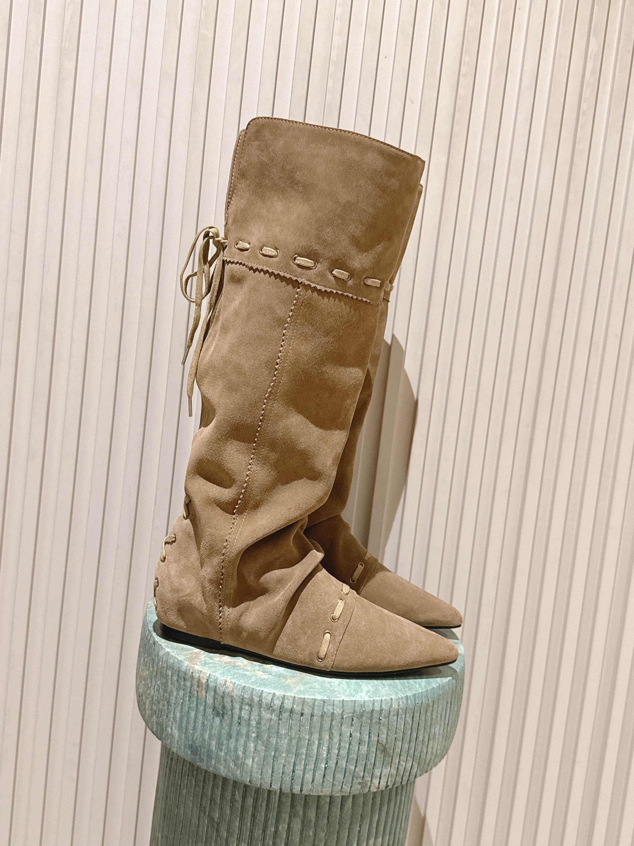 NO:559609,Top version: #25 New Autumn and Winter Retro Western Cowboy Boots. Feel the collision of autumn and western retro style. They can be easily held for commuting and daily wear. You can pile them up however you want. Each pile of boots is unique!  This fried chicken is really delicious!  The real thing looks better than the photos!  Call it this year's best-looking pile of boots, without exaggeration, retro and versatile, lazy and simple. Made of cow suede and sheepskin lining. Size 35-39 (40 orders made, non-returnable), boots, boots, sheepskin19860909顶级版本:#25秋冬新款复古西部牛仔靴 感受秋日与西部复古风的碰撞通勤和日常穿搭都能轻松hold住,你想怎么堆都可以每个都是独一无二的堆堆靴！这款真的炒鸡美腻的！实物比照片好看的哦！称之为今年最好看的堆堆靴,毫不过分,复古百搭,慵懒简约.牛反绒材质 羊皮内里 Size35-39（40订做不退换）,靴子,boots,sheepskin,Women's Shoes