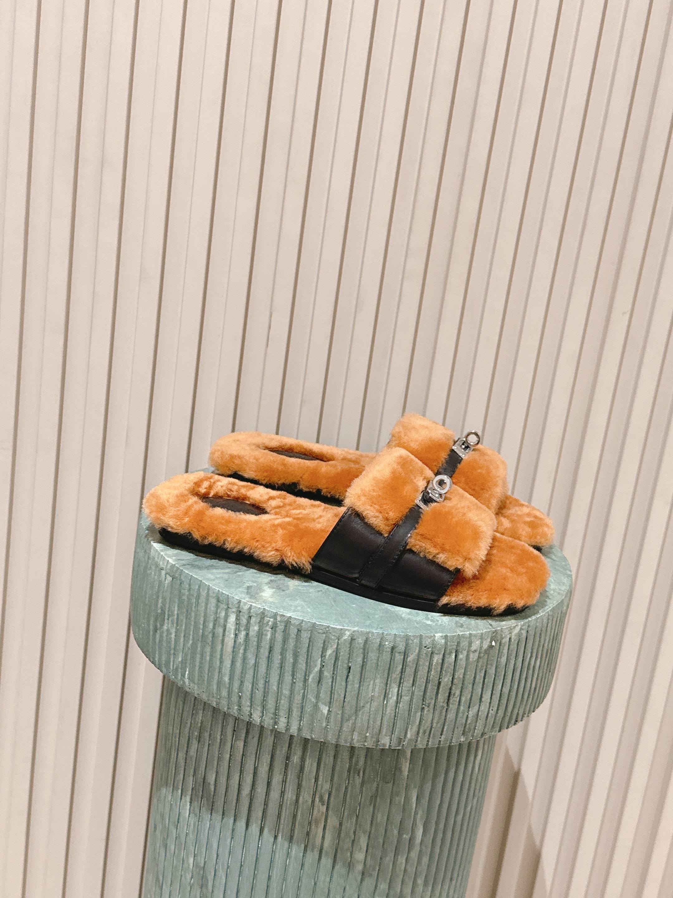 NO:559606,Top version, top version: hermes kelly fur slippers, fur integrated sheepskin, with kelly fasteners, super beautiful, warm leather soles, size 35-41, fur shoes and slippers, hermes, slippers, sheepskin19860909顶级版本顶级对版:hermes kelly 毛拖 皮毛一体拼接羊皮,搭配kelly扣件 超级美啊,也暖皮底 size 35-41,毛毛鞋拖鞋,hermes,slippers,sheepskin,Women's Shoes