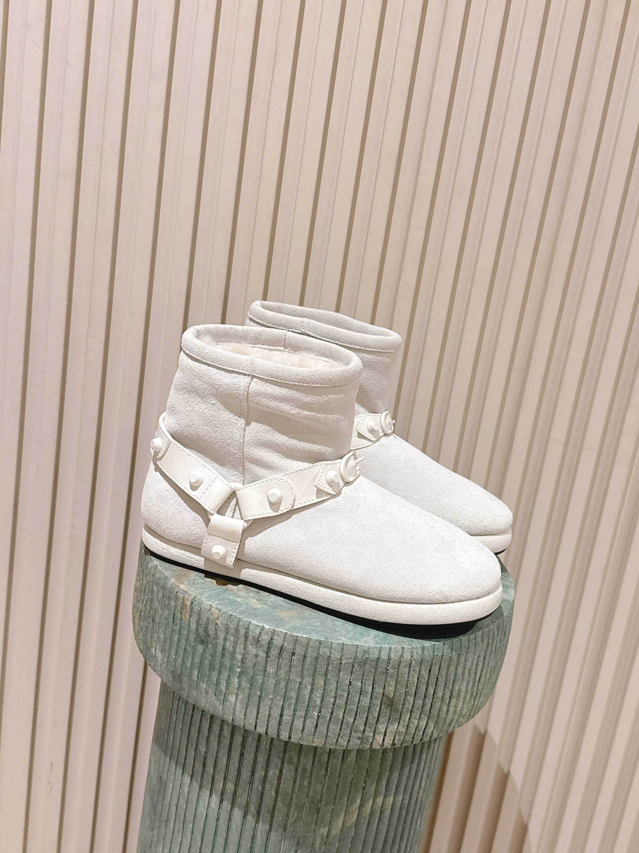 NO:559600,Top version: the original developed couple's BALENCIAGA Balenciaga ski series skiwear's latest Alaska snow boots. Authentic RMB purchase and development, perfect reproduction. The designer launches to explore the concept of originality and appropriation in the fashion industry, pay tribute to heritage and classics with a new series, break the conventional design with the iconic Balenciaga abstraction, and collide with new ideas that are witty and harmonious. The original version is reproduced one to one. The fabric is original frosted cowhide outsole and the original molded sole.  Size women's 35-40 (40 is non-refundable and non-exchangeable), snow boots, balenciaga, balenciaga, boots, cowhide19860909顶级版本:原版开发情侣款BALENCIAGA巴黎世家滑雪系列skiwear最新款阿拉斯加雪地靴 正品RMB购入开发 完美复刻 设计师推出探索时尚界对于原创与挪用的概念、以全新系列致敬传承与经典,以标志性Balenciaga抽象打破常规设计 碰撞出诙谐又和谐的新创意、原版一比一复刻 面料原版磨砂牛皮 大底 原版开模鞋底 码数女35-40(40不退不换),雪地靴,balenciaga,balenciaga,boots,cowhide,Women's Shoes