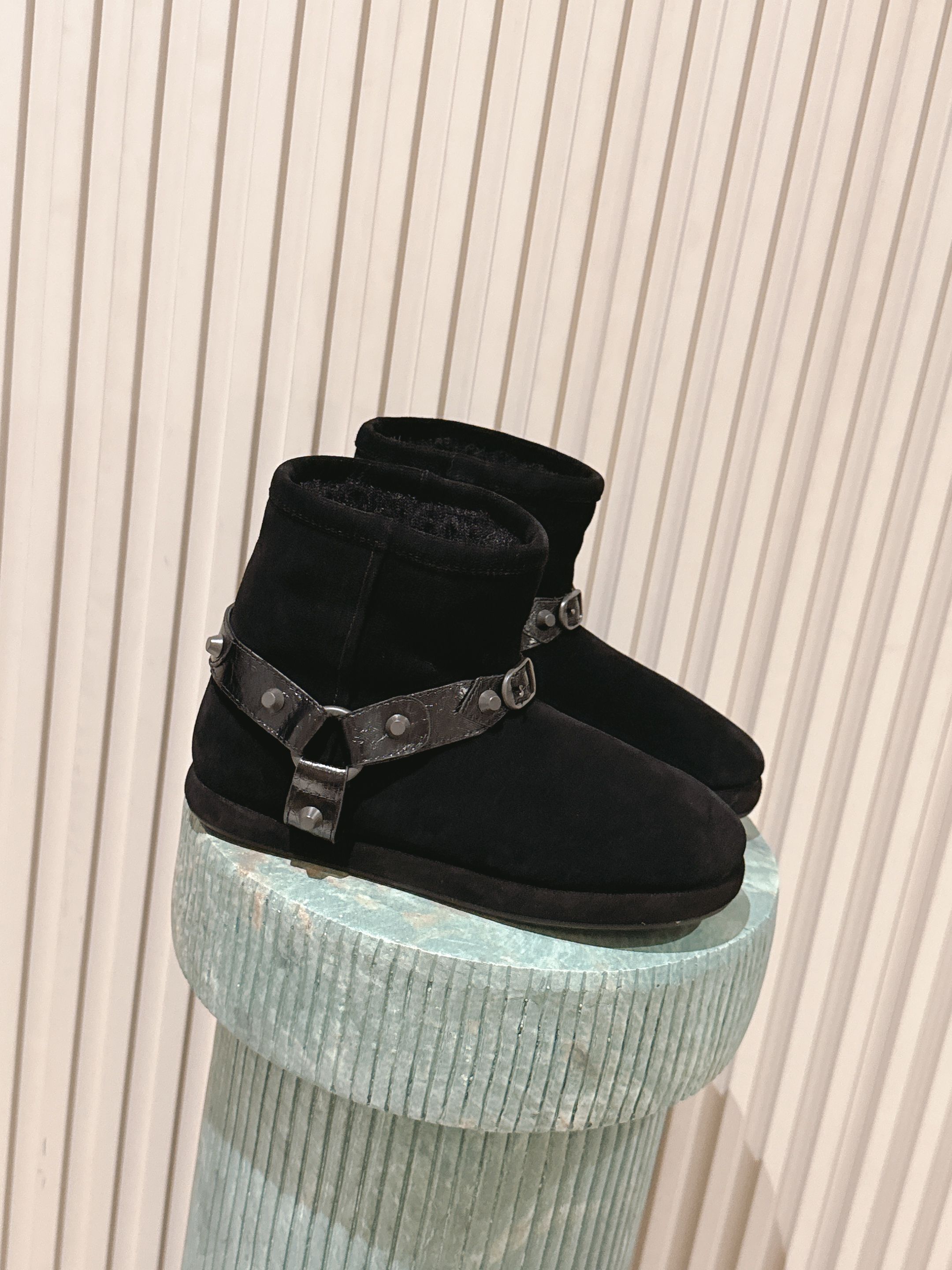 NO:559603,Top version: Purchasing-level original version developed for couples BALENCIAGA Balenciaga ski series skiwear latest Alaska snow boots. Authentic RMB purchase and development perfect replica. The designer launches to explore the concept of originality and appropriation in the fashion industry, pay tribute to heritage and classics with a new series, break the conventional design with the iconic Balenciaga abstraction, collide with new ideas that are witty and harmonious, and reproduce the original version one to one. Fabric Original frosted cowhide outsole Original molded sole  Size women's 35-40 (40 is non-refundable and non-exchangeable), snow boots, balenciaga, balenciaga, boots, cowhide19860909顶级版本:代购级别原版开发情侣款BALENCIAGA巴黎世家滑雪系列skiwear最新款阿拉斯加雪地靴 正品RMB购入开发 完美复刻 设计师推出探索时尚界对于原创与挪用的概念、以全新系列致敬传承与经典,以标志性Balenciaga抽象打破常规设计 碰撞出诙谐又和谐的新创意、原版一比一复刻 面料原版磨砂牛皮 大底 原版开模鞋底 码数女35-40(40不退不换),雪地靴,balenciaga,balenciaga,boots,cowhide,Women's Shoes