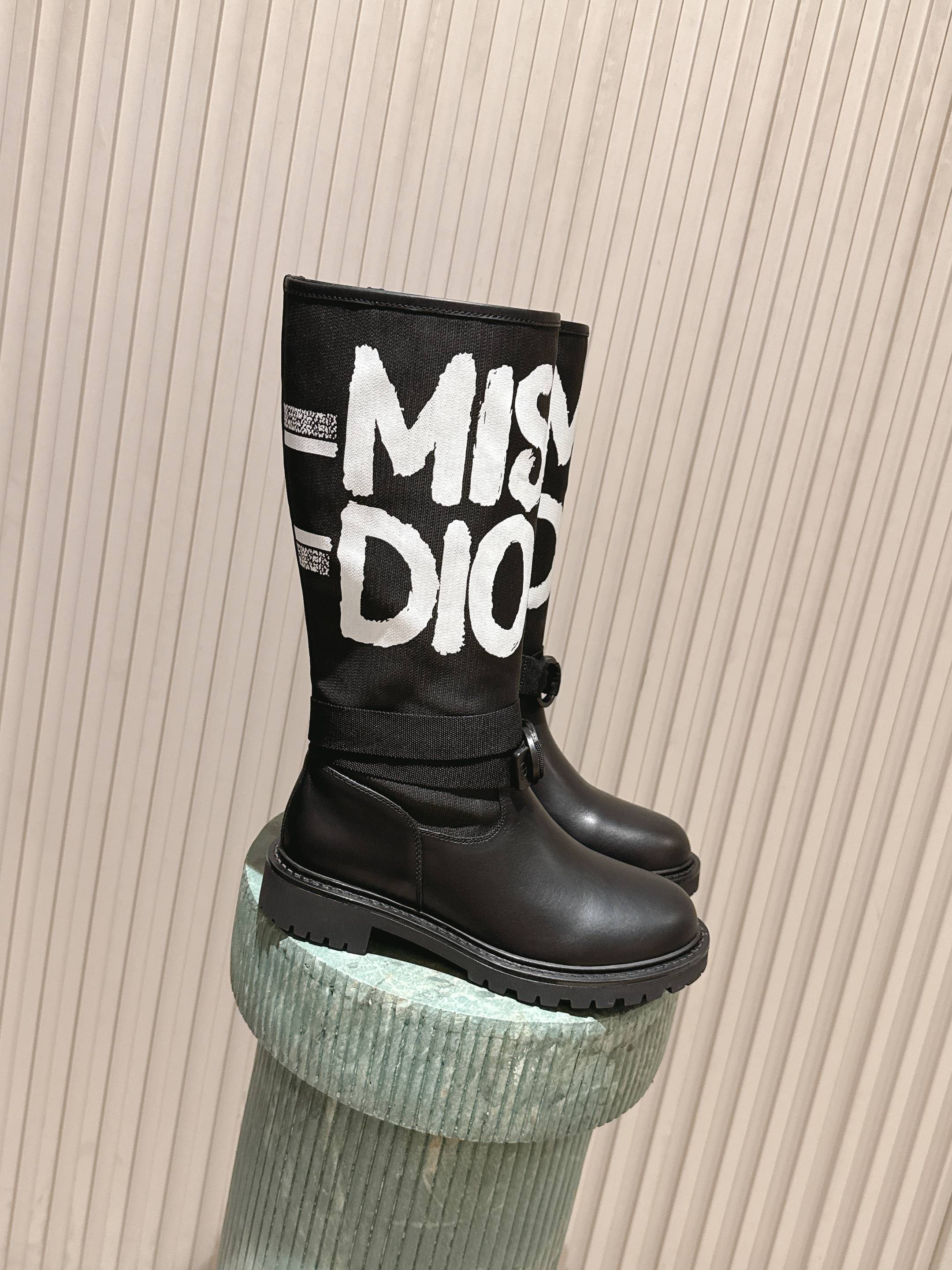 NO:559601,Purchasing level: Upgraded version of full package Dio*24/embroidered mid-calf boots, high-density imported machine woven!  The electric embroidery process is not the fly woven stretch fabric on the market!  The webbing and round buckles are all original molded!  High-density TPU outsole!  The electric embroidery process of the shoe upper is crazy. I bought the original black version, made 1:1. There is no pressure in and out of the counter. The upper is very soft. It is not a stiff material. The upper is made of original 3D three-dimensional embroidery and matte cowhide. The lining is full-grain lambskin. The outsole is the original molded TPu outsole. The size is 35-40 (40 customized, non-refundable, boots, dior, boots, cowhide, sheepskin19860909代购级别:升级版全套包装 Dio*24/刺绣中筒靴 高密度进口机器梭织！电绣工艺,并非市面飞织 弹力布！织带和圆扣全部原版开模！高密度TPU大底！鞋面电绣工艺被抢疯了.入手黑色原版,1:1做.进出专柜无压力.鞋面非常软.不是硬挺的材料. 鞋面原版3D立体刺绣拼哑光胎牛皮 内里全粒面小羊皮 大底原版开模TPu大底 码数35-40（40定制不退换,靴子,dior,boots,cowhide,sheepskin,Women's Shoes