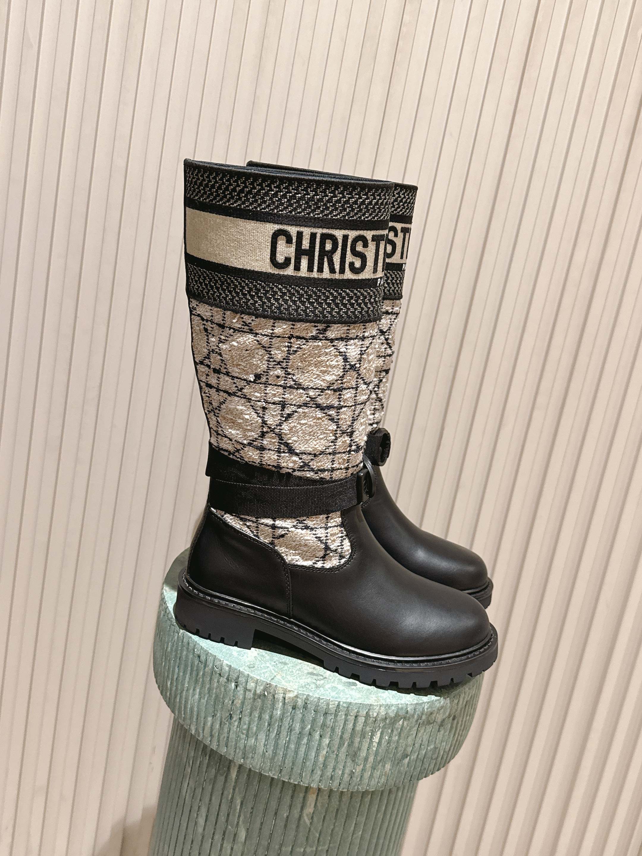 NO:559604,Purchasing agent level (plus airplane box): Upgraded full set of packaging Dio*24/embroidered mid-calf boots, high-density imported machine woven!  The electric embroidery process is not the fly woven stretch fabric on the market!  The webbing and round buckles are all original molded!  High-density TPU outsole!  The electric embroidery process of the shoe upper is crazy. I bought the original black version, made 1:1. There is no pressure in and out of the counter. The upper is very soft. It is not a stiff material. The upper is made of original 3D three-dimensional embroidery and matte cowhide. The lining is full-grain lambskin. The outsole is the original molded TPu outsole. The size is 35-40 (40 customized, non-refundable, boots, dior, boots, cowhide, sheepskin19860909代购级别（加飞机盒）:升级版全套包装 Dio*24/刺绣中筒靴 高密度进口机器梭织！电绣工艺,并非市面飞织 弹力布！织带和圆扣全部原版开模！高密度TPU大底！鞋面电绣工艺被抢疯了.入手黑色原版,1:1做.进出专柜无压力.鞋面非常软.不是硬挺的材料. 鞋面原版3D立体刺绣拼哑光胎牛皮 内里全粒面小羊皮 大底原版开模TPu大底 码数35-40（40定制不退换,靴子,dior,boots,cowhide,sheepskin,Women's Shoes