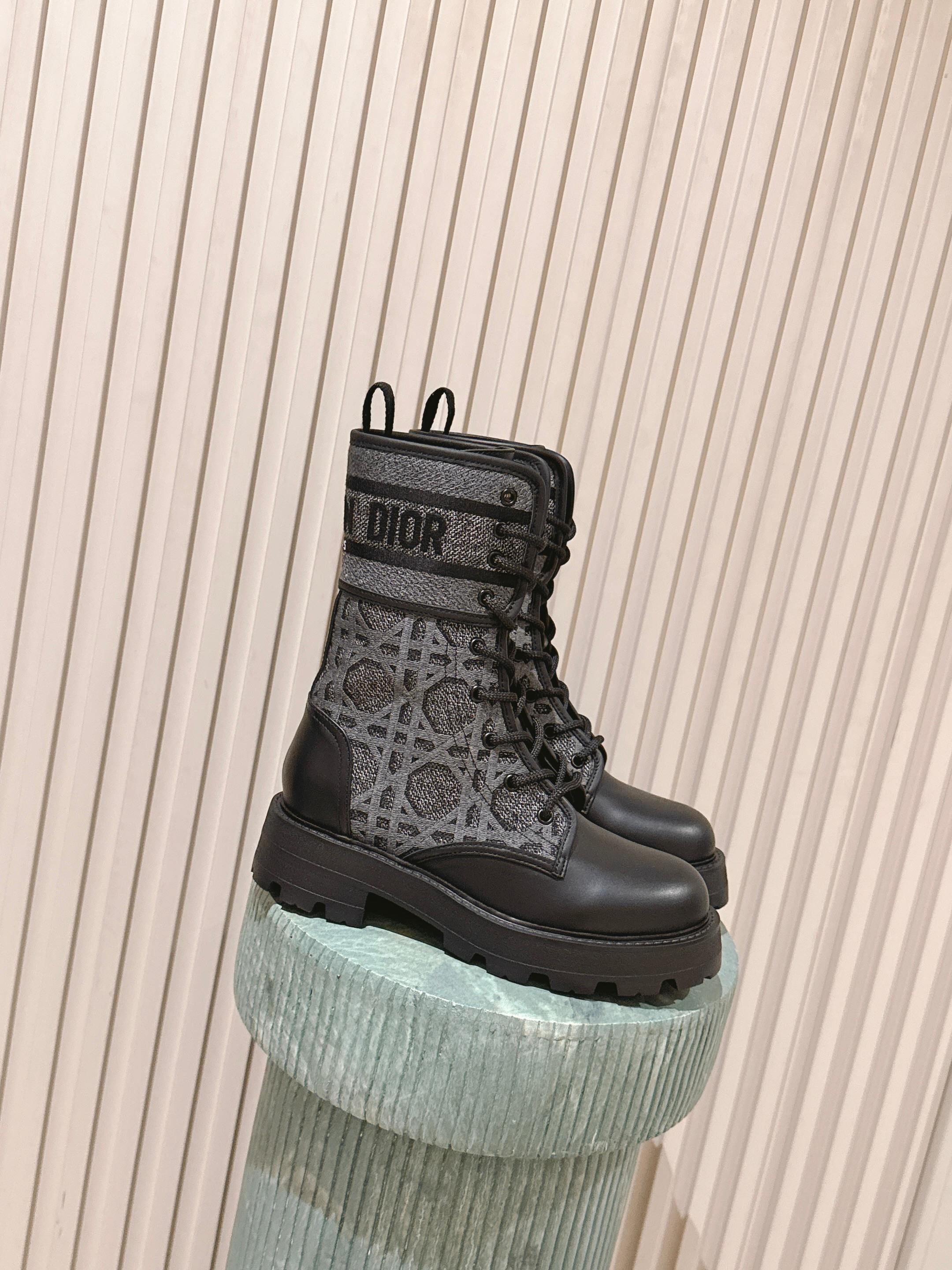 NO:559610,Purchasing level: Upgraded version embroidered gray (plus airplane case): Dior-Major 24/paired version of light-soled embroidered short boots. The handsome boots use unique design elements to create a striking look. Made of black technical fabric and calf leather, they can be easily put on and taken off. Inspired by the Dior Book Tote handbag, the top is decorated with a two-tone 'Christian Dior' logo. Adjustable nylon straps with 'CD' logo and corrugated rubber soles form the basis of the eye-catching silhouette.  The boot shaft is decorated with the 'Christian Dior' logo. The ankle is surrounded by a technical fabric band with a brass ring. The notched rubber sole is decorated with Christian Dior's lucky star symbol. Size35-41 (40 41 custom-made is not returnable), boots, dior, boots, cowhide19860909代购级别:升级版本刺绣灰色（加飞机盒）:Dior-Major 24/对版轻底刺绣短靴 帅气靴子采用别具一格的设计元素打造醒目的外观 采用黑色科技面料和牛皮革打造,可轻松穿脱.从 Dior Book Tote 手袋汲取灵感,顶部饰以双色“Christian Dior”标志. 带有“CD”标志的可调节尼龙带和波纹橡胶鞋底构成醒目轮廓的基 靴筒饰有“Christian Dior”标志 踝部以科技面料饰带环绕,搭配黄铜饰环 凹口橡胶鞋底饰以 Christian Dior 的幸运星符号 Size35-41（40 41订做不退换）,靴子,dior,boots,cowhide,Women's Shoes