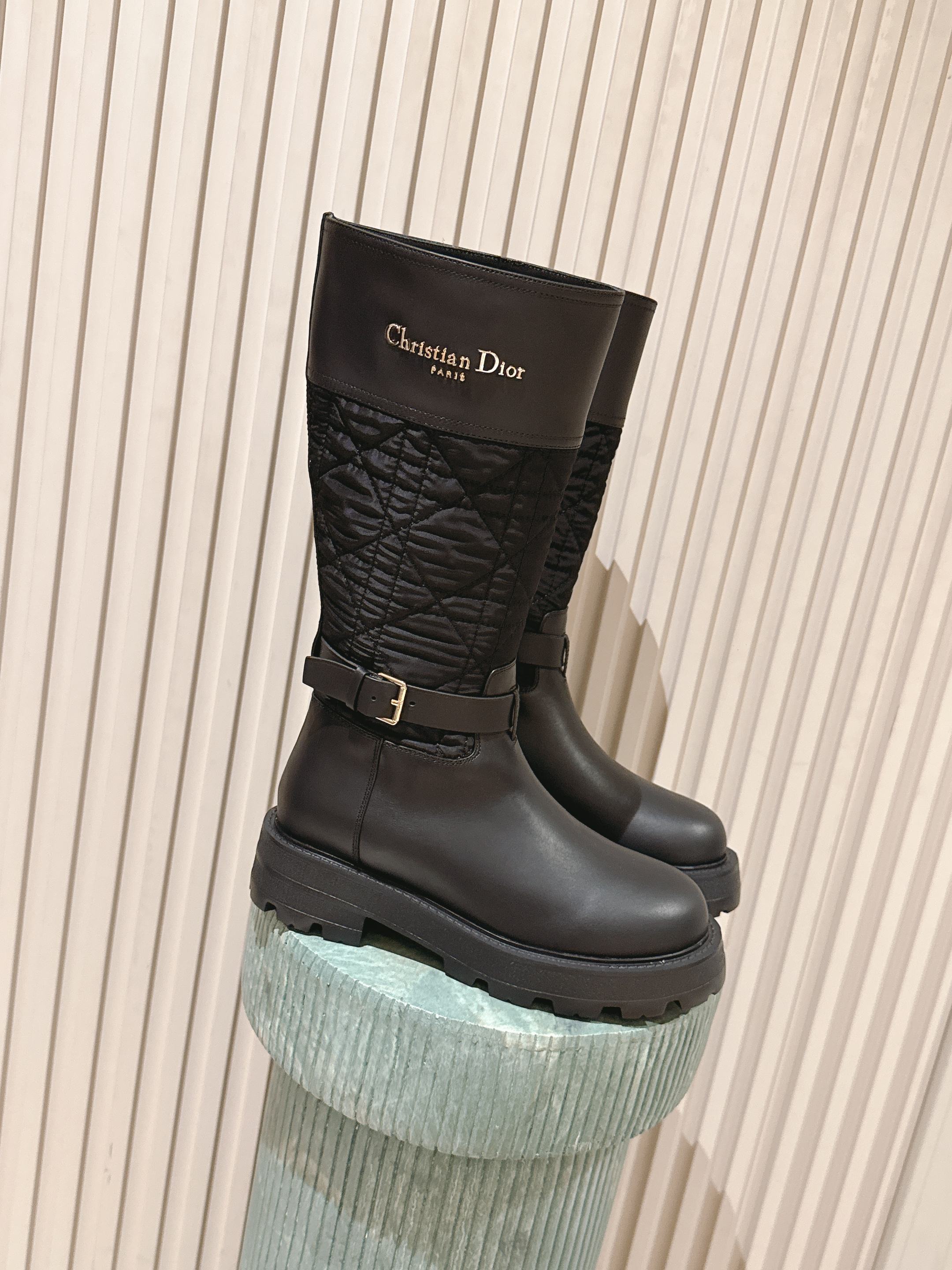 NO:559613,Purchasing level upgrade version (plus airplane case): Dior-Major 25/paired light-soled embroidered short boots. The handsome boots use unique design elements to create a striking appearance. Made of black technical fabric and calf leather, they can be easily put on and taken off. Inspired by the Dior Book Tote handbag, the top is decorated with a two-color 'Christian Dior' logo. An adjustable nylon strap with a 'CD' logo and a corrugated rubber sole form the basis of the eye-catching silhouette.  Dior' logo. The ankle is surrounded by a technical fabric band with a brass ring. Notched rubber soles are decorated with Christian Dior's lucky star symbol. Size35-41 (40 41 custom-made is non-refundable), boots, dior, boots, cowhide19860909代购级别升级版本（加飞机盒）:Dior-Major 25/对版轻底刺绣短靴 帅气靴子采用别具一格的设计元素打造醒目的外观 采用黑色科技面料和牛皮革打造,可轻松穿脱.从 Dior Book Tote 手袋汲取灵感,顶部饰以双色“Christian Dior”标志. 带有“CD”标志的可调节尼龙带和波纹橡胶鞋底构成醒目轮廓的基 靴筒饰有“Christian Dior”标志 踝部以科技面料饰带环绕,搭配黄铜饰环 凹口橡胶鞋底饰以 Christian Dior 的幸运星符号 Size35-41（40 41订做不退换）,靴子,dior,boots,cowhide,Women's Shoes