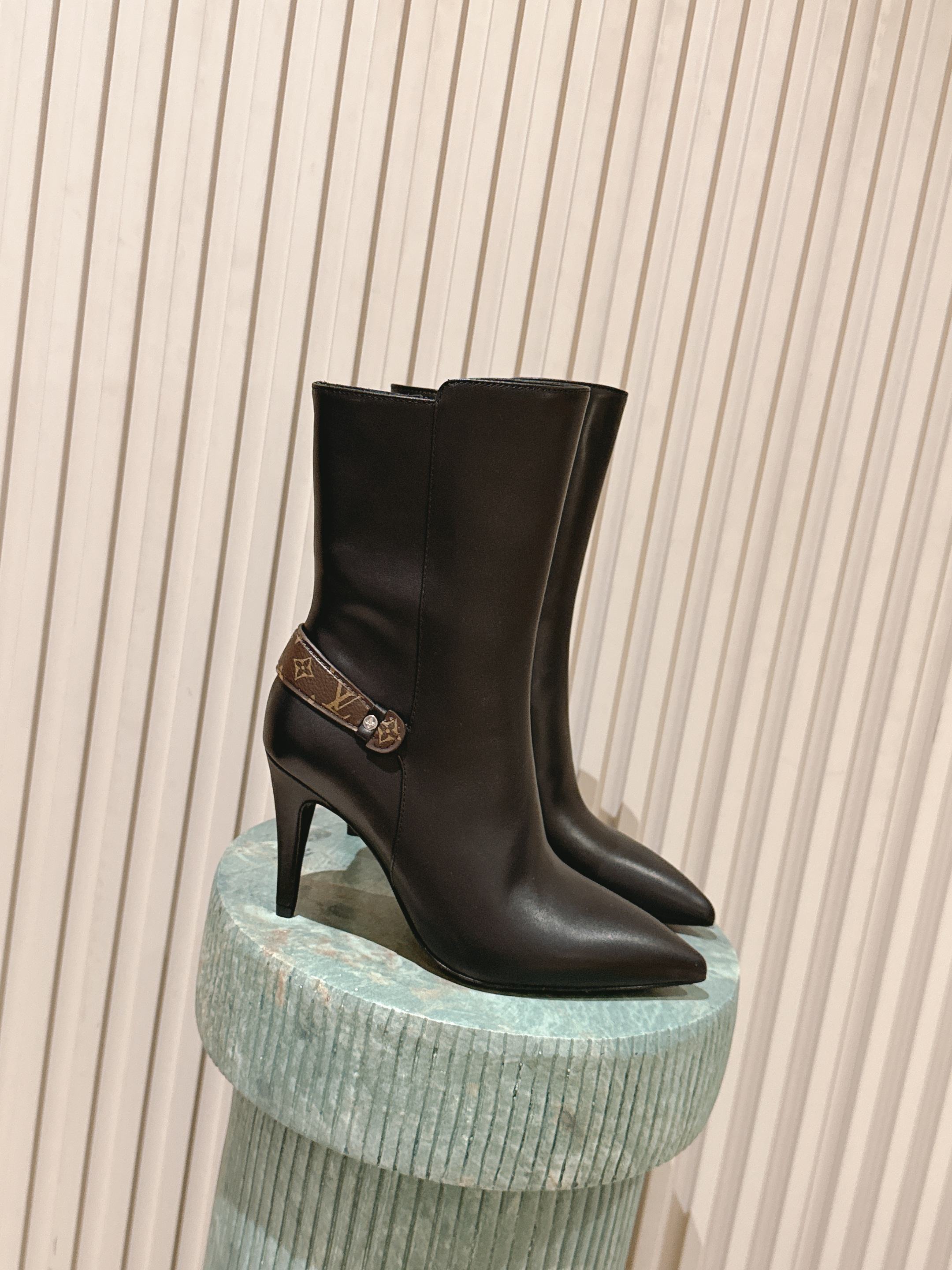 NO:498684,Top version:: Louis vuitton Lv Louis vuitton 25/ Autumn and Winter LEGACY pointed toe high heel side zippered presbyterian belt short boots This Legacy ankle boots are made of smooth cowhide leather, paired with Monogram canvas straps that look like the brand's traditional hard box handle, greeting Louis Vuitton's travel heritage. Inscription metal studs finish the tip toe high heel silhouette. Upper calfskin/sheep leather inner sheepskin sole Italian leather outsole heel height 9.5cm Size#35-41 (40.41 custom made without return), boots, louis vuitton, louis vuitton, louis vuitton, boots, cowhide, sheepskin, sheep, Leather soles19860909顶级版本:: Louis vuitton Lv 路易威登 25/ 秋冬 LEGACY 尖头 高跟 侧拉链老花皮带 短靴 本款 Legacy 及踝靴取材光滑牛皮革,搭配宛若品牌传统硬箱手柄的 Monogram 帆布饰带,致意路易威登的旅行传承.铭纹金属饰钉点睛尖头高跟廓形. 鞋面小牛皮/羊猄皮 内里羊皮 鞋底意大利真皮大底 跟高9.5cm Size#35-41（40.41定做不退换）,靴子,louis vuitton,louis vuitton,louis vuitton,boots,cowhide,sheepskin,sheep,Leather soles,Women's Shoes