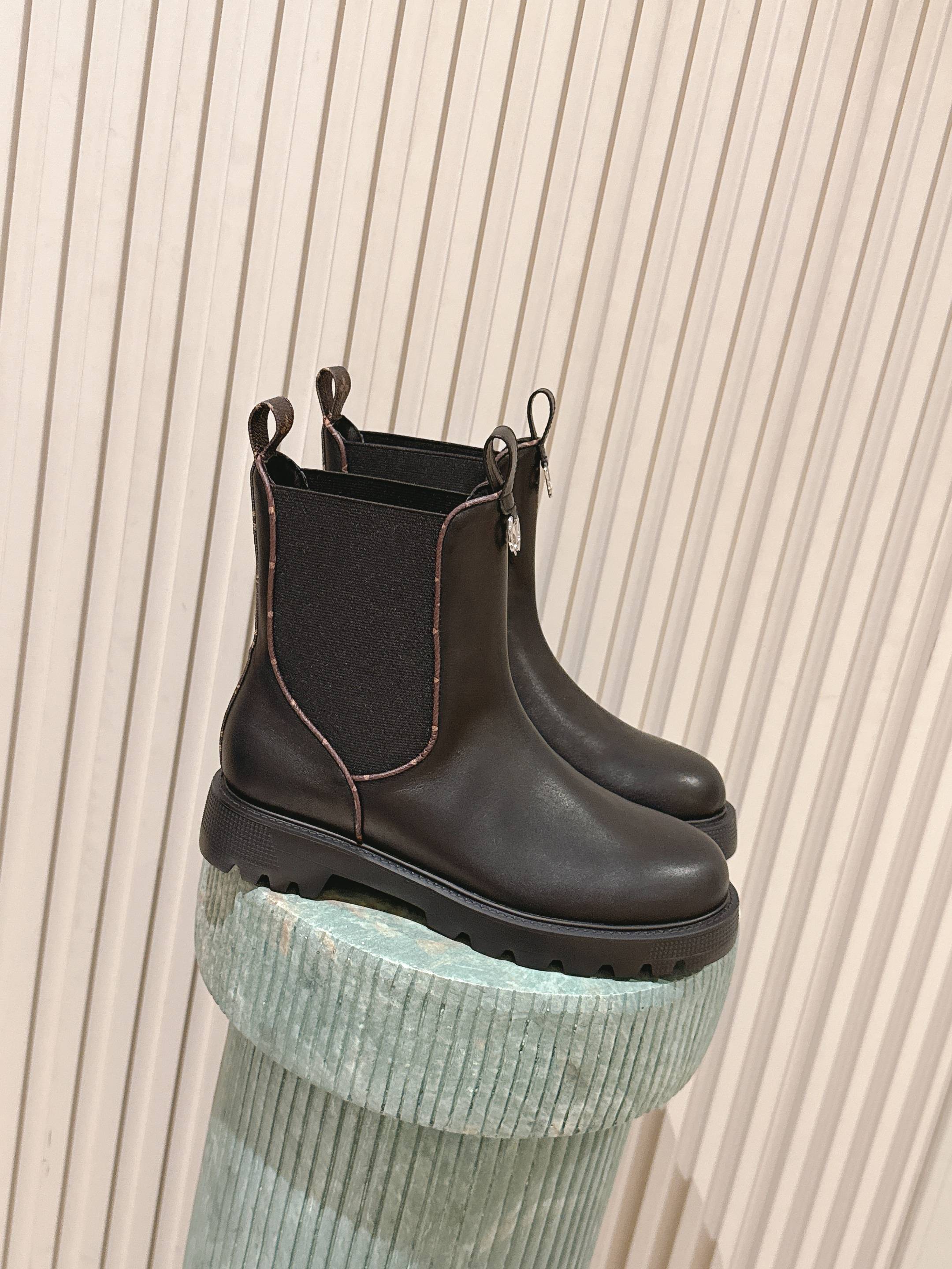 NO:498679,Purchase grade Louis Vuitton Louis Vuitton Internet celebrity, big stars show new style Lace-up short boots Casual versatile fashion trendy style, comfortable to put on the feet Paired with Louis Vuitton logo embellishes highlights atmospheric and elegant fabric imported calfskin inner sheepskin large sole original mold opening combination large sole Size#35-41 (40 41 custom made without return or exchange), boots, louis vuitton, louis vuitton, boots, cowhide, sheepskin19860909代购级 Louis Vuitton路易威登 网红,大明星走秀新款 系带短靴 休闲百搭时尚潮流款,上脚舒适 搭配路易威登标识点缀亮点大气显气质 面料进口小牛皮 内里羊皮 大底原版开模组合大底 Size#35-41（40 41订做不退换）,靴子,louis vuitton,louis vuitton,boots,cowhide,sheepskin,Women's Shoes