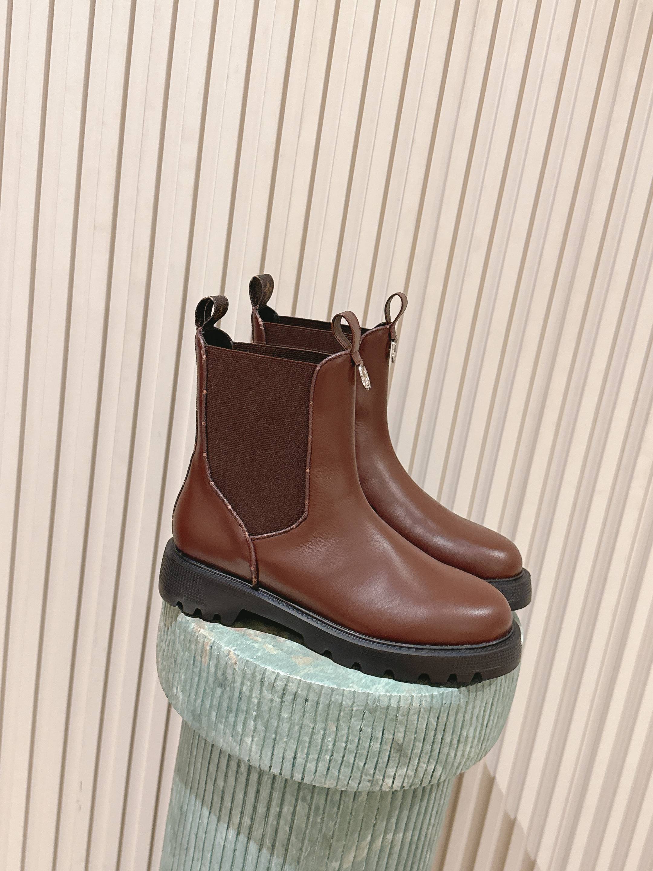 NO:563533,Top quality Louis Vuitton Louis Vuitton Internet celebrity, big star catwalk new style lace-up short boots Casual and versatile fashion style, comfortable on the feet. With Louis Vuitton logo embellishment highlights, elegant and elegant. Fabric imported calfskin. Sheepskin lining outsole. Original open mold combination outsole Size #35-41 (40 41 customized non-returnable), boots, louis vuitton, louis vuitton, boots, cowhide, sheepskin19860909顶级品质 Louis Vuitton路易威登 网红,大明星走秀新款 系带短靴 休闲百搭时尚潮流款,上脚舒适 搭配路易威登标识点缀亮点大气显气质 面料进口小牛皮 内里羊皮 大底原版开模组合大底 Size#35-41（40 41订做不退换）,靴子,louis vuitton,louis vuitton,boots,cowhide,sheepskin,Women's Shoes