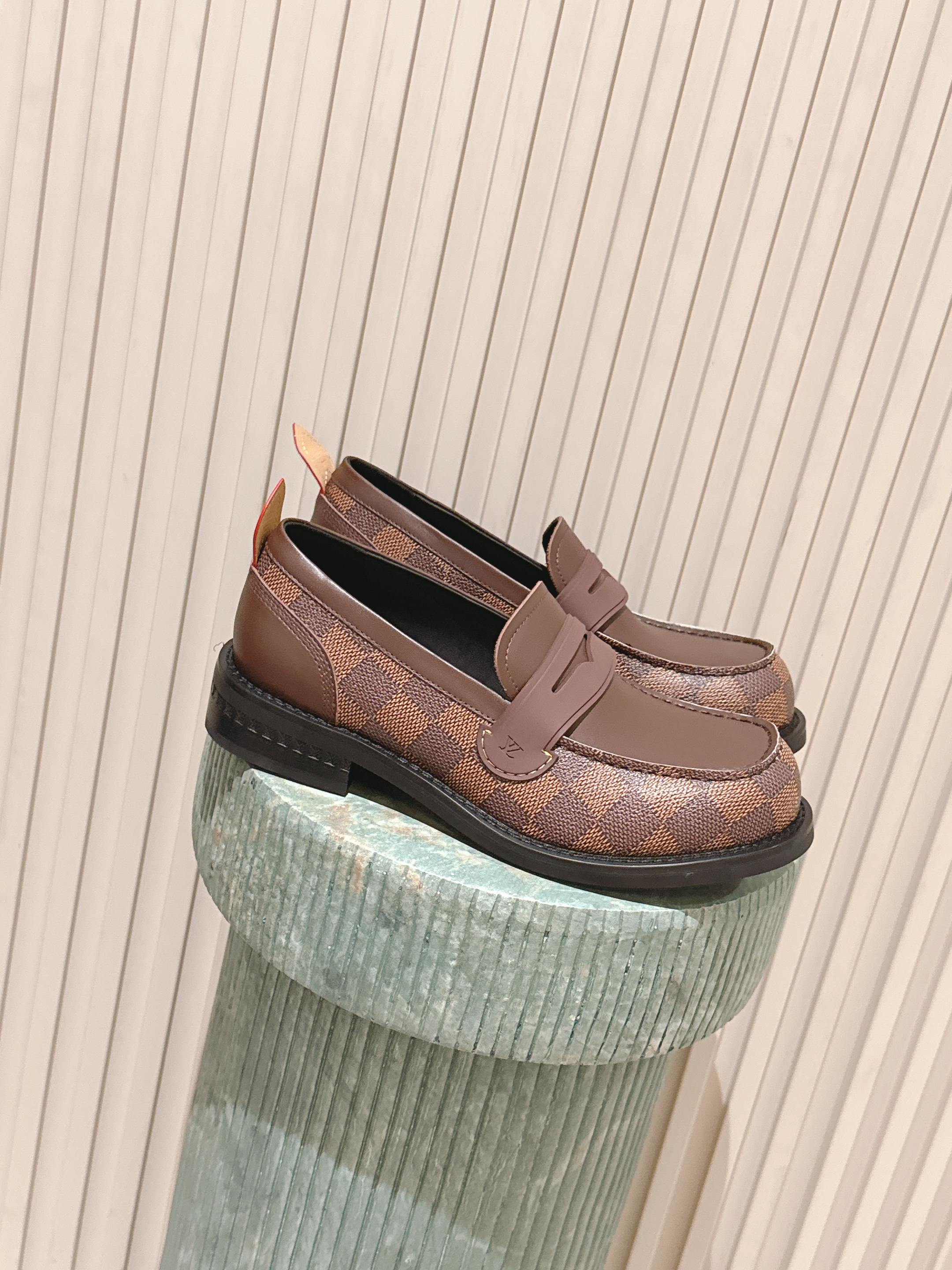 NO:559590,Top Quality: Couple Style: LV Louis Vuitton Catwalk Style Thick Sole The collection ranges from simple sneakers to eye-catching running shoes. LV stands out with its signature thick sole and modern aesthetic, while other styles use luxurious materials such as suede, leather and canvas. Some sneakers are designed with a futuristic feel, emphasizing functionality and comfort, and moving towards sports-style luxury shoes. Fabric: Cowhide Lining: Mesh Sole: Rubber combination outsole Size:  Women's model 35-40. Men's model 40-46 (customized at 40.45.46), loafers, louis vuitton, louis vuitton, loafers, sneakers, cowhide, chamois leather19860909顶级品质:情侣款款:LV路易威登 走秀款 厚底 此次系列包括从简约风格的运动鞋到引人注目的跑鞋.LV以其标志性的厚底和现代美学脱颖而出,而其他款式则采用了奢华的麂皮、皮革和帆布等材质.一些运动鞋设计富有未来感,强调功能性与舒适性,并向运动风格的奢华鞋履迈进 面料 : 牛皮 内里 : 网布 鞋底 : 橡胶组合大底 Size : 女款35-40.男款40-46（40.45.46定做）,乐福鞋,louis vuitton,louis vuitton,loafers,sneakers,cowhide,chamois leather,Women's Shoes