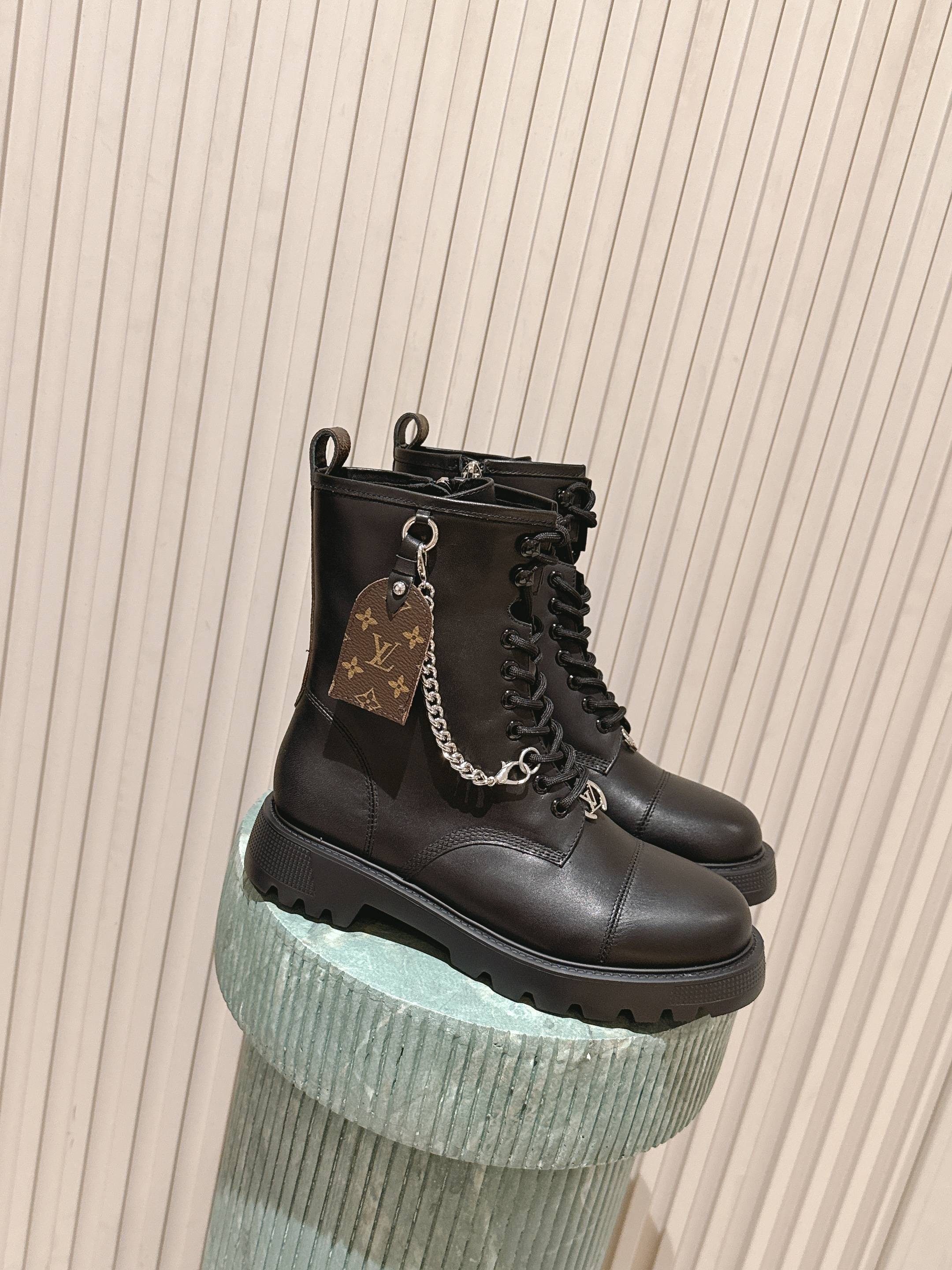 NO:559592,Purchasing-level couple model Louis Vuitton, Internet celebrity, big star catwalk new style, lace-up short boots, casual and versatile, fashionable and trendy, comfortable on the feet, with Louis Vuitton logo embellishment, elegant and elegant, fabric imported calfskin, sheepskin lining, original open mold combination outsole Size #35-45 (45 custom-made), boots, louis vuitton, louis vuitton, boots, cowhide, sheepskin19860909代购级情侣款 Louis Vuitton路易威登 网红,大明星走秀新款 系带短靴 休闲百搭时尚潮流款,上脚舒适 搭配路易威登标识点缀亮点大气显气质 面料进口小牛皮 内里羊皮 大底原版开模组合大底 Size#35-45(45定做),靴子,louis vuitton,louis vuitton,boots,cowhide,sheepskin,Women's Shoes