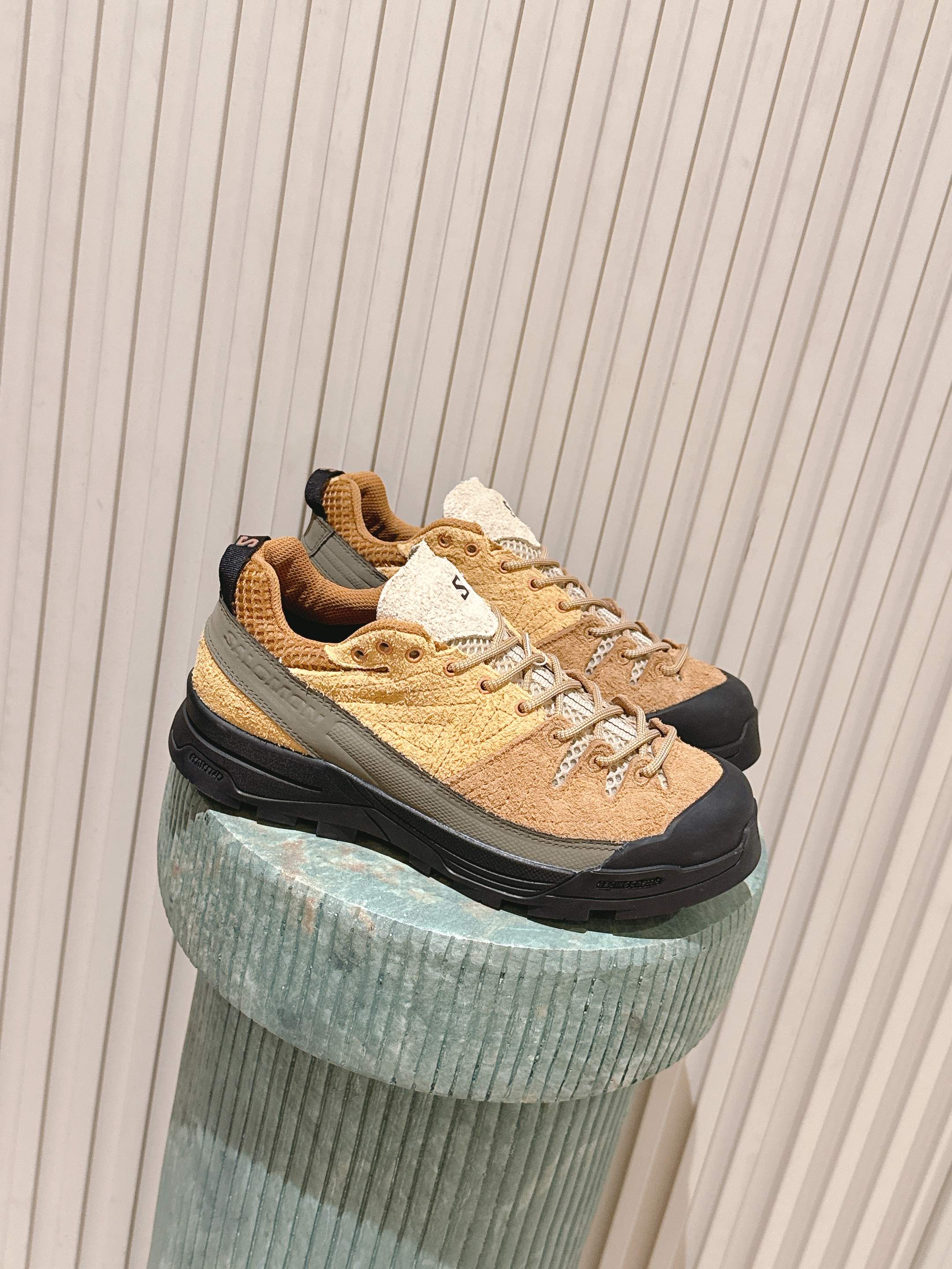 NO:512410,Top version of couples: Salomo*25SS new Aero Glide3 Grvl running shoes Salomon’s products are known for their superior quality and unique design, focusing on the functionality and durability of the product while taking into account the sense of fashion. X-ALP SUEDE is a shoe rooted in Salomon’s hiking history, inspired by hiking shoes suitable for rocky terrain and mountain roads. This hybrid shoe features a premium design, including a long suede upper, rubber toe and side powerband, to protect your feet in a variety of terrain while also having excellent functionality from hiking. This latest model features a beautiful green color scheme, 30 open mesh, embroidered details and flat laces for a cool look. This is a low-key yet eye-catching premium shoe. Upper Niujing Neli mesh Outsole original molded and outsole SIZE35-45, casual shoes/sports shoes, loro piana, sneakers19860909顶级版本情侣款:Salomo*25SS新款Aero Glide3 Grvl跑鞋 Salomon 的产品以卓越的品质和独特的设计著称,注重产品的功能性和耐用性,同时兼顾时尚感.X-ALP SUEDE 是一款扎根于 Salomon 登山历史的鞋款,其灵感源自适合穿越岩石地形和山路的登山鞋. 这款混合鞋款采用优质设计,包括长绒面革鞋面、橡胶鞋头和侧边动力带,可在各种地形中为您的双脚提供保护,同时兼具源自登山运动的卓越功能性.这款最新款采用靓丽的绿色配色、30 开放式网眼、刺绣细节和扁平鞋带,打造酷炫外观.这是一款低调却又引人注目的优质鞋款. 鞋面牛京 内里网布 大底原版开模大底 SIZE35-45,休闲鞋/运动鞋,loro piana,sneakers,Women's Shoes