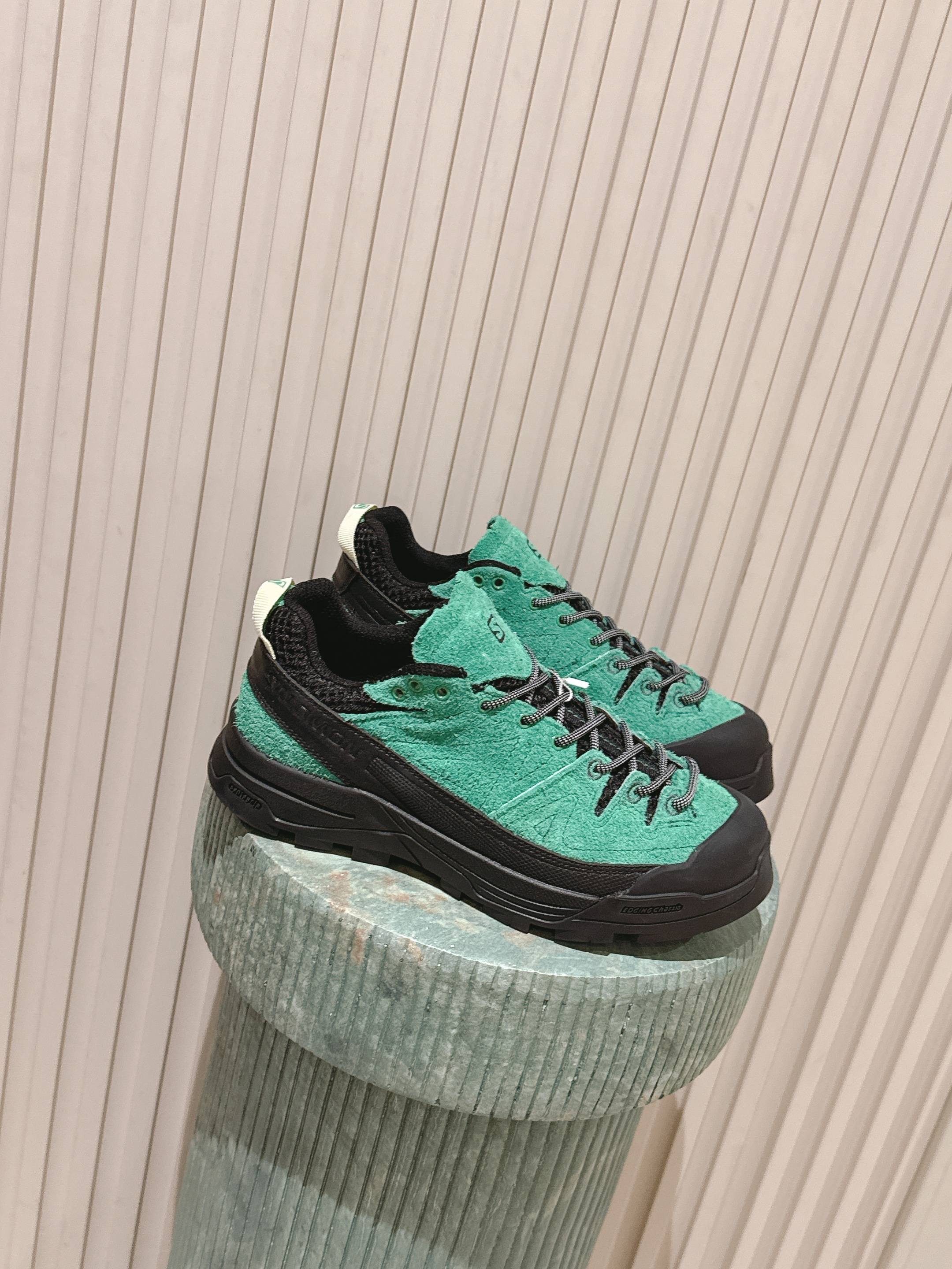 NO:512414,Top version of couples: Salomo*25SS new Aero Glide3 Grvl running shoes Salomon’s products are known for their superior quality and unique design, focusing on the functionality and durability of the product while taking into account the sense of fashion. X-ALP SUEDE is a shoe rooted in Salomon’s hiking history, inspired by hiking shoes suitable for rocky terrain and mountain roads. This hybrid shoe features a premium design, including a long suede upper, rubber toe and side powerband, to protect your feet in a variety of terrain while also having excellent functionality from hiking. This latest model features a beautiful green color scheme, 30 open mesh, embroidered details and flat laces for a cool look. This is a low-key yet eye-catching premium shoe. Upper Niujing Neli mesh Outsole original molded and outsole SIZE35-45, casual shoes/sports shoes, loro piana, sneakers19860909顶级版本情侣款:Salomo*25SS新款Aero Glide3 Grvl跑鞋 Salomon 的产品以卓越的品质和独特的设计著称,注重产品的功能性和耐用性,同时兼顾时尚感.X-ALP SUEDE 是一款扎根于 Salomon 登山历史的鞋款,其灵感源自适合穿越岩石地形和山路的登山鞋. 这款混合鞋款采用优质设计,包括长绒面革鞋面、橡胶鞋头和侧边动力带,可在各种地形中为您的双脚提供保护,同时兼具源自登山运动的卓越功能性.这款最新款采用靓丽的绿色配色、30 开放式网眼、刺绣细节和扁平鞋带,打造酷炫外观.这是一款低调却又引人注目的优质鞋款. 鞋面牛京 内里网布 大底原版开模大底 SIZE35-45,休闲鞋/运动鞋,loro piana,sneakers,Women's Shoes