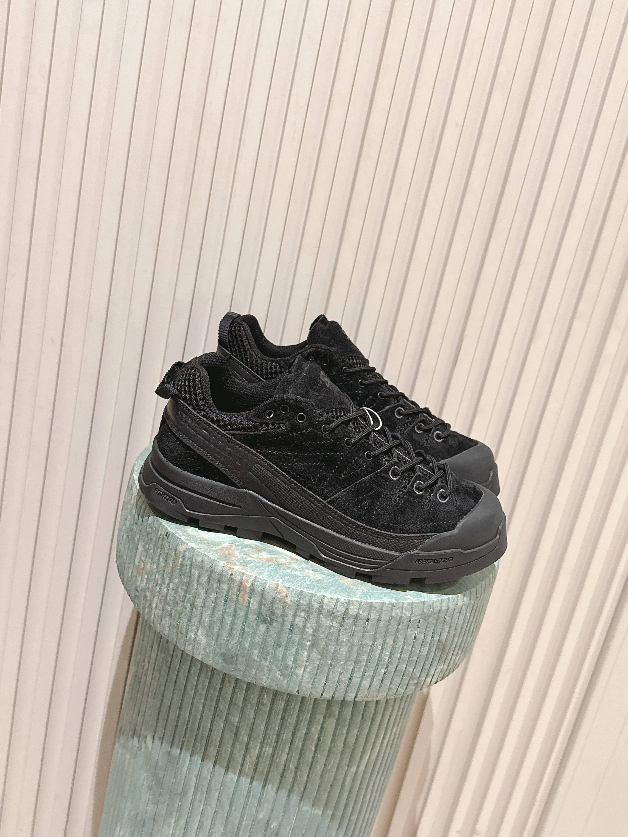 NO:512418,Top version of couples: Salomo*25SS new Aero Glide3 Grvl running shoes Salomon’s products are known for their superior quality and unique design, focusing on the functionality and durability of the product while taking into account the sense of fashion. X-ALP SUEDE is a shoe rooted in Salomon’s hiking history, inspired by hiking shoes suitable for rocky terrain and mountain roads. This hybrid shoe features a premium design, including a long suede upper, rubber toe and side powerband, to protect your feet in a variety of terrain while also having excellent functionality from hiking. This latest model features a beautiful green color scheme, 30 open mesh, embroidered details and flat laces for a cool look. This is a low-key yet eye-catching premium shoe. Upper Niujing Neli mesh Outsole original molded and outsole SIZE35-45, casual shoes/sports shoes, loro piana, sneakers19860909顶级版本情侣款:Salomo*25SS新款Aero Glide3 Grvl跑鞋 Salomon 的产品以卓越的品质和独特的设计著称,注重产品的功能性和耐用性,同时兼顾时尚感.X-ALP SUEDE 是一款扎根于 Salomon 登山历史的鞋款,其灵感源自适合穿越岩石地形和山路的登山鞋. 这款混合鞋款采用优质设计,包括长绒面革鞋面、橡胶鞋头和侧边动力带,可在各种地形中为您的双脚提供保护,同时兼具源自登山运动的卓越功能性.这款最新款采用靓丽的绿色配色、30 开放式网眼、刺绣细节和扁平鞋带,打造酷炫外观.这是一款低调却又引人注目的优质鞋款. 鞋面牛京 内里网布 大底原版开模大底 SIZE35-45,休闲鞋/运动鞋,loro piana,sneakers,Women's Shoes