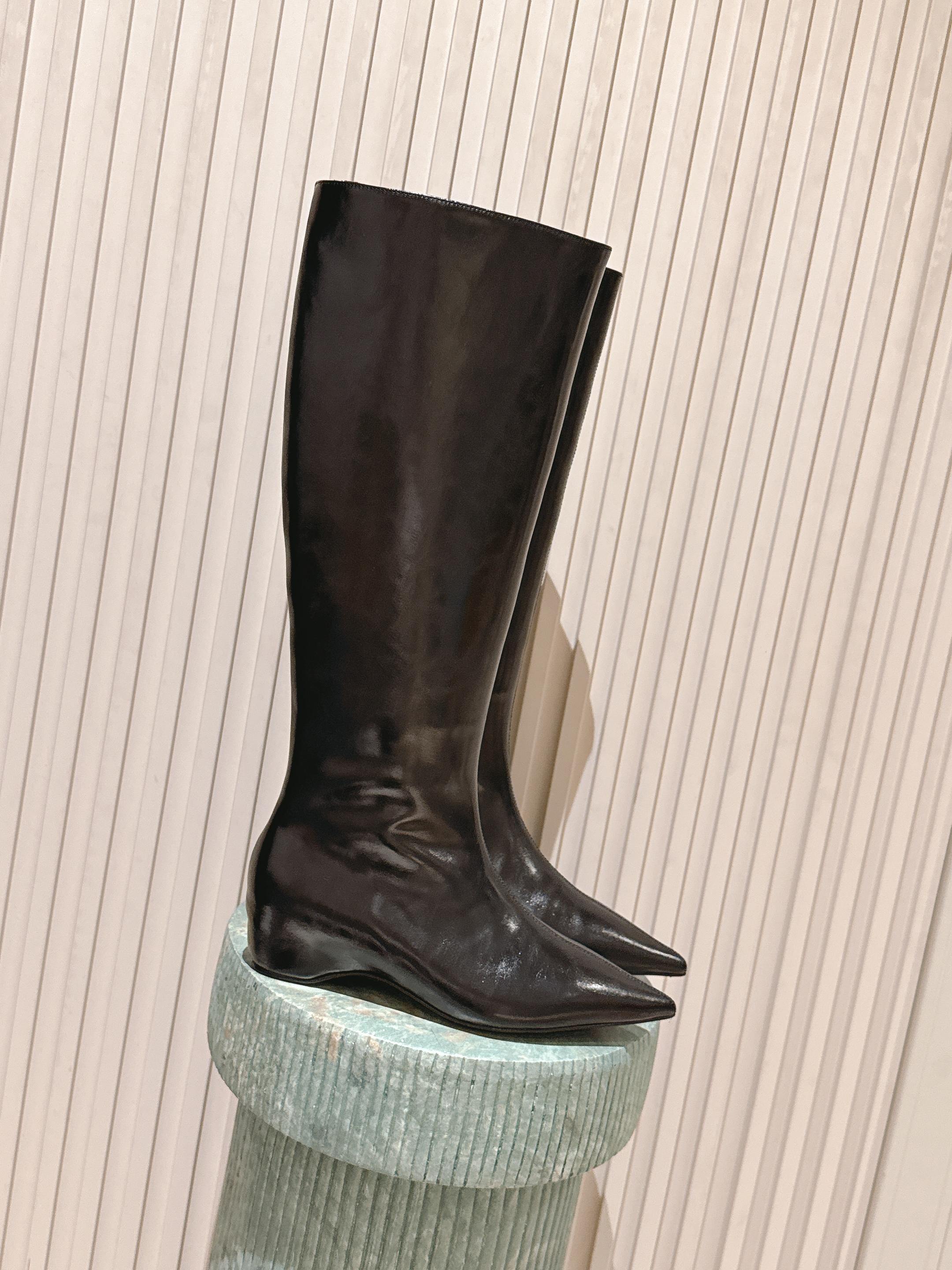 NO:512400,Top version: niche trendy brand khaite25 early autumn new retro wedge boots, pointed toe-inner elastic boots, minimalist, avant-garde, sharp and fearless design, Khaite has become one of the most popular clothing brands in recent years. It has become one of the most popular clothing brands in just a few years. It is simple and daily, without losing its femininity and sensibility, making many Old Celine, fashionable celebrities and independent women obsessed with it!  Intellectual and elegant!  Cowhide upper, inner foot pad sheepskin, sole, Italian leather outsole, heel height approximately 5.5cm, size 35-39 (40.41 custom made without return), boots, celine, boots, cowhide, sheepskin, Leather soles19860909顶级版本 小众潮牌 khaite25早秋新款复古坡跟长靴 尖头内增高弹力长靴 极简前卫、锋利和无畏的设计,让Khaite近年响亮时尚界.短短几年间已经成为最受欢迎的服装品牌之一.它简约日常,又不失女性化与感性,让很多Old Celine、时尚名人和独立女性为它痴迷！知性优雅！ 鞋面牛皮 内里垫脚羊皮 鞋底意大利真皮大底 跟高约5.5cm 码数35-39（40.41定做不退换）,靴子,celine,boots,cowhide,sheepskin,Leather soles,Women's Shoes