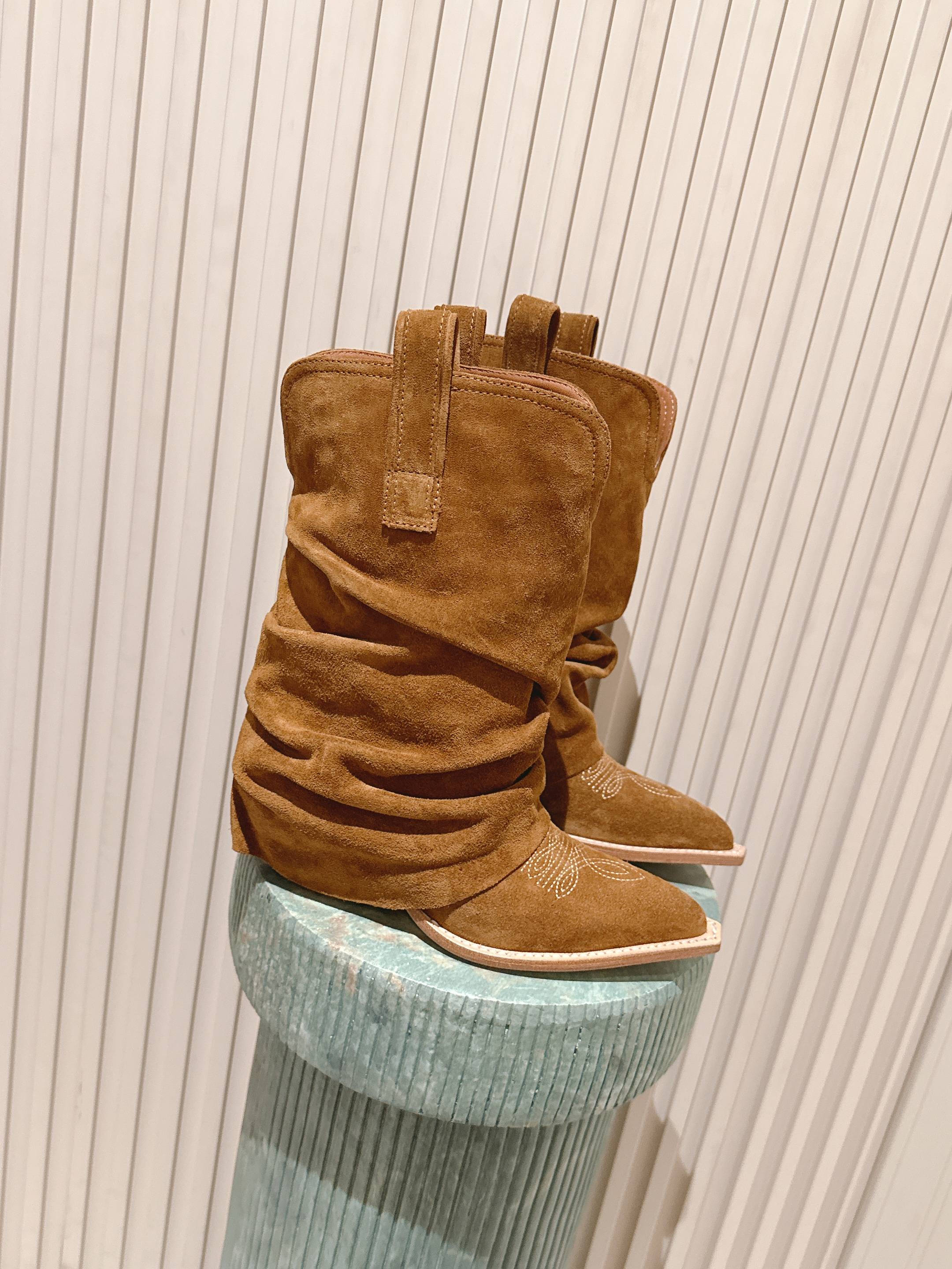 NO:512395,Top version R132025 autumn and winter new style pile boots beautiful boots are coming A brand with punk rock as its core and aesthetics beauty is beautiful with a new height, showing thin legs without losing the lazy cool feeling, cool and stylish cowhide/Gao Mercury Yangjing fabric, cowhide inner lining, Italian imported leather large soles, size 35-39# (40# customized without return and exchange), boots, boots, cowhide, sheep, Leather soles19860909顶级版本 R132025秋冬新款堆堆靴美靴来临一个以朋克摇滚为内核和审美的品牌堆堆靴美出新高度显腿细又不失慵懒酷感酷飒有型对版牛皮/高丝光羊京面料,牛皮内里,意大利进口真皮大底,码数35-39#（40#订做不退换）,靴子,boots,cowhide,sheep,Leather soles,Women's Shoes