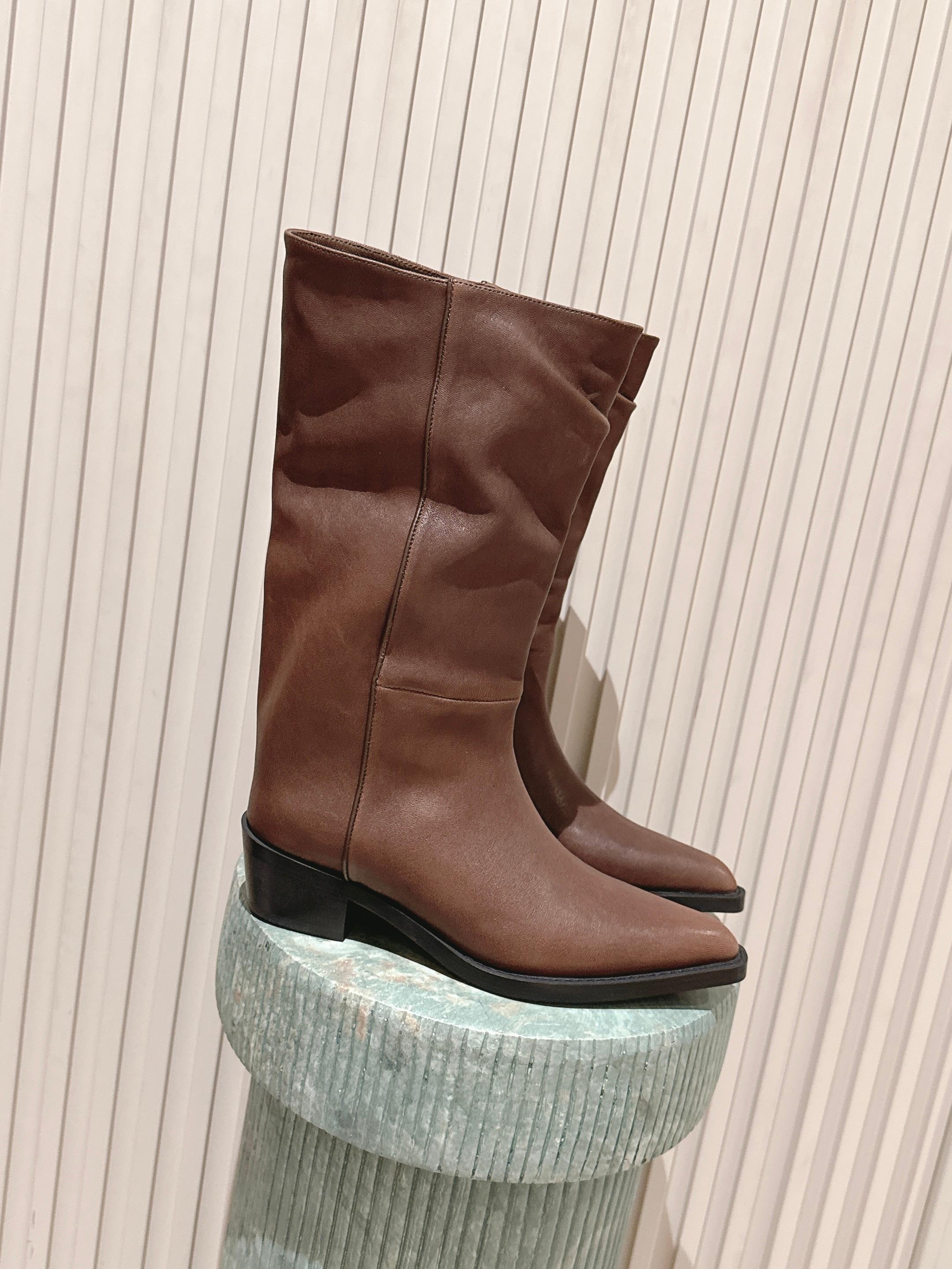 NO:512390,Top version, the latest retro pointed-toe fashion boots in the autumn and winter, many celebrity fashion bloggers plant grass, weld the 'cool sau' on the legs, neat square heel + pointed toe, neat aura, urban workplace women's style has a slack feeling, wear it directly unlocks the 'walking and windy' mode, match it with skirts, trousers, all fashionable wardrobe needs, imported calfskin, inner footbed mixed-bred sheepskin, heel height 4.5CM, large sole original molded rubber sole, Size35-40 (40 custom made, no return or exchange), boots, boots, skirts, cowhide, sheepskin19860909顶级版本 小众潮牌KHAITE秋冬最新款复古尖头时装长靴  超多明星时尚博主种草 把“酷飒”焊在腿上 利落方跟+尖头 拿捏利落气场 都市职场女性风格自带松弛感 穿上直接解锁「走路带风」模式,搭配裙装 裤装都炸场 时髦精衣柜刚需 鞋面进口小牛皮 内里垫脚混种羊皮 跟高4.5CM 大底原版开模橡胶底 Size35-40（40 定做不退换）,靴子,boots,skirts,cowhide,sheepskin,Women's Shoes