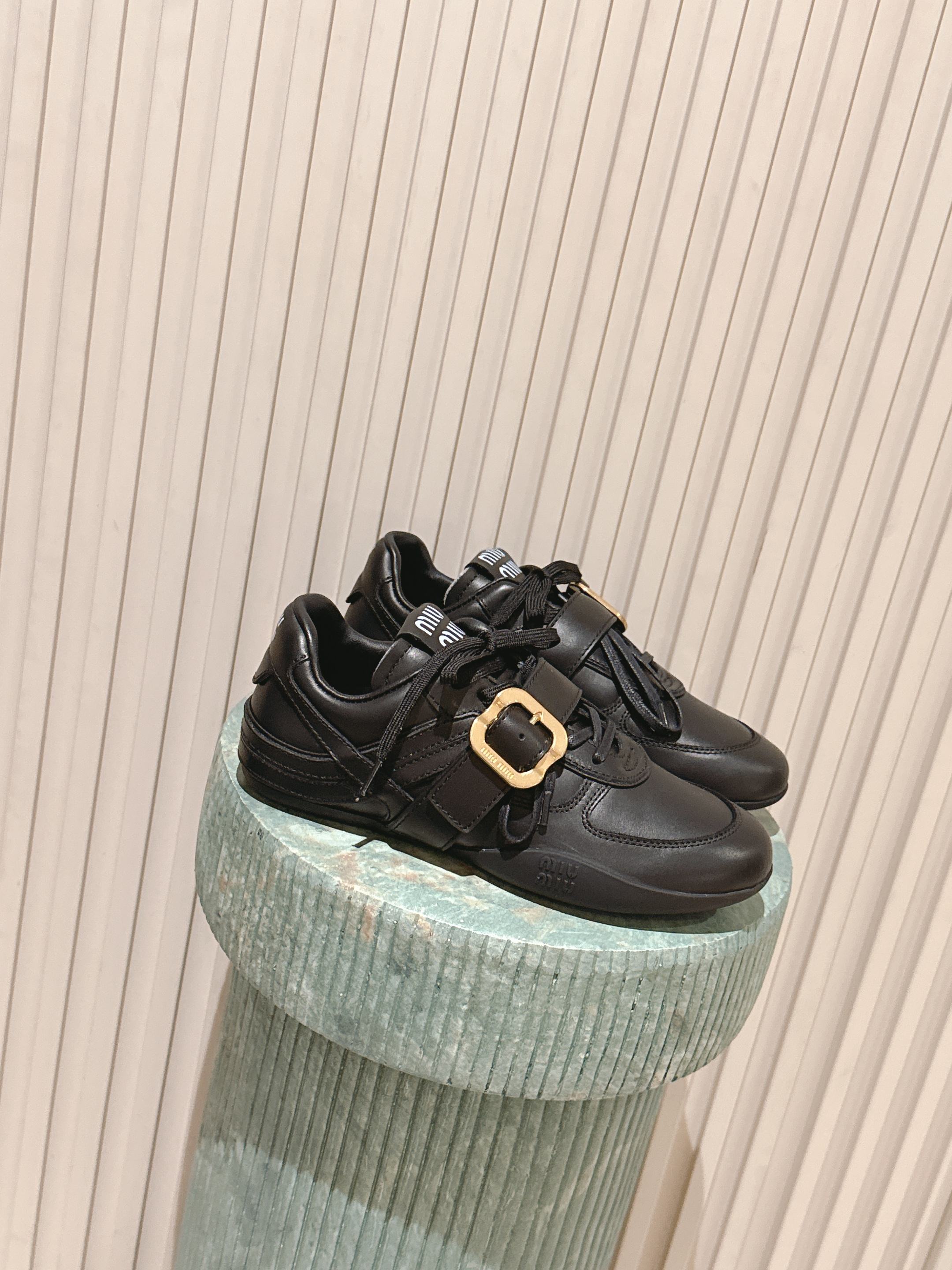 NO:512380,Purchase grade MiuMiu 25ss early spring new model, new style of show-up lazy shoes, retro, moral training shoes, official spring and summer new style, fashionable and versatile, salty and sweet, and not polished at all. Whether worn barefoot or socks, it will reduce age and be super invincible and versatile!  Custom imported cowhide, inner foot pad sheepskin, original rubber outsole, Size# 35-39 (40 custom made, non-return, exchange), casual shoes/sports shoes, miumiu, sneakers, cowhide, sheepskin, socks19860909代购级 MiuMiu 缪缪 25ss早春新款 走秀新款一脚蹬懒人鞋 复古 德训鞋 官方春夏走秀新款,时髦百搭·即可咸又可甜·一点也不磨脚 无论光脚穿还是搭配袜子穿都超级减龄 超级无敌百搭！ 鞋面定制进口牛皮 内里垫脚羊皮 鞋底原版橡胶大底 Size# 35-39（40 订做不退换）,休闲鞋/运动鞋,miumiu,sneakers,cowhide,sheepskin,socks,Women's Shoes