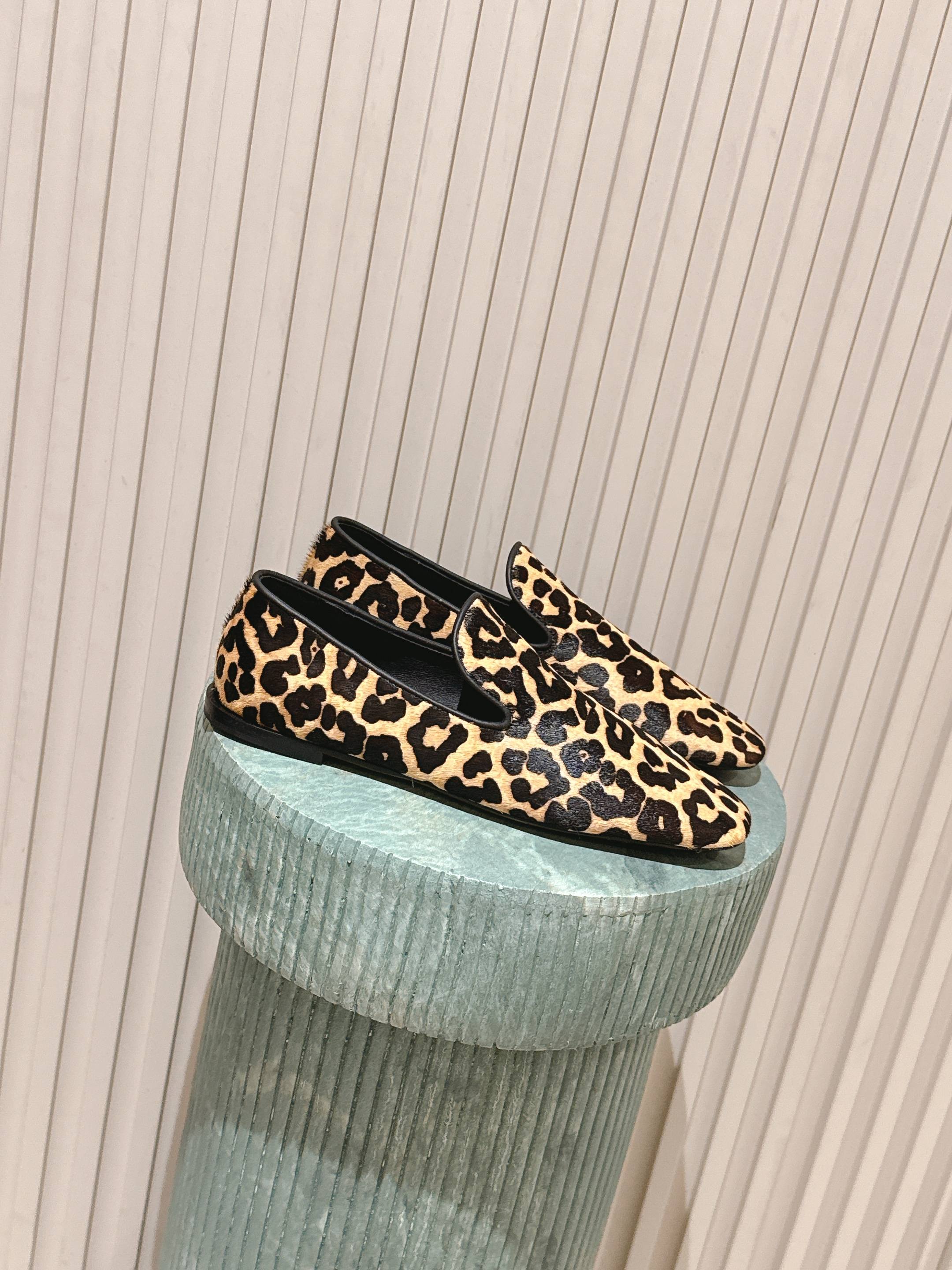 NO:512409,Purchase grade flat sole FW25 JILSANDER JILSANDER A good-looking single shoes. It's time to pay for the shoes. This deep-mouth door dense shoe is specially equipped with feet, showing the capable temperament, classic and elegant cowhide material, soft and delicate, easy to match with elegant head shape and sexy chain design, revealing a feminine taste. Breathable sheepskin inner, comfortable and not stuffy, and it's more comfortable to go on, and it's not tiring to walk. Outsole Italian leather sole + injection rubber (original board process) Size35-41 (40 41 custom made without return or exchange), single shoes, jil sander, cowhide, sheepskin19860909代购级平底 FW25 JILSANDER 吉尔桑德 好穿又好看的单鞋 入秋 该买单鞋了 这款深口门密鞋特别装脚,彰显干练气质,经典高雅牛皮材质,柔软细腻,易搭配优雅头型搭配性感链条设计,流露着若影若现的女人味.透气羊皮内里,舒适不闷脚,越穿越舒适,穿上走路完全不累 大底意大利真皮底＋注塑橡胶（原板工艺） Size35-41（40 41订做不退换）,单鞋,jil sander,cowhide,sheepskin,Women's Shoes