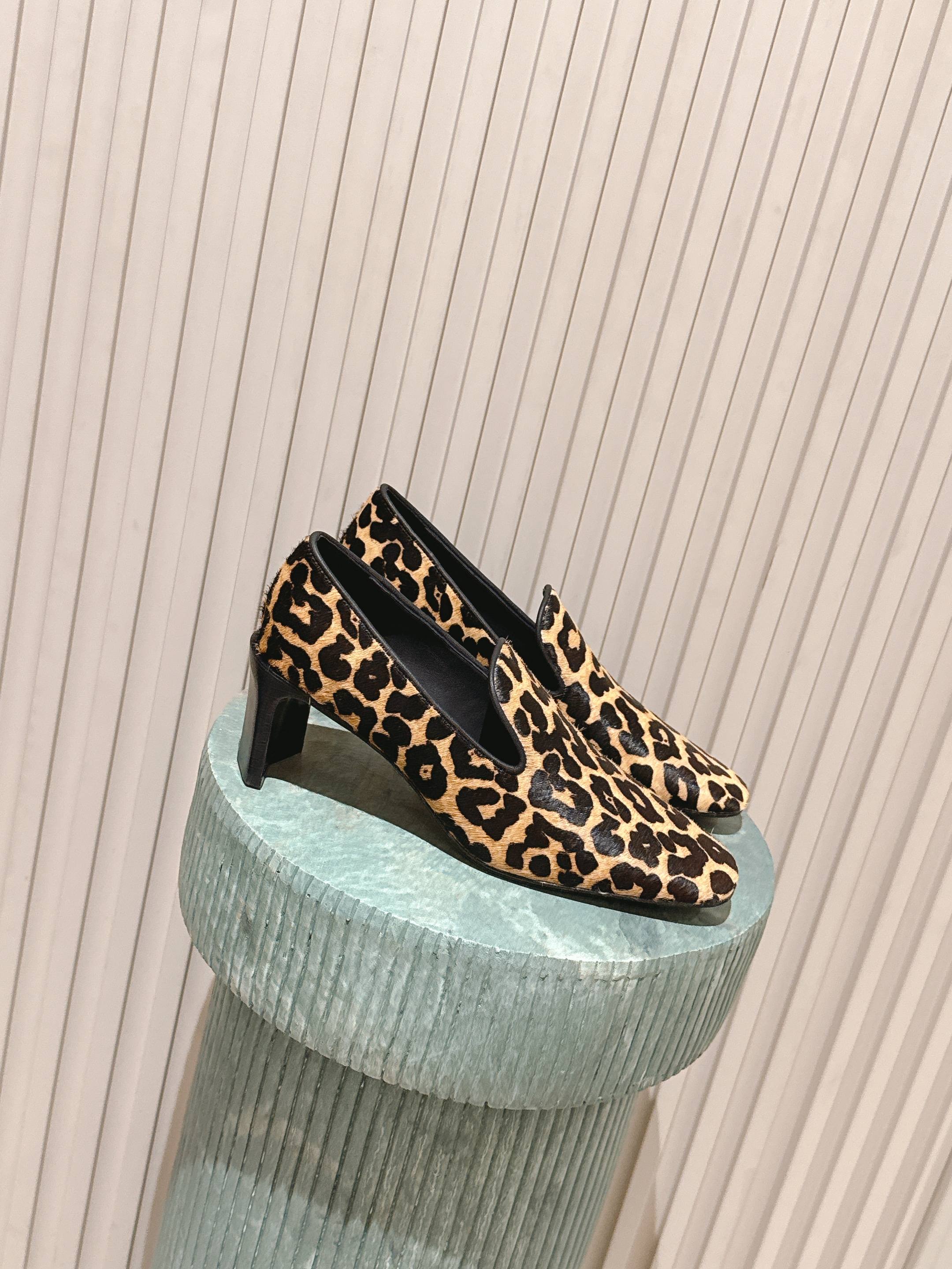 NO:512417,Purchase grade: FW25 JILSANDER JILSANDER A good-looking single shoes. It's time to pay for the shoes. This deep-mouth door dense shoe is specially equipped with feet, showing the capable temperament, classic and elegant cowhide material, soft and delicate, easy to match with elegant head shape and sexy chain design, revealing a feminine taste. Breathable sheepskin inner, comfortable and not stuffy, and it's more comfortable to go on, and it's not tiring to walk. Outsole Italian leather sole + injection rubber (original board process) Size35-41 (40 41 custom made without return or exchange), single shoes, jil sander, cowhide, sheepskin19860909代购级: FW25 JILSANDER 吉尔桑德 好穿又好看的单鞋 入秋 该买单鞋了 这款深口门密鞋特别装脚,彰显干练气质,经典高雅牛皮材质,柔软细腻,易搭配优雅头型搭配性感链条设计,流露着若影若现的女人味.透气羊皮内里,舒适不闷脚,越穿越舒适,穿上走路完全不累 大底意大利真皮底＋注塑橡胶（原板工艺） Size35-41（40 41订做不退换）,单鞋,jil sander,cowhide,sheepskin,Women's Shoes