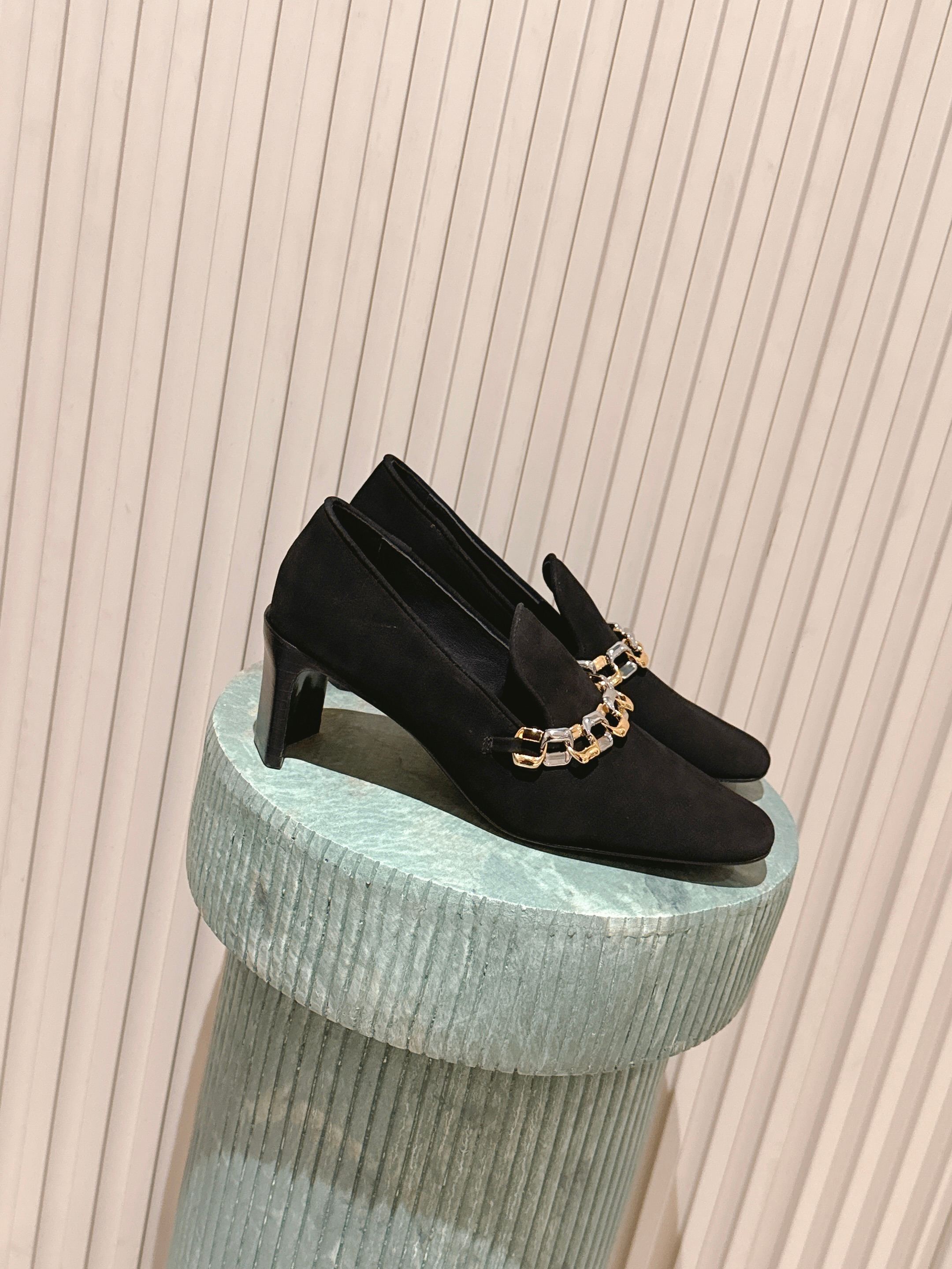 NO:512421,Purchase grade high heel with zipper: FW25 JILSANDER JILSANDER A good-looking single shoes. It's time to pay for the shoes. This deep-mouth door dense shoe is specially equipped with feet, showing the capable temperament, classic and elegant cowhide material, soft and delicate, easy to match with elegant head shape and sexy chain design, revealing a feminine taste. Breathable sheepskin inner, comfortable and not stuffy, and it's more comfortable to go on, and it's not tiring to walk. Outsole Italian leather sole + injection rubber (original board process) Size35-41 (40 41 custom made without return or exchange), single shoes, jil sander, cowhide, sheepskin19860909代购级高跟带拉链: FW25 JILSANDER 吉尔桑德 好穿又好看的单鞋 入秋 该买单鞋了 这款深口门密鞋特别装脚,彰显干练气质,经典高雅牛皮材质,柔软细腻,易搭配优雅头型搭配性感链条设计,流露着若影若现的女人味.透气羊皮内里,舒适不闷脚,越穿越舒适,穿上走路完全不累 大底意大利真皮底＋注塑橡胶（原板工艺） Size35-41（40 41订做不退换）,单鞋,jil sander,cowhide,sheepskin,Women's Shoes