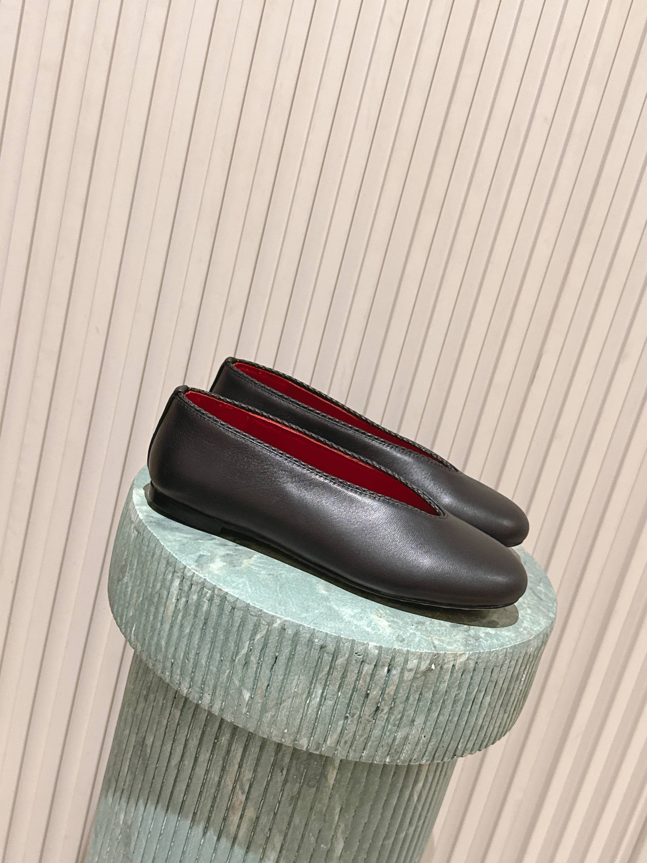 NO:512404,Top version: Bv 25/ Women's Astaire Mary Jane Ballet Shoes Leather Mary Jane Ballet Shoes with rabbit buckles and Intrecciato braided details. Full leather, heel, family elements, weaving series, round head, commuting essentials BV early autumn series, all beautiful, elegant materials used on shoes, intellectual, elegant and capable, full of high-end small square head design is beautiful~~ Fabric: Use original consistent lambskin and shaping technology to pursue the perfect internal craftsmanship. Inner: Use lambskin, never sloppy. Original outsole: Use Italian leather outsole with clearing and dyeing technology, matched with black rubber square craftsmanship, comfortable and high-end square heel design, make travel more comfortable, confident Size: #35 36 37 38 39 40  41 42 (40 41 42 Customized), single shoes, bottega veneta, mary jane, sheepskin, Leather soles19860909顶级版本:Bv 25/ 女士Astaire 玛丽珍 芭蕾舞单鞋 皮革玛丽珍芭蕾舞鞋,配有兔形搭扣,后帮饰有 Intrecciato编织细节.全真皮 后跟 家族元素 编织系列 圆头 通勤必备 BV早秋系列 都好美啊 优雅材质运用在鞋履上知性优雅干练 满满的高级感小方头设计美美哒～～ 面料: 选用原版一致小羊皮 以及定型科技追求内部工艺完美 内里: 选用小羊皮 绝不马虎 原版 大底: 选用意大利真皮大底 配合清染技术 搭配黑色橡胶方块工艺 舒适高端 方形小跟设计 让出行更舒适 自信 Size: #35 36 37 38 39 40 41 42  (40 41 42定制),单鞋,bottega veneta,mary jane,sheepskin,Leather soles,Women's Shoes