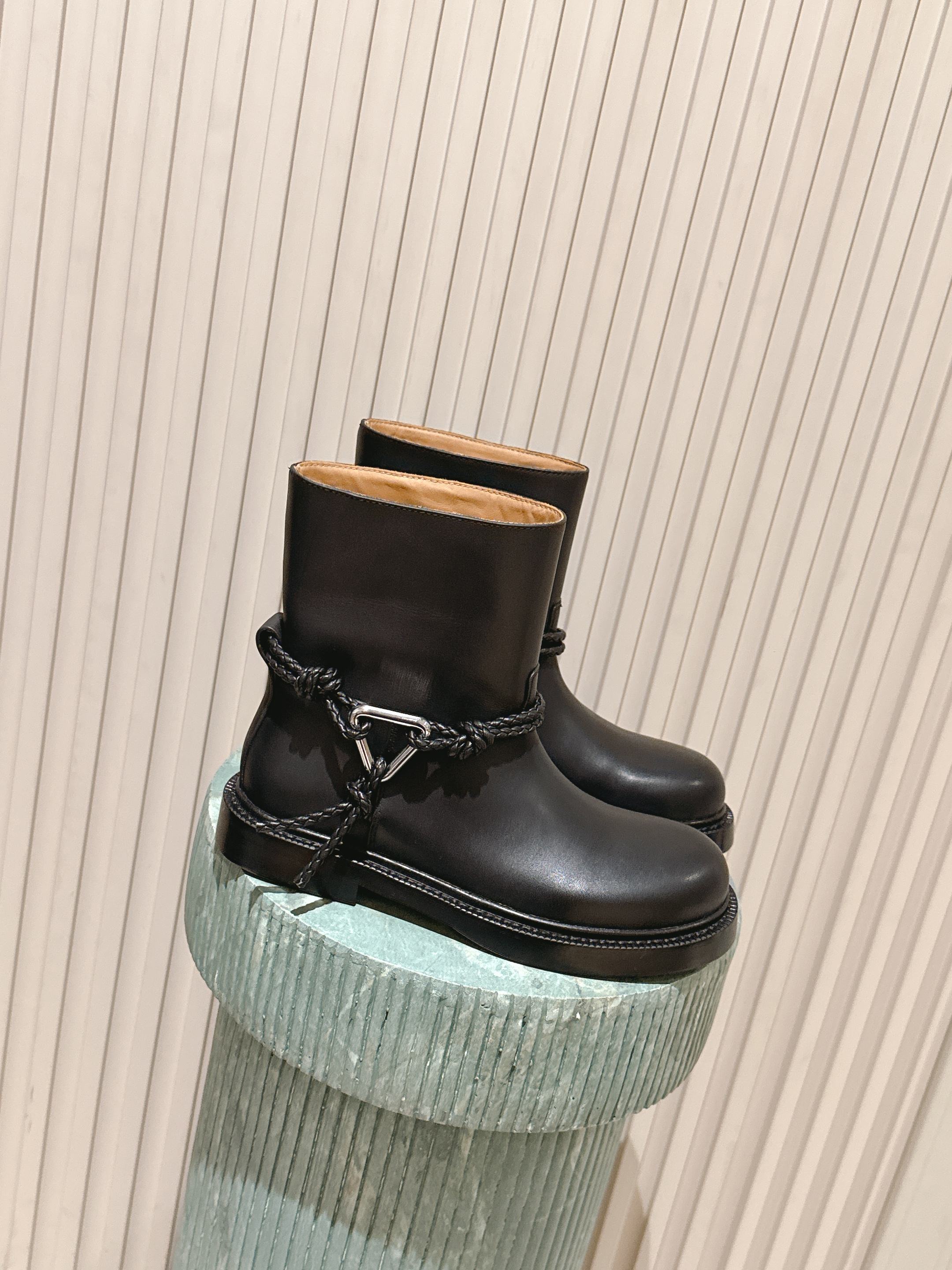 NO:512394,Top version Bottega Veneta Baodie Home BV 25/ Autumn and Winter New Products James Series Boots Original One-to-One Practice Consistent Hardware 11 Knots Original Purchase Disassembly Benchmark Version The original Hardware Original Consistent Please compare the official picture BV One-foot Knight Boots Hardware Version Consistent Careful design Never sloppy and comfortable Upper material is made of calfskin same as original material Soft and smooth Hand-sewn Design Sexy and comfortable The foot pad is made of cowhide inner comfortable and high-end Shoes and cloth bags adopt the printing logo process of the market The highest end uses hot melt glue toe toe heel and easy to rebound and not deform Fabric: Use imported calfskin from Spain (can be compared in the market) Living: Bangladeshi water dyed cowhide lily Outsole:  Original unanimous Italian leather combination outsole (for market comparison) Size: #35 36 37 38 39 40 41 42 43 (40 41 42 43 customization), boots, bottega veneta, bottega veneta, bottega veneta, bottega veneta, boots, cowhide19860909顶级版本 Bottega Veneta葆蝶家 BV 25/ 秋冬 新品 James 系列 短靴 原版一比一做法 一致五金 11 绳结 原版购入拆解 对标对版 五金原版一致 请对比官图 BV一脚蹬 骑士靴 五金对版 一致 用心设计 绝不马虎 耐穿舒适 鞋面材质选用同原版的小牛皮 材质柔软顺滑 手工缝制 设计 性感舒适 垫脚内里选用牛皮内里舒适高端 鞋子布袋采用印胶logo工艺 市场最高端 采用热熔胶定型鞋头 后跟 易回弹不变形 面料: 选用西班牙进口小牛皮（可市场对比） 内里: 孟加拉水染牛里皮 大底: 原版一致意大利真皮组合大底（可市场对比） Size: #35 36 37 38 39 40 41 42 43 （40 41 42 43定制）,靴子,bottega veneta,bottega veneta,bottega veneta,boots,cowhide,Women's Shoes