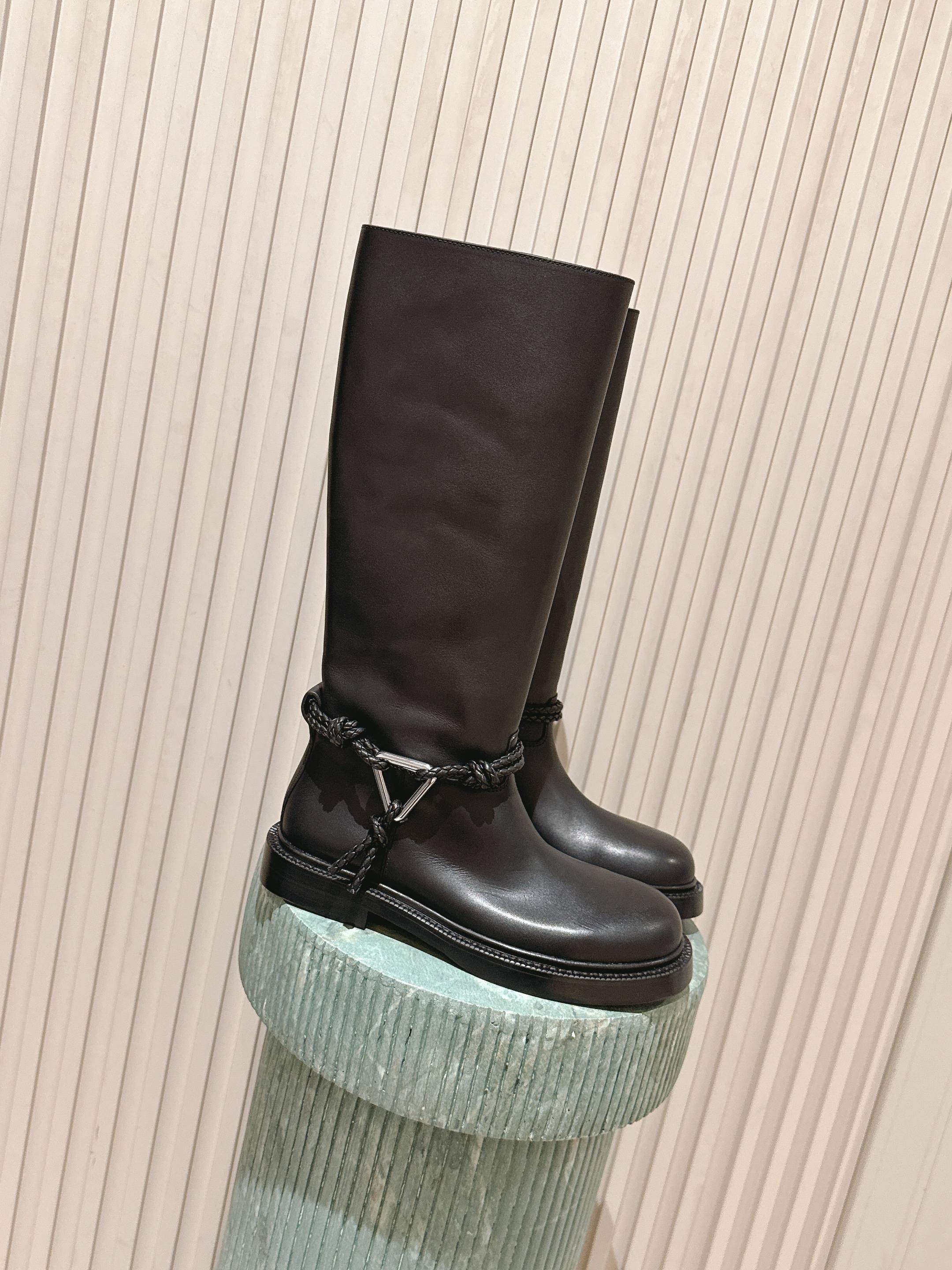NO:512399,Top version Bottega Veneta Baodie Home BV 25/ Autumn and Winter New Products James Series Boots Original One-to-One Practice Consistent Hardware 11 Knots Original Purchase Disassembly Benchmark Version The original Hardware Original Consistent Please compare the official picture BV One-foot Knight Boots Hardware Version Consistent Careful design Never sloppy and comfortable Upper material is made of calfskin same as original material Soft and smooth Hand-sewn Design Sexy and comfortable The foot pad is made of cowhide inner comfortable and high-end Shoe bags adopt the printing logo process of the market The highest end Use hot melt glue toe toe heel easy to rebound and not deform Fabric: Use imported calfskin from Spain (can be compared in the market) Living: Bangladeshi water dyed cowhide lily Outsole:  Original unanimous Italian leather combination outsole (for market comparison) Size: #35 36 37 38 39 40 41 42 43 (40 41 42 43 customization), boots, bottega veneta, bottega veneta, bottega veneta, bottega veneta, boots, cowhide19860909顶级版本 Bottega Veneta葆蝶家 BV 25/ 秋冬 新品 James 系列 长靴 原版一比一做法 一致五金 11 绳结 原版购入拆解 对标对版 五金原版一致 请对比官图 BV一脚蹬 骑士靴 五金对版 一致 用心设计 绝不马虎 耐穿舒适 鞋面材质选用同原版的小牛皮 材质柔软顺滑 手工缝制 设计 性感舒适 垫脚内里选用牛皮内里舒适高端 鞋子布袋采用印胶logo工艺 市场最高端 采用热熔胶定型鞋头 后跟 易回弹不变形 面料: 选用西班牙进口小牛皮（可市场对比） 内里: 孟加拉水染牛里皮 大底: 原版一致意大利真皮组合大底（可市场对比） Size: #35 36 37 38 39 40 41 42 43 （40 41 42 43定制）,靴子,bottega veneta,bottega veneta,bottega veneta,boots,cowhide,Women's Shoes