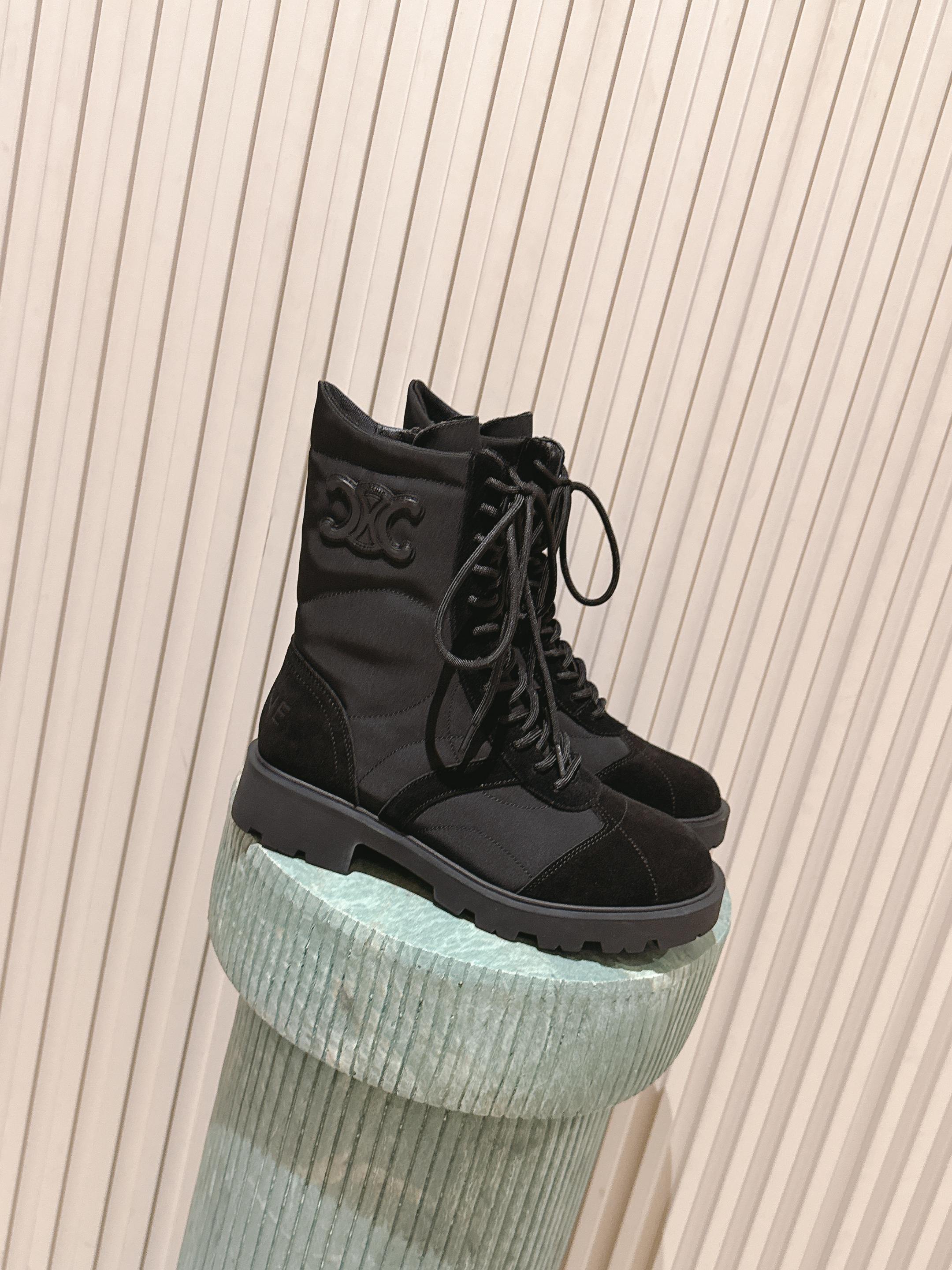 NO:559586,Top version: Celin* new fall and winter Marguerite Martin boots. Mid-calf boots with adjustable laces that can fit different foot shapes; thick-soled design, both heightening and modifying the leg shape, making the leg lines more slender. Rubber outsole, strong grip and wear-resistant, comfortable and versatile for daily wear. Whether it is black or khaki, it can be matched with short dresses, such as black velvet skirts, floral skirts, and a denim jacket to achieve a sweet and cool style collision.  Upper with cowhide stitching/down cloth, lining with cotton lining, outsole, original molded outsole, Size 35~40 (40 customized, non-refundable), boots, celine, boots, skirts, jackets & coats, down jacket19860909顶级版本:Celin* 秋冬新品玛格丽特马丁靴 中筒靴型,鞋带可调节,能贴合不同脚型；厚底设计,兼具增高与修饰腿型的效果,让腿部线条更显纤细.橡胶大底,抓地力强且耐磨,日常穿着舒适又百搭. 无论是黑色还是卡其色,都能与短款连衣裙,如黑色丝绒裙、碎花裙搭配,外搭一件牛仔外套,实现甜与酷的风格碰撞. 鞋面牛反线/羽绒布 内里绵里 大底原版开模大底 Size35~40（40定制不退换）,靴子,celine,boots,skirts,jackets & coats,down jacket,Women's Shoes