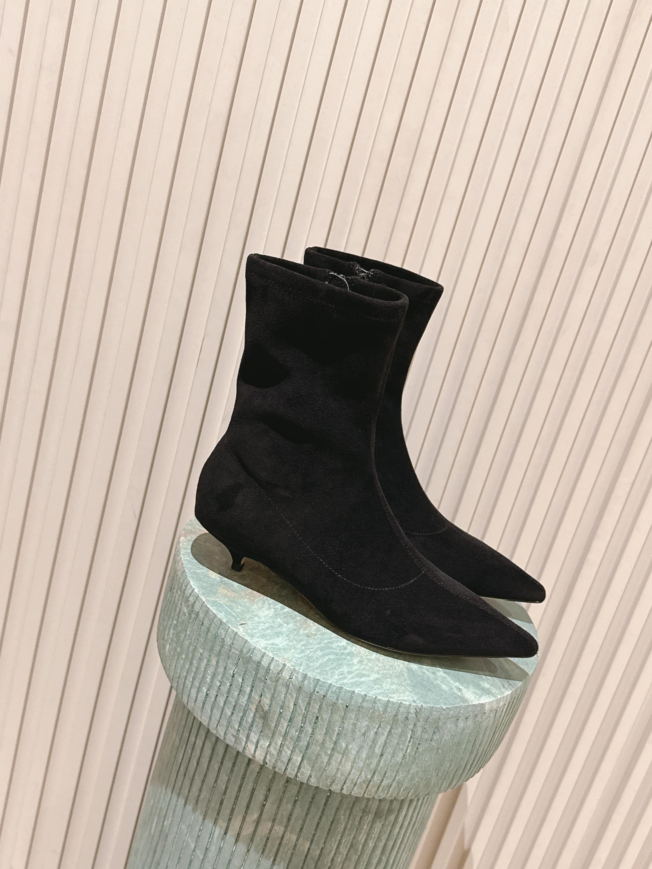 NO:559582,Top version: :The ro* genuine leather low-top elastic knight boots are made of high-quality genuine leather, with soft and tough texture, good touch and excellent durability; high-top design with elastic fabric, which can perfectly fit the leg line and give the calf a comfortable wrapping feeling. The pointed toe shape is fashionable and exquisite, which can modify the foot line and make the feet appear more slender; the thick heel design increases the stability of the boots, while enhancing the fashion sense and aura of the overall look.  Pair it with tight jeans and a simple top to show a handsome and capable style. Pair it with a skirt and sweater to highlight your sweet and cute temperament. Combine it with a long dress or coat to exude an elegant and charming charm. Elastic PU upper, sheepskin lining, genuine leather outsole   size35-40 (40 customized, non-refundable), boots, boots, skirts, jeans, sweaters, sheepskin, Leather soles19860909顶级版本: :The ro* 真皮矮筒弹力骑士靴 采用上等真皮材质,质感柔软坚韧,触感佳且耐久性出色；高筒设计搭配弹力面料,能完美贴合腿部线条,同时给予小腿舒适包裹感.尖头造型时尚精致,可修饰脚部线条,让双脚更显修长；粗跟设计增加了靴子的稳定性,同时提升整体造型的时尚感与气场. 搭配紧身牛仔裤与简约上衣,展现帅气干练的风格.配上短裙与毛衣,凸显甜美可爱的气质.与长款连衣裙或大衣组合,散发出优雅迷人的韵味. 鞋面弹力pu 内里羊皮 大底真皮大底 size35-40（40定制不退换）,靴子,boots,skirts,jeans,sweaters,sheepskin,Leather soles,Women's Shoes