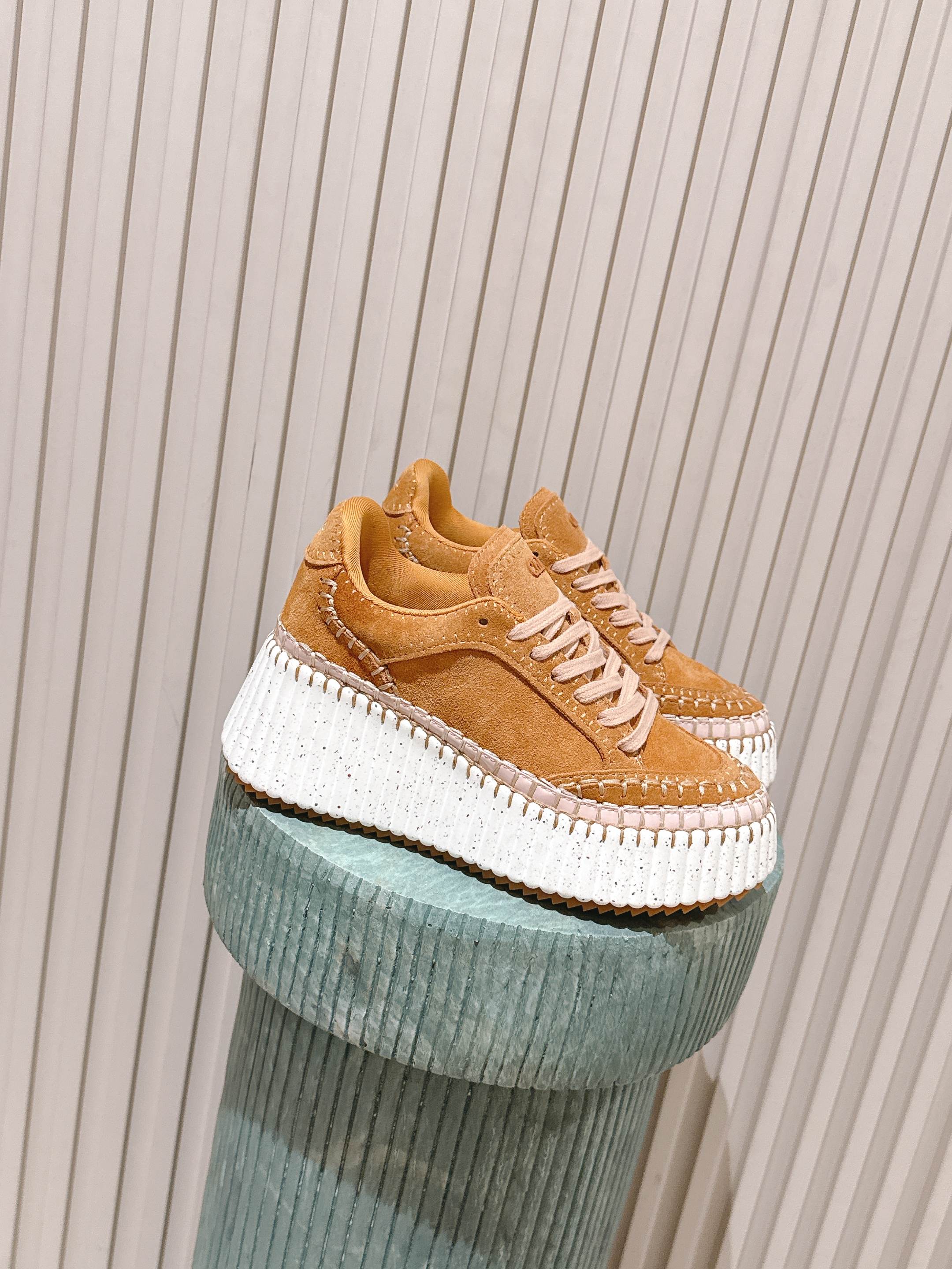 NO:559578,The top version of the new color is Chloe's new thick-soled biscuit shoes!  The latest color matching is a cool trendy boot that looks amazing this season. I bought it at the counter for 7800!  Exclusive mold opening and customization on the entire network. After 1 month of adjustment, it was restored to the authentic grade and counter inspection grade. Original one-to-one custom elastic socks on the upper, crystal sheepskin feet inside, and one-to-one model non-slip double-layer thickened non-slip and wear-resistant outsole!  Wear the height-increasing artifact!  Size35-39 (40 41 customized), platform shoes, boots, sheepskin19860909顶级版本新播色 克洛伊新款厚底饼干鞋！最新配色入手一款本季颜值爆表的酷潮靴, 专柜以7800购入！全网独家开模定制,历经1个月调整还原正品级,专柜验货级别 鞋面原版一比一定制弹力袜,内里水晶羊皮垫脚,一比一楷模防滑双层加厚防滑耐磨大底！穿上增高神器！ Size35-39( 40 41 定做),松糕鞋,boots,sheepskin,Women's Shoes