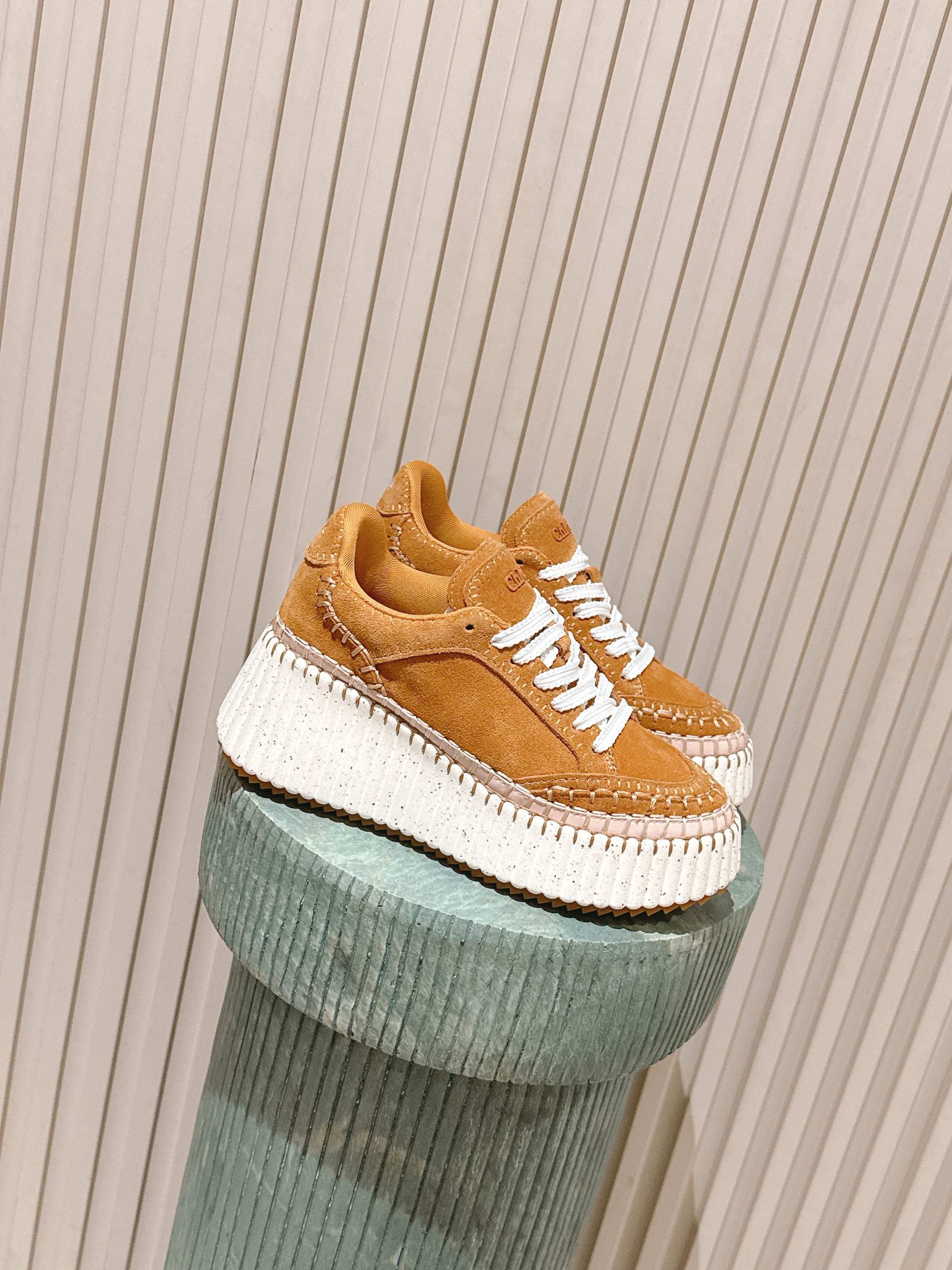 NO:559580,New color for the top version: Chloe’s new thick-soled biscuit shoes!  The latest color matching is a cool trendy boot that looks amazing this season. I bought it at the counter for 7800!  Exclusive mold opening and customization on the entire network. After 1 month of adjustment, it was restored to the authentic grade and counter inspection grade. Original one-to-one custom elastic socks on the upper, crystal sheepskin feet inside, and one-to-one model non-slip double-layer thickened non-slip and wear-resistant outsole!  Wear the height-increasing artifact!  Size35-39 (40 41 customized), platform shoes, boots, sheepskin19860909顶级版本新播色: 克洛伊新款厚底饼干鞋！最新配色入手一款本季颜值爆表的酷潮靴, 专柜以7800购入！全网独家开模定制,历经1个月调整还原正品级,专柜验货级别 鞋面原版一比一定制弹力袜,内里水晶羊皮垫脚,一比一楷模防滑双层加厚防滑耐磨大底！穿上增高神器！ Size35-39( 40 41 定做),松糕鞋,boots,sheepskin,Women's Shoes