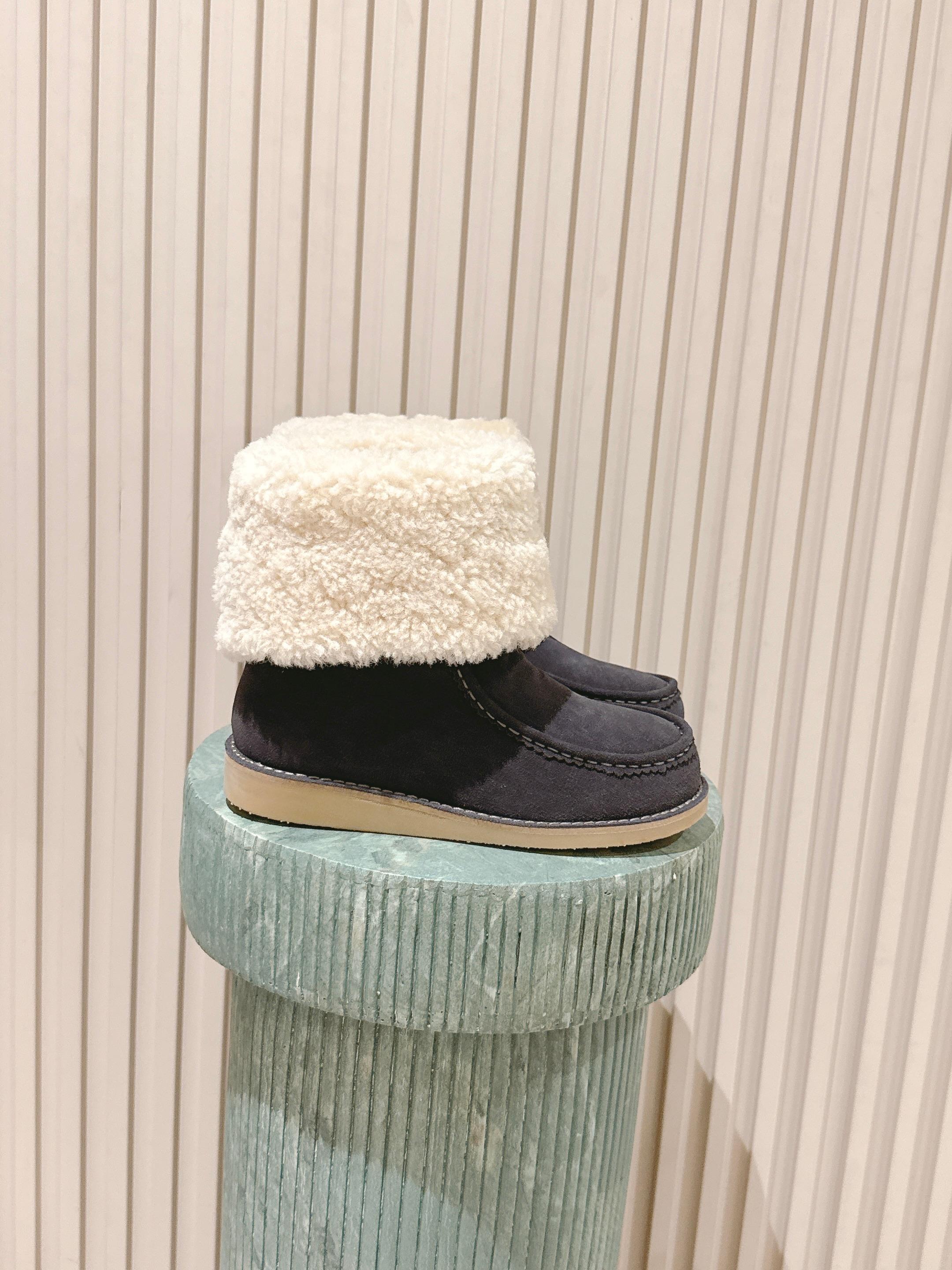 NO:559593,Top version: Chloé 2025s autumn and winter lamb wool snow boots, imported cow suede + real wool lining, fine texture and breathable, super comfortable to wear! Thick lamb wool lapels, perfect warmth retention, rubber soles are non-slip and wear-resistant, suitable for daily commuting or outdoors. Versatile for autumn and winter wear, practical and fashionable, easy to cope with cold weather. Size:  35-41 (40.41 custom-made, non-refundable), snow boots, chloe, boots19860909顶级版本:Chloé 蔻依 2025s秋冬羊羔毛雪地靴 进口牛反绒+真羊毛内里,质感细腻又透气,穿着超舒适!厚实羊羔毛翻领,保暖力满分,生胶鞋底防滑耐磨,日常通勤或户外都OK计.秋冬穿搭百搭神器,实用又时髦,轻松应对寒冷天气. Size : 35-41（40.41订做不退换）,雪地靴,chloe,boots,Women's Shoes